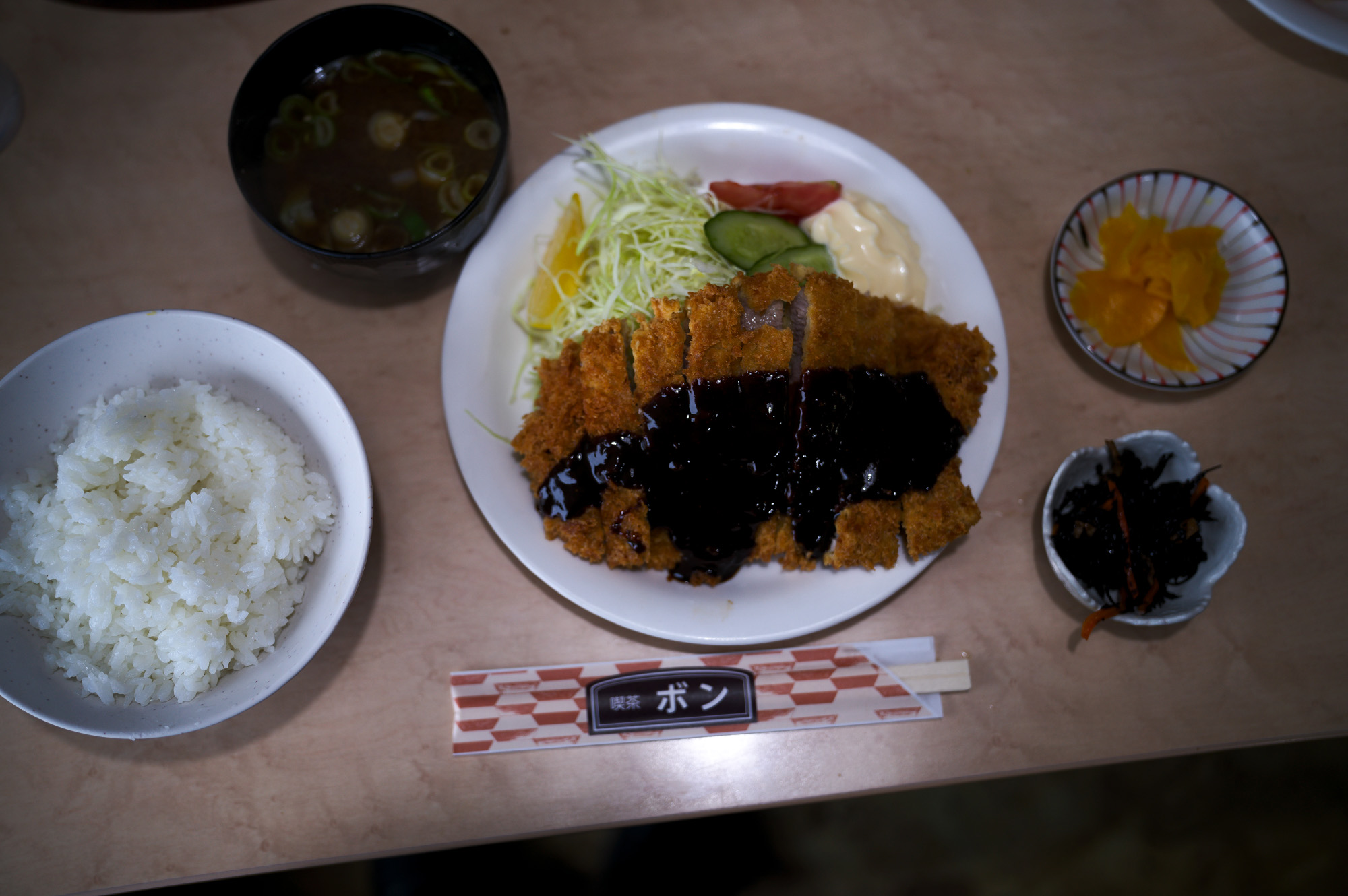 喫茶ボン 甚目寺 喫茶店 愛知県あま市下宣津平島12 焼きそば みそかつ定食 スパゲッティ イタリアン ミート カレーソース 大盛り ハンバーグ 目玉焼き カキフライ 赤だし 海老フライ 魚フライ カツライス 唐揚げ ハムエッグ ピラフ 海老カレー バタートースト あんトースト ジャムトースト ハムトースト エッグトースト 野菜サンド ハムサンド エッグサンド ミックスサンド カツサンド コーヒーセット アイスクリーム あんみつ豆 クリームあんみつ フルーツみつ豆 チョコレートパフェ フルーツパフェ 小倉パフェ ALPHARD LM アルファード  2023 alphard LM 愛知 名古屋 Alto e Diritto altoediritto アルトエデリット TOYOTA トヨタ 「3.21(tue)」,「3.22(wed)」お休みとなります PATEK PHILIPPE 5270J グランドコンプリケーション  情熱の薔薇 THE BLUE HEARTS ザ・ブルーハーツ ヒロト 甲本ヒロト ブルーハーツ Rose of Passion 「2.27(mon)」,「2.28(tue)」,「3.01(wed)」 お休みとなります ROLEX DAYDATE 18028 White Roman Dial ロレックス デイデイト ホワイト アラビック Mickey MR.BRAINWASH 2010 ミッキー ミスターブレインウォッシュ Mickey / MR.BRAINWASH 2010 ミッキー ミッキーマウス ミスターブレインウォッシュ Banksy Thrower / MR.BRAINWASH バンクシー Flower Thrower Banksy ミスターブレインウォッシュ 愛知 名古屋 Alto e Diritto altoediritto アルトエデリット ART アート BANKSY ミスターブレインウォッシュの名を広く世に知らしめたのは、ストリートアーティスト・バンクシーの初監督作品にしてアカデミー賞にノミネートされたドキュメンタリー映画「イグジットスルーザギフトショップ」（2010年公開）でした。 この映画が、アートの本質や意義を問うと共に、監督であるバンクシーや奇しくも”アーティスト”となったミスターブレインウォッシュの存在を広め、そして昨今に及ぶストリートアートのムーブメントに繋がる大きな役割を担ったことは、言うまでもありません。ＭR．BRAINWASH（ミスターブレインウォッシュ）ストリートアーティスト/映像作家。本名ティエリー・グウェッタ。フランス生まれ、1980年代にLAへ移住。2007年から映像作家としてキャリアをスタート。出演したバンクシー映画「イグジット・スルー・ザ・ギフトショップ」をきっかけに本格的にストリートアーティストとして活動をはじめる。 ミニチュアダックスフント チョコ「1.17(tue)」,「1.18(wed)」 お休みとなります 2022年11月26日 土曜 世界の秘密 Vaundy 一升びん　https://www.isshobin.com/　「一升びん」店名の由来昭和37年の創業当時、松阪には飲食店も今ほどは無く、会食といえば家でご馳走を作って宴会というのが多かったそうです。円卓（ちゃぶ台）を大勢で囲んで、お酒の一升瓶を中心に置いて、わいわいと皆様に楽しんで食事をしていただける様な店にしたい！！そういう思いを込めて「一升びん」と名付けました。松阪牛「A5」といえば、言わずと知れた和牛の最高峰。一般的に、すき焼きやしゃぶしゃぶの最上級肉として供されるこのクラスは、焼肉用とされることはほぼありません。一升びんでは、その『松阪牛「A5」』を焼肉として提供！箸で掴んで近づけただけでも違いの分かる素晴らしい香りと、一口噛めば口中にほとばしる肉汁とともに、融けるような舌触りは、ちょっと他では味わえません！牛肉は（社）日本食肉格付協会によって格付が行われています。2つの等級があり、1つは歩留（ブド）まり等級、もう1つは肉質等級です。歩留まり等級はA･B･Cの3段階に分かれてAが最も良く、肉質等級は5・4・3・2・1の5段階に分かれ、5が最も良い等級となります。一升びん本店では格付けA5の松阪牛をご提供させて頂きます。牛肉は、脂の霜降り（サシ）がよく入っている部位が、ほんのり甘く、柔らかくて人気です。松阪牛がおいしいと評判なのは、肉やサシが独特の飼育法でまんべんなく体にまわっているから。食欲増進のためにビールを飲ませたり、血行をよくするためにマッサージをするなど、丹精こめて育てられ、とろけるほどの柔らかい上質の松阪肉ができるのです。一升びんの創業は、1962年（昭和37年）今の平生町店から始まりました。最高のお肉を更に美味しく召し上がっていただく秘密が秘伝の味噌ダレ！創業以来、脈々と伝わってきた門外不出の逸品です。その味わいは、こくのある自家製ダレでありながら、決して自己主張しすぎることはなく、あくまでも肉の味わいを最大限に引き立てる脇役に徹します。ぜひ、ご賞味下さい！松阪牛焼肉・ホルモン一升びん本店松阪牛すき焼・しゃぶしゃぶ一升びん本店"はなれ"松阪牛焼肉・ホルモン一升びん宮町店松坂牛焼肉・ホルモン一升びん平生町店松阪牛焼肉・ホルモン鍋一升びん塚本店松阪牛焼肉・ホルモン一升びん川井町店松阪牛焼肉・ホルモン一升びん久居インターガーデン店松阪牛焼肉一升びん名古屋ラシック店松阪牛焼肉・ホルモン一升びん鈴鹿店松阪牛焼肉一升びん伊勢松寿亭松阪牛焼肉・ホルモン一升びん四日市泊店松阪牛焼肉・すき焼・しゃぶしゃぶ・串焼き一升びん伊勢内宮店イオンモールNagoya Noritake Garden 1F回転焼肉　一升びん　名古屋則武新町店松阪牛一升びん名古屋名駅店 Chrome Hearts CHROME HEARTS クロムハーツ クロムハーツ名古屋 Chrome Hearts Nagoya ラシック 愛知 名古屋 https://www.chromehearts.com/ OFFEE CAKE "BONBON" ボンボン 洋菓子ボンボン BONBON https://cake-bonbon.com/ 名古屋の老舗洋菓子店「ボンボン」 喫茶ボンボン 1949年（昭和24年）創業。名古屋市東区の老舗洋菓子・純喫茶ボンボン。開店当時から「いいものをお値打ちで」という思いを込めて、素材にこだわったケーキをひとつひとつ丁寧に作り続けてまいります。当店でしか味わうことができない逸品の数々。昭和レトロ感漂う店内で是非ご堪能ください。  〒461-0001 愛知県名古屋市東区泉2-1-22 CHROME HEARTS "TAPE DISPENSER" クロムハーツ テープ　ディスペンサー 愛知 名古屋 Alto e Diritto altoediritto アルトエデリット セロハンテープ マネークリップ クロムハーツボールペン リチャードスターク CHROME HEARTS MONEY CLIP CH CROSS 925silver CHROME HEARTS “PEN 4COLOR FERNIE 925silver Wolfgang's Steakhouse Signature Aoyama WOLFGANS'S STEAKHOUSE ウルフギャング ステーキハウス Tボーンステーキ  東京都 港区 北青山 2-5-8　青山OM-SQUARE1F 03-5843-0822 100席 (ダイニング58席、個室A：10席、個室B：8席、バー＆ウイスキーラウンジ24席) BARONROUGE バロンルージュ 〒460-0008 愛知県名古屋市中区栄5丁目19番12 @nagoya_baronrouge 050-5872-9950 移転 renewal open 。大人がひっそりと訪れる酒と料理を嗜むお店 25年続くお店が少しだけ移転しリニューアルオープン。新築のビル2階に佇む大人のためのレストラン＆バー。大人の階段を上り重厚な扉を開けると1日の疲れをリセット。大人の日常にそっと手を差し伸べる程よい非日常空間。プロが作る美味い酒 と しっかり食べられる料理。酒だけでも 料理だけでも 会話だけでも お気軽に。初めてご来店の方も いつもの馴染みのお店にしてください。八乃助 ISAMUKATAYAMABACKLASH イサムカタヤマバックラッシュ 片山勇 バックラッシュ ATSUTA JINGU ///【LEICA M10-P ASC 100 Edition + SUMMILUX-M F1.4/50mm ASPH】2022年5月11日 火曜 熱田神宮 Wolfgang's Steakhouse Signature Aoyama WOLFGANS'S STEAKHOUSE ウルフギャング ステーキハウス Tボーンステーキ  東京都 港区 北青山 2-5-8　青山OM-SQUARE1F 03-5843-0822 100席 (ダイニング58席、個室A：10席、個室B：8席、バー＆ウイスキーラウンジ24席) THE RITZ-CARLTON TOKYO "CLUB LEVEL" // 2022.5.06-5.08 ザ・リッツ・カールトン クラブ®レベル ザ・リッツ・カールトンの最高峰のおもてなしを、最上級の空間と設備でご体験いただける「ザ・リッツ・カールトン クラブレベル」。そのおもてなしの中心となるクラブラウンジは、レジデンスをテーマにしたラウンジの概念を超えた空間です。 レセプション、ガーデンテラス、ダイニングルーム、ライブラリーラウンジの4つの エリアに分かれた「クラブラウンジ」では、時間帯によって多彩な趣きでお客様をお迎えいたしております。お客様のクラブレベルのステイをより快適なものにするクラブコンシェルジュは、お客様一人ひとりをお名前でお呼びし、それぞれのお好みに合わせたパーソナルなサービスをお届けいたします。お誕生日や記念日、プロポーズなど特別な日のご滞在には、ご要望に合わせて心に残るひとときを演出するプランをご提案します。 ザ・ロビーラウンジ ラウンジ ホテルの45階、お客様をお迎えするメインロビーに位置する「ザ・ロビーラウンジ」は、お待ち合わせや語らいの時間を特別なものにします。毎週金～日曜日の15時～16時20分の間、「ハープ＆アフタヌーンティー」を提供しております。確かな技術を有するハープ奏者が奏でる美しい音色を聴きながらペストリーシェフによるアフタヌーンティーをお召し上がり頂けます。夕暮れへと移ろいゆく美しい東京の景色と共に、ゆったりとした午後のひとときをお楽しみ下さい45階の開放的な空間で楽しむ伝統的なアフタヌーンティー ザ・リッツ・カールトン東京の45階、お客様をお迎えするメインロビーに位置する「ザ・ロビーラウンジ」は、お待ち合わせや語らいの時間を特別なものにします。 心地よいピアノの生演奏が流れるラグジュアリーな空間で、モダンなアフタヌーンティーセットや厳選された世界各地の茶葉によるティーセレクションと共に、優雅なひと時をお楽しみ下さい。東京の中心に位置する六本木というロケーションに相応しい、西洋と東洋のモダンな融合を表現したインテリアには、オリエンタルな紫、赤、モノトーンを基調とした配色や、和をモチーフとしたファブリックなどを用い、全体として和洋の調和を感じさせる空間となっており、時間の移ろいに合わせた生演奏が彩りを添えます。ISAIA Napoli TOKYO MIDTOWN イザイア ナポリ 東京ミッドタウン スーツ、ジャケット、シャツ、パンツ、シューズ、ネクタイ、チーフ、カバン 愛知 名古屋 Alto e Diritto altoediritto アルトエデリット 20224月19日 ミシュラン ヴァガボンド 2021年12月14日 LA VAGABONDE ラ・ヴァガボンド フレンチ フランス料理 鶴舞 ラヴァカボンド chef ryousuke iwamoto 岩本龍介 予約のとれないフレンチ 名店 美食家 放浪者 旅人 愛知県名古屋市中区千代田2丁目14-24 キャノンピア鶴舞 1F 愛知 名古屋 Alto e Diritto altoediritto アルトエデリット 超絶フレンチ ドレスコード ディナー 中華風家庭料理 ふーみん (表参道/中華料理)　〒107-0062 東京都港区南青山５丁目７−１７ 03-3498-4466　表参道・青山エリアの南青山の中華料理店、中華風家庭料理 ふーみんのオフィシャルページです　CHACOあまみや　千駄ヶ谷の有名なステーキ屋「CHACOあめみや」 炭焼きステーキ 〒151-0051 東京都渋谷区千駄ケ谷１丁目７−１２ 03-3402-6066 http://chacoamemiya.com/sp/ １９７９年（昭和５４年）に開店してから当時のままの姿の店内は重みを感じる。　（お客様からは「昭和の香りがする・・」と言われます）真っ白だった壁も年月を感じさせる趣がある。店内に入るとまず目に入るのが、大きな炭焼きの竈。営業当時からの肉の旨みを沢山吸い込んでいるかも・・・。１９７９年（昭和５４年）に開店してから当時のままの姿の店内は重みを感じる。　（お客様からは「昭和の香りがする・・」と言われます）真っ白だった壁も年月を感じさせる趣がある。店内に入るとまず目に入るのが、大きな炭焼きの竈。営業当時からの肉の旨みを沢山吸い込んでいるかも・・・。炭で焼かれたステーキのお皿は鉄板ではなく鋳物です。牛肉は融点が高いため冷めやすい鉄板ではすぐに肉が固くなってしまいます。チャコのお皿は長い時間温かいので柔らかい牛肉をゆっくりご賞味いただけます。ワイン片手に語らいながら心安らぐ美味しい時間をお過ごしください。LA BISBOCCIA　ラ・ビスボッチャ/LA BISBOCCIA (広尾/イタリアン) RISTORANTE LA BISBOCCIA 〒150-0013 東京都渋谷区恵比寿2-36-13 広尾MTRビル1F "イタリア政府公認レストラン"として選ばれた本格的イタリアン。スタッフもイタリア人が中心で、イタリアにいる気分になれそうな空間。 https://labisboccia.tokyo/ 愛知 名古屋 Vineria Cassini ヴィネリア カッシーニ 東別院 イタリアン 愛知県名古屋市中区伊勢山1-9-13 伊勢山ハイツ1F #1F Iseyamahaitsu, 1-9-13 Iseyama Naka-ku, Nagoya-shi, Aichi-ken 460-0026, Japan イタリアを旅するような気分で楽しむ郷土料理と様々なワイン "Vineria(ヴィネリア)とは、イタリア語でVino(ワイン)＋Osteria(食堂)を足した造語です。 イタリアの郷土料理とその土地で造られた様々なワインをイタリアを旅するような気分でお楽しみいただけます。 「イタリア現地の味」を目指した素材を生かすストレートかつ伝統的なイタリア料理をアラカルトもしくはコースでお楽しみください。 約200種類のイタリアワインの中から、ソムリエがベストなワインを選びます。お料理やお好みに合わせたグラスワインやワインコースもご用意しております。"2021年10月15日 煖 MEI メイ イタリアン 国際センター 名古屋市西区那古野1-23-2 四間道糸重3 mei-nagoya.com shikemichi サンタキアラ Santa Chiara コース 18時一斉スタート きのこ キノコ 森内敬子　モーゼ十戒　ナナツモリピノノワール 2016 pinot noir ドメーヌタカヒコ 曽我貴彦 北海道余市郡余市町登町1395  ワイン名古屋市東区徳川町　天然キノコ MEI 那古野 ネコ 猫　にゃんこ 愛知 名古屋 Alto e Diritto altoediritto アルトエデリット カウンター7席 えごま　味噌カツ ミソカツ みそかつ とんかつ 東別院 〒460-0021 愛知県名古屋市中区平和2丁目16-15 052-323-0963  鶴舞線のガード下にあるトンカツの美味しいお店 みそかつ えごま　和食 美奈登 ミナト 老舗焼肉店 神宮前/焼肉 レトロ モクモク 味噌ダレ とんちゃん 熱田 ホルモン ヤキニク とんねるず ペレ きたなシュラン 懐かし 名鉄堀田駅から徒歩20分 瑞穂区 〒467-0879 愛知県名古屋市瑞穂区平郷町2-6-2 LA VAGABONDE ラ・ヴァガボンド フレンチ フランス料理 鶴舞 ラヴァカボンド chef ryousuke iwamoto 岩本龍介 予約のとれないフレンチ 名店 美食家 放浪者 旅人 愛知県名古屋市中区千代田2丁目14-24 キャノンピア鶴舞 1F 愛知 名古屋 Alto e Diritto altoediritto アルトエデリット 超絶フレンチ ドレスコード ディナー STEAK HOUSE Beef Okuma ステーキハウス ビーフオークマ 名古屋店 霜降り黒毛和牛 サーロイン フィレ シャトーブリアン 仙台牛 宮城牛 近江牛 150g 200g ハンバーグ 松坂屋 名古屋店 愛知　名古屋 Alto e Diritto altoediritto  GW休暇 Alto e Diritto アルトエデリット altoediritto 愛知 名古屋 ゴールデンウィーク 休暇 炭火焼肉 煖  だん ダン 愛知 名古屋 焼き肉  名駅店 瑞穂本店 Alto e Diritto altoediritto アルトエデリット 夢 希望 Dream FREEMASONRY フリーメーソン AUDEMARS PIGUET オーデマピゲ SEX PISTOLS セックスピストルズ JOY DIVISION ジョイディヴィジョン DAVID BOWIE デヴィットボーウィ THE VELVET UNDERGROUND ザベルベットアンダーグラウンド THE ROLLING STONES ザローリングストーンズ QUEEN クイーン LED ZEPPELIN レッドツェッペリン Alto e Diritto アルトエデリット 愛知 名古屋 Italy MOORER ムーレー / BELVEST ベルベスト / ISAIA イザイア / LUCA GRASSIA ルカグラシア / Alfredo Rifugio アルフレードリフージオ / LARDINI ラルディーニ / De Petrillo デ・ペトリロ / TAGLIATORE タリアトーレ / Sealup シーラップ / EMMETI エンメティ / CINQUANTA チンクアンタ / SILENCE サイレンス / MOLEC モレック / Finamore フィナモレ / ORIAN オリアン / AVINO Laboratorio Napoletano アヴィーノ / INCOTEX インコテックス / INCOTEX SLACKS インコテックススラックス / PT TORINO ピーティートリノ / BERWICH ベルウィッチ / VIGANO ヴィガーノ / RICHARD J.BROWN リチャードJブラウン / FEDELI フェデーリ / MANRICO CASHMERE マンリコカシミヤ / ZANONE ザノーネ / Cruciani クルチアーニ / GRAN SASSO グランサッソ / Settefili Cashmere セッテフィーリカシミア / Girelli Bruni ジレリブルーニ / ENZO BONAFE エンツォボナフェ / FERRANTE フェランテ / GHOUD ゴード / ACATE アカーテ / Cisei シセイ / STEFANO RICCI ステファノリッチ / ALPO アル France Georges de Patricia ジョルジュドパトリシア / SAINT LAURENTサンローラン / CELINE セリーヌ / AUBERCY オーベルシー / lucien pellat-finet ルシアンペラフィネ / NATIONAL STANDARD ナショナルスタンダー U.S.A. South Paradiso Leather サウスパラディソ / JACQUESMARIEMAGE ジャックマリーマージュ / MARC MARMEL マークマーメル / WHITE'S BOOTS ホワイツブーツ / JUTTA NEUMANN ユッタニューマン England GRENFELL グレンフェル / J&M DAVIDSON ジェイアンドエムディヴィッドソン / JAMES GROSE ジェームスグロース / JOHN SMEDLEY ジョンスメドレー / Johnstons ジョンストンズ Other FIXER フィクサー / cuervo bopoha クエルボ ヴァローナ / BACKLASH The Line バックラッシュ ザライン / RIVORA リヴォラ / C.QP / Order Suit オーダースーツ 愛知 名古屋 Alto e Diritto altoediritto アルトエデリッライカM10 アポズミクロン 2021 October.27 21年目スタート 21年目からは楽しくゆっくりすごしてゆけたらなと思ってます ジョーストラマー 「10.26(tue)」,「10.27(wed)」 お休みとなります Thames LONDON / HERBIE YAMAGUCHI 1983 テムズ川 ロンドン ハービー山口 1983年 イギリス England イングランド 写真家 写真 Not Banksy ノットバンクシー BANKSY バンクシー 我々の敵はあなたの敵じゃない   共に生きよう LEICA // APO-SUMMICRON-M f2/35mm ASPH. ライカ アポ・ズミクロンM f2/35mm ASPH. 愛知 名古屋 Alto e Diritto altoediritto アルトエデリット 世界最高峰のレンズと称賛され続けているライカMレンズにおいて、アポ・ズミクロンM f2/35mm ASPH.もそのMレンズの名にふさわしい優れた性能を誇ります。さらに、アポ・ズミクロンMシリーズのレンズとしてはもちろんのこと、これまでにない新しいタイプのMレンズとして目をひく存在でもあります。その特長は、Mレンズの中で最短で唯一ともいえる最短撮影距離と、きわめてシャープな描写力、美しいボケ味、そして開放F値F2という明るさにあります。ドイツならではの高度な製造技術が生み出したこのレンズを活用すれば、M型カメラはもとより、「ライカSL2」や「ライカSL2-S」でも、優れた描写力を活用してあらゆるシーンでの撮影が楽しめます。 光学系の設計に全撮影距離で高画質が得られるフローティングシステムを採用しているため、近距離撮影でも高い描写力を発揮しながら、Mレンズでは唯一となるわずか30cmという最短撮影距離を実現しています。フォーカスリングの回転角は300°ときわめて大きく、最短撮影距離が短くなっているにも関わらず緻密なピント合わせが可能です。開放値はF2.0という明るさで、クリエイティブな作品づくりも多彩に楽しめます。その時々の貴重な瞬間を、ライカらしい高品位な写真として記録することができます。イギリスの写真家ヒュー・ジョン氏は、ポートレート撮影でもアポ・ズミクロンM f2/35mm ASPH.が威力を発揮することを実感しました。「被写界深度がこれほど浅くなるとは驚きました。まつげの部分が驚くほどシャープに描写され、そこから徐々にボケていく。これは元のサイズのまま一部をトリミングしたものですが、85mm、いや、105mmのレンズで撮影したかのような仕上がりです！」「アポ・ズミクロンM f2/35mm ASPH.は、美しいボケ味でポートレート写真に新たな可能性をもたらすレンズですね。それに接写もこなせるので、まさにオールラウンドな1本だと言えます。色の再現性も絶妙で、シャープな解像感も素晴らしい。これさえあれば他のレンズはいらないと言ってもいいかもしれません！」2021年8月18日 Leica Nagoya ライカ松坂屋名古屋店 ライカ名古屋 460-8430 愛知県中区栄3-16-1 松坂屋名古屋店 北館3Ｆ 052-264-2840 入鹿池　いるかいけ 名古屋近郊のボート釣りのメッカ 愛知県犬山市の入鹿、飛騨木曽川国定公園内にある人工の農業用ため池 わかさぎ釣り・ブラックバス釣りなら入鹿池にある見晴茶屋へ https://inuyama.gr.jp/miharashi.html 犬山観光情報  ワカサギやブラックバス釣りのメッカとして知られる入鹿池 ブラックバス釣果 犬山名物 でんがく 五平餅 見晴茶屋 愛知県犬山市堤下60 蓬ぜん 犬山 犬山口 愛知 名古屋名物 ひつまぶし http://houzen.s-d.jp/index.html 犬山城 ミシュランガイド愛知2019 あつた蓬莱軒 22年間修行 店主 うなぎ ウナギ 鰻 愛知県犬山市上坂町4-168 0568-39-5077 犬山市観光協会 ミシュラン 博多串焼き 八乃助  焼き鳥 焼鳥 愛知 名古屋 とみやBLOG 富屋酒店 とみやBLOG ライカ LEICA LEICA M10-p ASC100 EDITION ライカM10-P ズミルックス 2021年7月27日 煖 MEI メイ イタリアン 国際センター 名古屋市西区那古野1-23-2 四間道糸重3 mei-nagoya.com shikemichi サンタキアラ Santa Chiara コース 18時一斉スタート きのこ キノコ 森内敬子　モーゼ十戒　ナナツモリピノノワール 2016 pinot noir ドメーヌタカヒコ 曽我貴彦 北海道余市郡余市町登町1395  ワイン名古屋市東区徳川町　天然キノコ MEI 那古野 ネコ 猫　にゃんこ 愛知 名古屋 Alto e Diritto altoediritto アルトエデリット カウンター7席 えごま　味噌カツ ミソカツ みそかつ とんかつ 東別院 〒460-0021 愛知県名古屋市中区平和2丁目16-15 052-323-0963  鶴舞線のガード下にあるトンカツの美味しいお店 みそかつ えごま　和食 美奈登 ミナト 老舗焼肉店 神宮前/焼肉 レトロ モクモク 味噌ダレ とんちゃん 熱田 ホルモン ヤキニク とんねるず ペレ きたなシュラン 懐かし 名鉄堀田駅から徒歩20分 瑞穂区 〒467-0879 愛知県名古屋市瑞穂区平郷町2-6-2 LA VAGABONDE ラ・ヴァガボンド フレンチ フランス料理 鶴舞 ラヴァカボンド chef ryousuke iwamoto 岩本龍介 予約のとれないフレンチ 名店 美食家 放浪者 旅人 愛知県名古屋市中区千代田2丁目14-24 キャノンピア鶴舞 1F 愛知 名古屋 Alto e Diritto altoediritto アルトエデリット 超絶フレンチ ドレスコード ディナー STEAK HOUSE Beef Okuma ステーキハウス ビーフオークマ 名古屋店 霜降り黒毛和牛 サーロイン フィレ シャトーブリアン 仙台牛 宮城牛 近江牛 150g 200g ハンバーグ 松坂屋 名古屋店 愛知　名古屋 Alto e Diritto altoediritto  GW休暇 Alto e Diritto アルトエデリット altoediritto 愛知 名古屋 ゴールデンウィーク 休暇 炭火焼肉 煖  だん ダン 愛知 名古屋 焼き肉  名駅店 瑞穂本店 Alto e Diritto altoediritto アルトエデリット 夢 希望 Dream FREEMASONRY フリーメーソン AUDEMARS PIGUET オーデマピゲ SEX PISTOLS セックスピストルズ JOY DIVISION ジョイディヴィジョン DAVID BOWIE デヴィットボーウィ THE VELVET UNDERGROUND ザベルベットアンダーグラウンド THE ROLLING STONES ザローリングストーンズ QUEEN クイーン LED ZEPPELIN レッドツェッペリン Alto e Diritto アルトエデリット 愛知 名古屋 Italy MOORER ムーレー / BELVEST ベルベスト / ISAIA イザイア / LUCA GRASSIA ルカグラシア / Alfredo Rifugio アルフレードリフージオ / LARDINI ラルディーニ / De Petrillo デ・ペトリロ / TAGLIATORE タリアトーレ / Sealup シーラップ / EMMETI エンメティ / CINQUANTA チンクアンタ / SILENCE サイレンス / MOLEC モレック / Finamore フィナモレ / ORIAN オリアン / AVINO Laboratorio Napoletano アヴィーノ / INCOTEX インコテックス / INCOTEX SLACKS インコテックススラックス / PT TORINO ピーティートリノ / BERWICH ベルウィッチ / VIGANO ヴィガーノ / RICHARD J.BROWN リチャードJブラウン / FEDELI フェデーリ / MANRICO CASHMERE マンリコカシミヤ / ZANONE ザノーネ / Cruciani クルチアーニ / GRAN SASSO グランサッソ / Settefili Cashmere セッテフィーリカシミア / Girelli Bruni ジレリブルーニ / ENZO BONAFE エンツォボナフェ / FERRANTE フェランテ / GHOUD ゴード / ACATE アカーテ / Cisei シセイ / STEFANO RICCI ステファノリッチ / ALPO アル France Georges de Patricia ジョルジュドパトリシア / SAINT LAURENTサンローラン / CELINE セリーヌ / AUBERCY オーベルシー / lucien pellat-finet ルシアンペラフィネ / NATIONAL STANDARD ナショナルスタンダー U.S.A. South Paradiso Leather サウスパラディソ / JACQUESMARIEMAGE ジャックマリーマージュ / MARC MARMEL マークマーメル / WHITE'S BOOTS ホワイツブーツ / JUTTA NEUMANN ユッタニューマン England GRENFELL グレンフェル / J&M DAVIDSON ジェイアンドエムディヴィッドソン / JAMES GROSE ジェームスグロース / JOHN SMEDLEY ジョンスメドレー / Johnstons ジョンストンズ Other FIXER フィクサー / cuervo bopoha クエルボ ヴァローナ / BACKLASH The Line バックラッシュ ザライン / RIVORA リヴォラ / C.QP / Order Suit オーダースーツ 愛知 名古屋 Alto e Diritto altoediritto アルトエデリット