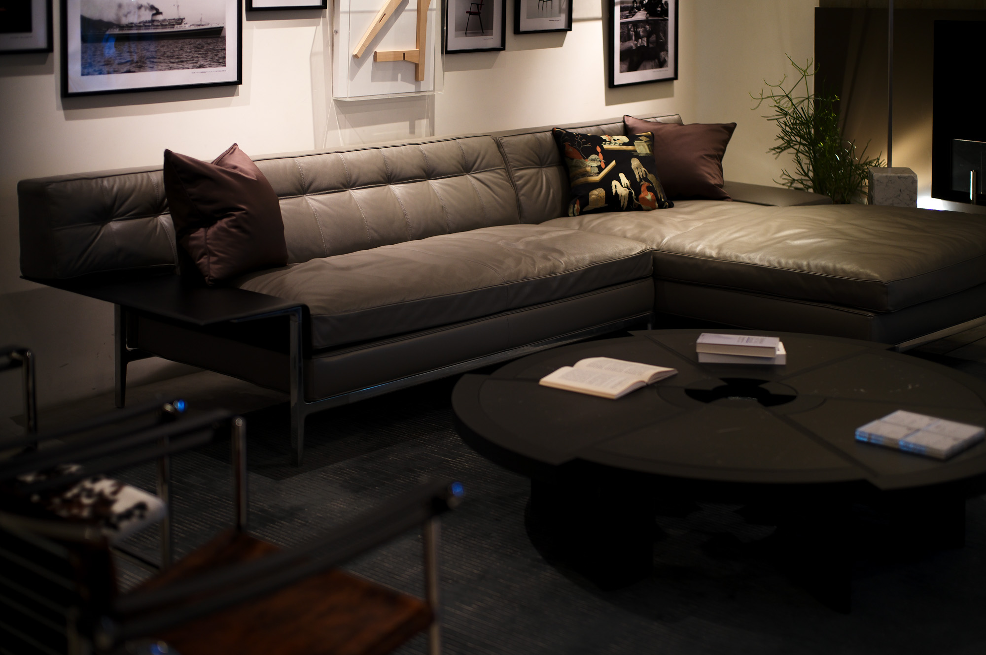 Cassina ixc. Aoyama shop　カッシーナ・イクスシー青山本店　〒107-0062 東京都港区南青山2-12-14ユニマット青山ビル1、2、3F　Tel. 03-5474-9001　名古屋   〒460-0008 愛知県名古屋市中区栄５丁目２−２１５ カッシーナ・イクスシー名古屋店  675 MARALUNGA 40 MAXI MARALUNGA　マラルンガ MARALUNGA 40-MAXI 1973年の発表以来カッシーナのベストセラーであり続けるMARALUNGAソファ。発売40周年の際にはエッジにパイピングを施したMARALUNGA 40を発表し、デザインアイコンに新たな解釈を加えモダンでフレッシュな印象を与えました。このたび、より現代のライフスタイルに適応するよう、MALARUNGA 40 MAXIとして従来のサイズより幅が35％、奥行きが10％大きくなったニュージェネレーションが登場しました。多くの人に愛され続ける座り心地に加え、サイズが大きくなったことと背クッションが標準装備されることにより、その快適性を一段と高めています。