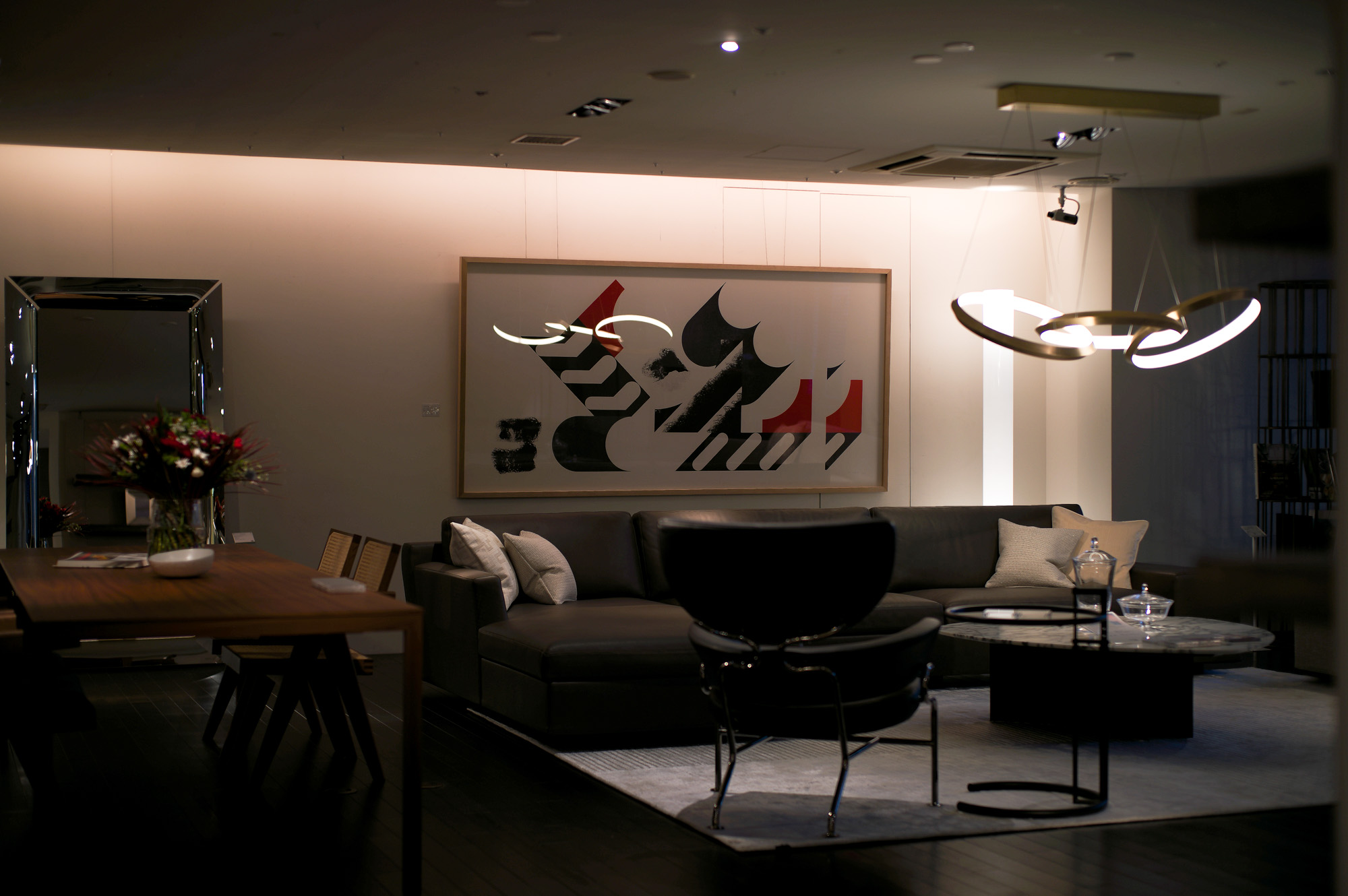 Cassina ixc. Aoyama shop　カッシーナ・イクスシー青山本店　〒107-0062 東京都港区南青山2-12-14ユニマット青山ビル1、2、3F　Tel. 03-5474-9001　名古屋   〒460-0008 愛知県名古屋市中区栄５丁目２−２１５ カッシーナ・イクスシー名古屋店  675 MARALUNGA 40 MAXI MARALUNGA　マラルンガ MARALUNGA 40-MAXI 1973年の発表以来カッシーナのベストセラーであり続けるMARALUNGAソファ。発売40周年の際にはエッジにパイピングを施したMARALUNGA 40を発表し、デザインアイコンに新たな解釈を加えモダンでフレッシュな印象を与えました。このたび、より現代のライフスタイルに適応するよう、MALARUNGA 40 MAXIとして従来のサイズより幅が35％、奥行きが10％大きくなったニュージェネレーションが登場しました。多くの人に愛され続ける座り心地に加え、サイズが大きくなったことと背クッションが標準装備されることにより、その快適性を一段と高めています。