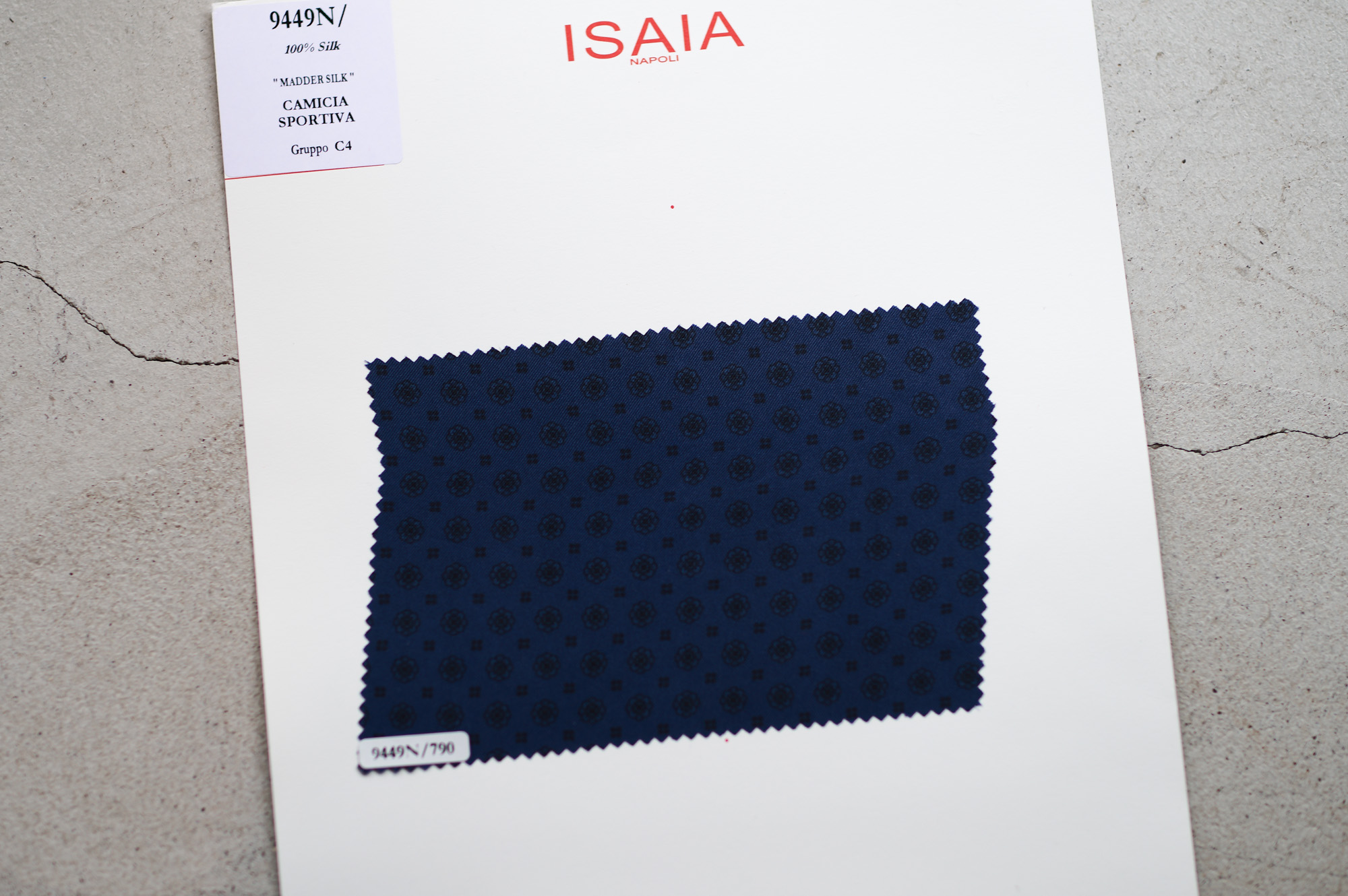 ISAIA / イザイア 【MADE TO MEASURE】【2023春夏 オーダー会 2023.3.25(sat)～2023.3.26(sun)】【ヘッドテーラー 片桐氏 3/25,3/26ご来店】 愛知 名古屋 Alto e Diritto altoediritto アルトエデリット 職人的な仕立てを持つイタリアのスーツブランドの多くとイザイアとの決定的な違いは生地づかいの華やかさにあります。それはイザイアが、ナポリで生地商としてスタートしたことに大きな理由があるのではないでしょうか。1920年代、創立者エンリコ・イザイア氏はナポリの有名な紳士服店にイタリアや英国から集めた良質な織物を卸す生地商を営んでいました。やがて仕立て職人が多く住むナポリ近郊のカサルヌオーヴォに店を移し、隣に小さな工房をつくり、職人の細やかさと巧みな製造技術に裏打ちされたスーツの生産を開始します。これがイザイアの始まりです。今でもイザイアは「まず極めて珍しいデザインの布のみを選ぶことが重要」と謳います。多くの生地をオリジナルでつくり、しかもその生地は煌びやかさを宿し、多彩な色が使われます。それでも見事なハーモニーを醸し出すのは、イザイアがトータルブランドだからこそ。スーツ・ジャケット・コートなどの重衣料はもとより、ドレスシャツまで自社工場で生産します。だからトータルでのカラーコーディネーションが図抜けているのです。毎シーズン提案される着こなしも、柄と柄を重ね合わせた「足し算」のスタイルが多いのですが、いずれも高い感性と絶妙なバランス感を醸し出しています。3代目となる社長のジャンルカ・イザイア氏は「服を着ることは個性を伝えること」だと断言します。そんな彼らの伝統と矜持がこの色に、この生地に込められているのです。 イザイアのスーツやジャケットのもうひとつの特徴が生地のことを熟知したやわらかな仕立てです。アルトエデリットでは同ブランドの最も軽い仕立てのモデル"POMPEI"というジャケットを扱っています。ラペル部分にのみ薄い芯を入れたイザイア流のアンコンストラクテッドジャケットです。大好評頂きました、オーダーイベント「MADE TO MEASURE」を行います。ナポリで研修を受けアジアエリアのヘッドテーラーを務める片桐氏が来店し、本場同様のスタイルでオーダーを堪能いただけます。スーツは"グレゴリー"、ジャケットはイベントでのみオーダーを承るモデル"コルティナ"、"セイラ―" そしてコートモデルもご用意、約300種類を超える生地の中からお選びいただけるだけでなく、アルトエデリット用に特別なラグジュアリー生地もご用意。ナポリ伝統の技とクオリティ、そしてセンスをぜひ間近でお楽しみください。