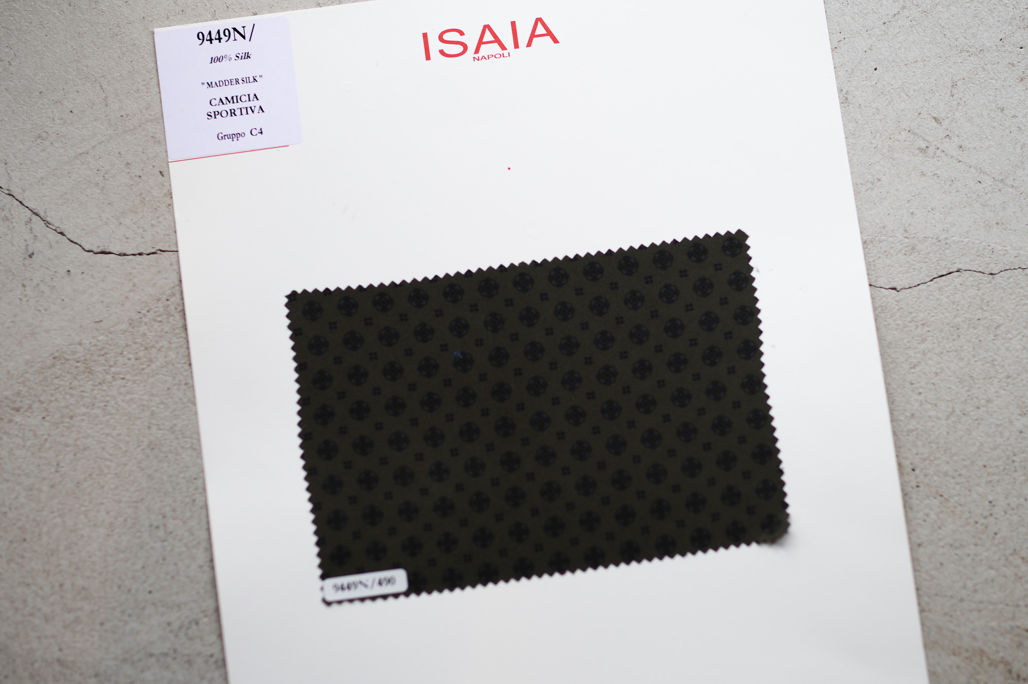 ISAIA / イザイア 【MADE TO MEASURE】【2023春夏 オーダー会 2023.3.25(sat)～2023.3.26(sun)】【ヘッドテーラー 片桐氏 3/25,3/26ご来店】 愛知 名古屋 Alto e Diritto altoediritto アルトエデリット 職人的な仕立てを持つイタリアのスーツブランドの多くとイザイアとの決定的な違いは生地づかいの華やかさにあります。それはイザイアが、ナポリで生地商としてスタートしたことに大きな理由があるのではないでしょうか。1920年代、創立者エンリコ・イザイア氏はナポリの有名な紳士服店にイタリアや英国から集めた良質な織物を卸す生地商を営んでいました。やがて仕立て職人が多く住むナポリ近郊のカサルヌオーヴォに店を移し、隣に小さな工房をつくり、職人の細やかさと巧みな製造技術に裏打ちされたスーツの生産を開始します。これがイザイアの始まりです。今でもイザイアは「まず極めて珍しいデザインの布のみを選ぶことが重要」と謳います。多くの生地をオリジナルでつくり、しかもその生地は煌びやかさを宿し、多彩な色が使われます。それでも見事なハーモニーを醸し出すのは、イザイアがトータルブランドだからこそ。スーツ・ジャケット・コートなどの重衣料はもとより、ドレスシャツまで自社工場で生産します。だからトータルでのカラーコーディネーションが図抜けているのです。毎シーズン提案される着こなしも、柄と柄を重ね合わせた「足し算」のスタイルが多いのですが、いずれも高い感性と絶妙なバランス感を醸し出しています。3代目となる社長のジャンルカ・イザイア氏は「服を着ることは個性を伝えること」だと断言します。そんな彼らの伝統と矜持がこの色に、この生地に込められているのです。 イザイアのスーツやジャケットのもうひとつの特徴が生地のことを熟知したやわらかな仕立てです。アルトエデリットでは同ブランドの最も軽い仕立てのモデル"POMPEI"というジャケットを扱っています。ラペル部分にのみ薄い芯を入れたイザイア流のアンコンストラクテッドジャケットです。大好評頂きました、オーダーイベント「MADE TO MEASURE」を行います。ナポリで研修を受けアジアエリアのヘッドテーラーを務める片桐氏が来店し、本場同様のスタイルでオーダーを堪能いただけます。スーツは"グレゴリー"、ジャケットはイベントでのみオーダーを承るモデル"コルティナ"、"セイラ―" そしてコートモデルもご用意、約300種類を超える生地の中からお選びいただけるだけでなく、アルトエデリット用に特別なラグジュアリー生地もご用意。ナポリ伝統の技とクオリティ、そしてセンスをぜひ間近でお楽しみください。