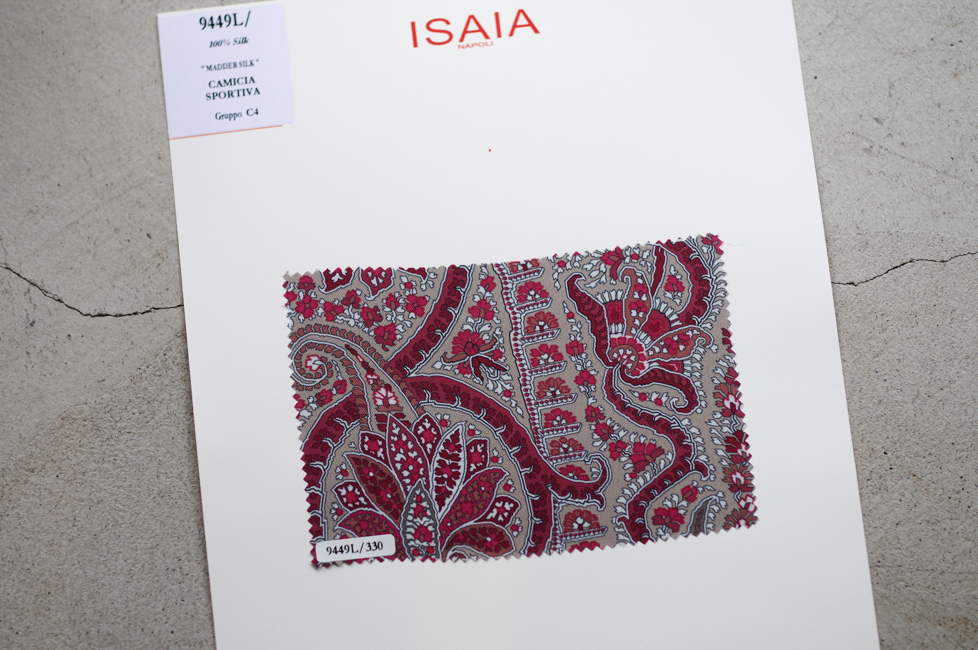 ISAIA / イザイア 【MADE TO MEASURE】【2023春夏 オーダー会 2023.3.25(sat)～2023.3.26(sun)】【ヘッドテーラー 片桐氏 3/25,3/26ご来店】 愛知 名古屋 Alto e Diritto altoediritto アルトエデリット 職人的な仕立てを持つイタリアのスーツブランドの多くとイザイアとの決定的な違いは生地づかいの華やかさにあります。それはイザイアが、ナポリで生地商としてスタートしたことに大きな理由があるのではないでしょうか。1920年代、創立者エンリコ・イザイア氏はナポリの有名な紳士服店にイタリアや英国から集めた良質な織物を卸す生地商を営んでいました。やがて仕立て職人が多く住むナポリ近郊のカサルヌオーヴォに店を移し、隣に小さな工房をつくり、職人の細やかさと巧みな製造技術に裏打ちされたスーツの生産を開始します。これがイザイアの始まりです。今でもイザイアは「まず極めて珍しいデザインの布のみを選ぶことが重要」と謳います。多くの生地をオリジナルでつくり、しかもその生地は煌びやかさを宿し、多彩な色が使われます。それでも見事なハーモニーを醸し出すのは、イザイアがトータルブランドだからこそ。スーツ・ジャケット・コートなどの重衣料はもとより、ドレスシャツまで自社工場で生産します。だからトータルでのカラーコーディネーションが図抜けているのです。毎シーズン提案される着こなしも、柄と柄を重ね合わせた「足し算」のスタイルが多いのですが、いずれも高い感性と絶妙なバランス感を醸し出しています。3代目となる社長のジャンルカ・イザイア氏は「服を着ることは個性を伝えること」だと断言します。そんな彼らの伝統と矜持がこの色に、この生地に込められているのです。 イザイアのスーツやジャケットのもうひとつの特徴が生地のことを熟知したやわらかな仕立てです。アルトエデリットでは同ブランドの最も軽い仕立てのモデル"POMPEI"というジャケットを扱っています。ラペル部分にのみ薄い芯を入れたイザイア流のアンコンストラクテッドジャケットです。大好評頂きました、オーダーイベント「MADE TO MEASURE」を行います。ナポリで研修を受けアジアエリアのヘッドテーラーを務める片桐氏が来店し、本場同様のスタイルでオーダーを堪能いただけます。スーツは"グレゴリー"、ジャケットはイベントでのみオーダーを承るモデル"コルティナ"、"セイラ―" そしてコートモデルもご用意、約300種類を超える生地の中からお選びいただけるだけでなく、アルトエデリット用に特別なラグジュアリー生地もご用意。ナポリ伝統の技とクオリティ、そしてセンスをぜひ間近でお楽しみください。