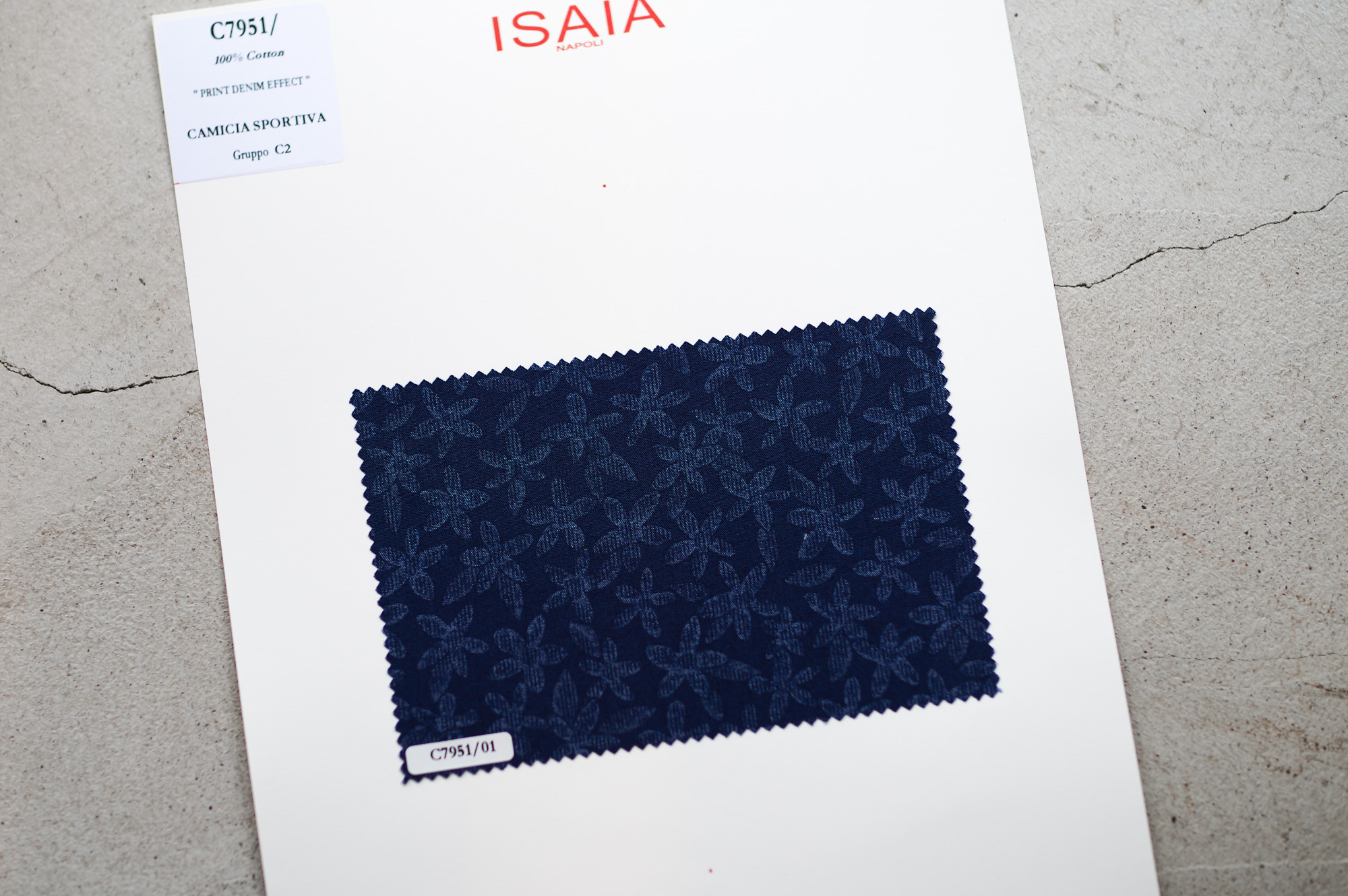 ISAIA / イザイア 【MADE TO MEASURE】【2023春夏 オーダー会 2023.3.25(sat)～2023.3.26(sun)】【ヘッドテーラー 片桐氏 3/25,3/26ご来店】 愛知 名古屋 Alto e Diritto altoediritto アルトエデリット 職人的な仕立てを持つイタリアのスーツブランドの多くとイザイアとの決定的な違いは生地づかいの華やかさにあります。それはイザイアが、ナポリで生地商としてスタートしたことに大きな理由があるのではないでしょうか。1920年代、創立者エンリコ・イザイア氏はナポリの有名な紳士服店にイタリアや英国から集めた良質な織物を卸す生地商を営んでいました。やがて仕立て職人が多く住むナポリ近郊のカサルヌオーヴォに店を移し、隣に小さな工房をつくり、職人の細やかさと巧みな製造技術に裏打ちされたスーツの生産を開始します。これがイザイアの始まりです。今でもイザイアは「まず極めて珍しいデザインの布のみを選ぶことが重要」と謳います。多くの生地をオリジナルでつくり、しかもその生地は煌びやかさを宿し、多彩な色が使われます。それでも見事なハーモニーを醸し出すのは、イザイアがトータルブランドだからこそ。スーツ・ジャケット・コートなどの重衣料はもとより、ドレスシャツまで自社工場で生産します。だからトータルでのカラーコーディネーションが図抜けているのです。毎シーズン提案される着こなしも、柄と柄を重ね合わせた「足し算」のスタイルが多いのですが、いずれも高い感性と絶妙なバランス感を醸し出しています。3代目となる社長のジャンルカ・イザイア氏は「服を着ることは個性を伝えること」だと断言します。そんな彼らの伝統と矜持がこの色に、この生地に込められているのです。 イザイアのスーツやジャケットのもうひとつの特徴が生地のことを熟知したやわらかな仕立てです。アルトエデリットでは同ブランドの最も軽い仕立てのモデル"POMPEI"というジャケットを扱っています。ラペル部分にのみ薄い芯を入れたイザイア流のアンコンストラクテッドジャケットです。大好評頂きました、オーダーイベント「MADE TO MEASURE」を行います。ナポリで研修を受けアジアエリアのヘッドテーラーを務める片桐氏が来店し、本場同様のスタイルでオーダーを堪能いただけます。スーツは"グレゴリー"、ジャケットはイベントでのみオーダーを承るモデル"コルティナ"、"セイラ―" そしてコートモデルもご用意、約300種類を超える生地の中からお選びいただけるだけでなく、アルトエデリット用に特別なラグジュアリー生地もご用意。ナポリ伝統の技とクオリティ、そしてセンスをぜひ間近でお楽しみください。