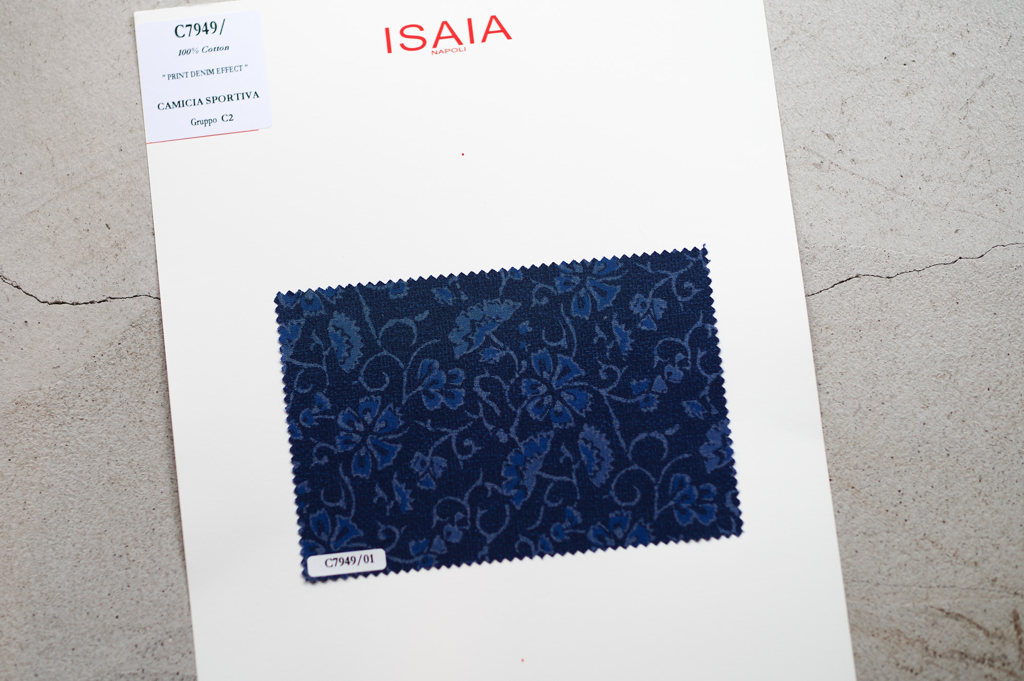 ISAIA / イザイア 【MADE TO MEASURE】【2023春夏 オーダー会 2023.3.25(sat)～2023.3.26(sun)】【ヘッドテーラー 片桐氏 3/25,3/26ご来店】 愛知 名古屋 Alto e Diritto altoediritto アルトエデリット 職人的な仕立てを持つイタリアのスーツブランドの多くとイザイアとの決定的な違いは生地づかいの華やかさにあります。それはイザイアが、ナポリで生地商としてスタートしたことに大きな理由があるのではないでしょうか。1920年代、創立者エンリコ・イザイア氏はナポリの有名な紳士服店にイタリアや英国から集めた良質な織物を卸す生地商を営んでいました。やがて仕立て職人が多く住むナポリ近郊のカサルヌオーヴォに店を移し、隣に小さな工房をつくり、職人の細やかさと巧みな製造技術に裏打ちされたスーツの生産を開始します。これがイザイアの始まりです。今でもイザイアは「まず極めて珍しいデザインの布のみを選ぶことが重要」と謳います。多くの生地をオリジナルでつくり、しかもその生地は煌びやかさを宿し、多彩な色が使われます。それでも見事なハーモニーを醸し出すのは、イザイアがトータルブランドだからこそ。スーツ・ジャケット・コートなどの重衣料はもとより、ドレスシャツまで自社工場で生産します。だからトータルでのカラーコーディネーションが図抜けているのです。毎シーズン提案される着こなしも、柄と柄を重ね合わせた「足し算」のスタイルが多いのですが、いずれも高い感性と絶妙なバランス感を醸し出しています。3代目となる社長のジャンルカ・イザイア氏は「服を着ることは個性を伝えること」だと断言します。そんな彼らの伝統と矜持がこの色に、この生地に込められているのです。 イザイアのスーツやジャケットのもうひとつの特徴が生地のことを熟知したやわらかな仕立てです。アルトエデリットでは同ブランドの最も軽い仕立てのモデル"POMPEI"というジャケットを扱っています。ラペル部分にのみ薄い芯を入れたイザイア流のアンコンストラクテッドジャケットです。大好評頂きました、オーダーイベント「MADE TO MEASURE」を行います。ナポリで研修を受けアジアエリアのヘッドテーラーを務める片桐氏が来店し、本場同様のスタイルでオーダーを堪能いただけます。スーツは"グレゴリー"、ジャケットはイベントでのみオーダーを承るモデル"コルティナ"、"セイラ―" そしてコートモデルもご用意、約300種類を超える生地の中からお選びいただけるだけでなく、アルトエデリット用に特別なラグジュアリー生地もご用意。ナポリ伝統の技とクオリティ、そしてセンスをぜひ間近でお楽しみください。