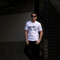 ISAMU KATAYAMA BACKLASH × Alto e Diritto (イサムカタヤマ バックラッシュ × アルト エ デリット) Crew Neck T-shirt ロゴプリントTシャツ WHITE (ホワイト) MADE IN JAPAN (日本製) 2023 【Special Model】【Alto e Diritto別注】【片山氏直筆スペシャルプリント】【発売開始】のイメージ