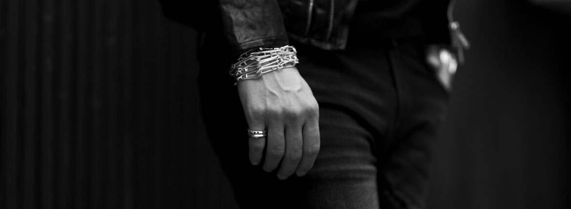 NOISE JEWEL "Ref No1311" BRACELET 925 SILVER ブレスレット ノイズジュエル 愛知 名古屋 Alto e Diritto altoediritto アルトエデリット NOISE JEWEL (ノイズジュエル) Ref No1311 BRACELET 925 SILVER ブレスレット / Detail ニューヨークのジュエリーアーティスト集団「NOISE JEWEL」。925 SILVERを使用したブレスレット。セーフティピンデザインのチェーンを6連にしたボリュームのあるデザイン。Tバーにはノイズジュエルのアイコンであるグラフィックを採用。「NOISE JEWEL」のブレスレットは、単独で身に着けても、他のアイテムと組み合わせても、洗練された魅力を放ちます。 MADE IN USA 素材表示：925 SILVER 最大チェーン幅：5.0cm Sサイズ (16.0cm) Mサイズ (18.0cm) Lサイズ (20.0cm)