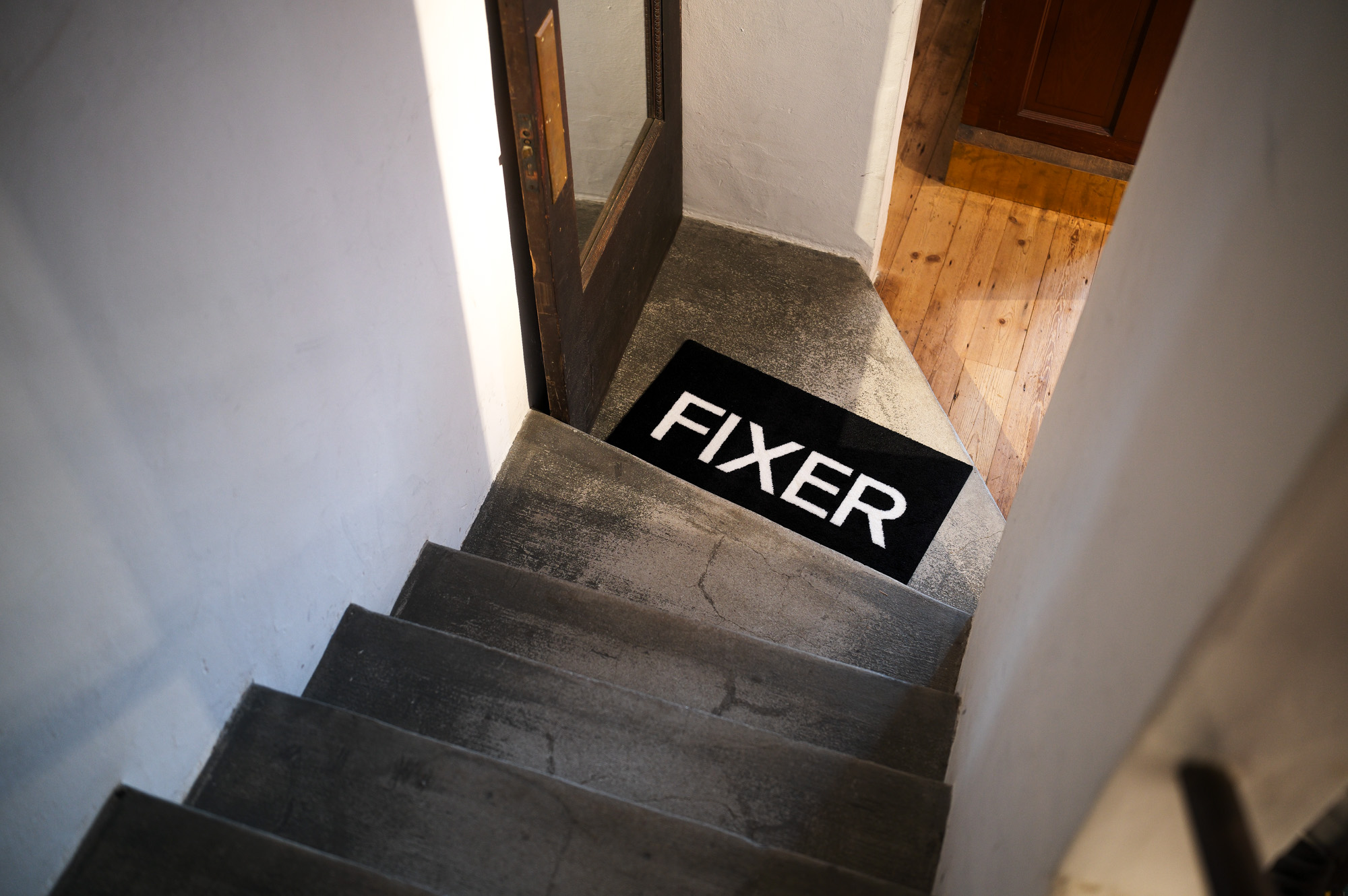 FIXER LOGO MAT BLACK × WHITE フィクサー ロゴマット 愛知 名古屋 Alto e Diritto altoediritto ラグマット RUG