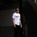 ISAMU KATAYAMA BACKLASH × Alto e Diritto (イサムカタヤマ バックラッシュ × アルト エ デリット) Crew Neck T-shirt ロゴプリントTシャツ WHITE (ホワイト) MADE IN JAPAN (日本製) 2023 【Special Model】【Alto e Diritto別注】【片山氏直筆スペシャルプリント】のイメージ