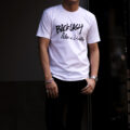 ISAMU KATAYAMA BACKLASH × Alto e Diritto (イサムカタヤマ バックラッシュ × アルト エ デリット) Crew Neck T-shirt ロゴプリントTシャツ WHITE (ホワイト) MADE IN JAPAN (日本製) 2023 【Special Model】【Alto e Diritto別注】【片山氏直筆スペシャルプリント】のイメージ