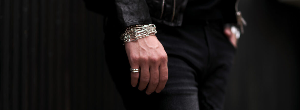 NOISE JEWEL "Ref No1311" BRACELET 925 SILVER ブレスレット ノイズジュエル 愛知 名古屋 Alto e Diritto altoediritto アルトエデリット NOISE JEWEL (ノイズジュエル) Ref No1311 BRACELET 925 SILVER ブレスレット / Detail ニューヨークのジュエリーアーティスト集団「NOISE JEWEL」。925 SILVERを使用したブレスレット。セーフティピンデザインのチェーンを6連にしたボリュームのあるデザイン。Tバーにはノイズジュエルのアイコンであるグラフィックを採用。「NOISE JEWEL」のブレスレットは、単独で身に着けても、他のアイテムと組み合わせても、洗練された魅力を放ちます。 MADE IN USA 素材表示：925 SILVER 最大チェーン幅：5.0cm Sサイズ (16.0cm) Mサイズ (18.0cm) Lサイズ (20.0cm)