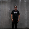 ISAMU KATAYAMA BACKLASH × Alto e Diritto (イサムカタヤマ バックラッシュ × アルト エ デリット) Crew Neck T-shirt ロゴプリントTシャツ BLACK (ブラック) MADE IN JAPAN (日本製) 2023 【Special Model】【Alto e Diritto別注】【片山氏直筆スペシャルプリント】のイメージ