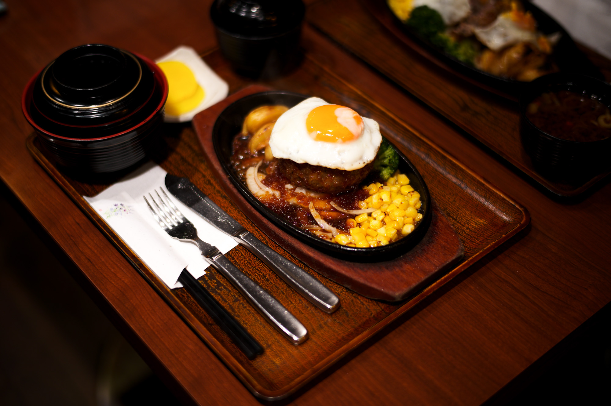 なるみ 喫茶店 ハンバーグ 手づくりハンバーグ COFFEE NARUMI 愛知県名古屋市緑区潮見が丘1-5 「潮見が丘」交差点から北へ約300m　鳴海駅から1,130m　7：00～19：30（L.O.19：00）専門店顔負け！緑区の喫茶店『なるみ』のガッツリハンバーグランチがコスパ大すぎる。食べ応え満点の粗挽きハンバーグがいただける喫茶店「なるみ」名鉄鳴海駅から徒歩16分 Toyota Municipal Museum of Art 豊田市美術館  https://www.museum.toyota.aichi.jp/ 豊田市美術館は、愛知県豊田市にある公立美術館。 〒471-0034 愛知県豊田市小坂本町８丁目５−１  1995年（平成7年 谷口建築設計研究所 ねこの細道   LOUIS VUTTON YAYOI KUSAMA トランク ドット柄 草間彌生　ルイヴィトン PATEK PHILIPPE 5270J グランドコンプリケーション  情熱の薔薇 THE BLUE HEARTS ザ・ブルーハーツ ヒロト 甲本ヒロト ブルーハーツ Rose of Passion 「2.27(mon)」,「2.28(tue)」,「3.01(wed)」 お休みとなります ROLEX DAYDATE 18028 White Roman Dial ロレックス デイデイト ホワイト アラビック Mickey MR.BRAINWASH 2010 ミッキー ミスターブレインウォッシュ Mickey / MR.BRAINWASH 2010 ミッキー ミッキーマウス ミスターブレインウォッシュ Banksy Thrower / MR.BRAINWASH バンクシー Flower Thrower Banksy ミスターブレインウォッシュ 愛知 名古屋 Alto e Diritto altoediritto アルトエデリット ART アート BANKSY ミスターブレインウォッシュの名を広く世に知らしめたのは、ストリートアーティスト・バンクシーの初監督作品にしてアカデミー賞にノミネートされたドキュメンタリー映画「イグジットスルーザギフトショップ」（2010年公開）でした。 この映画が、アートの本質や意義を問うと共に、監督であるバンクシーや奇しくも”アーティスト”となったミスターブレインウォッシュの存在を広め、そして昨今に及ぶストリートアートのムーブメントに繋がる大きな役割を担ったことは、言うまでもありません。ＭR．BRAINWASH（ミスターブレインウォッシュ）ストリートアーティスト/映像作家。本名ティエリー・グウェッタ。フランス生まれ、1980年代にLAへ移住。2007年から映像作家としてキャリアをスタート。出演したバンクシー映画「イグジット・スルー・ザ・ギフトショップ」をきっかけに本格的にストリートアーティストとして活動をはじめる。 ミニチュアダックスフント チョコ「1.17(tue)」,「1.18(wed)」 お休みとなります 2022年11月26日 土曜 世界の秘密 Vaundy 一升びん　https://www.isshobin.com/　「一升びん」店名の由来昭和37年の創業当時、松阪には飲食店も今ほどは無く、会食といえば家でご馳走を作って宴会というのが多かったそうです。円卓（ちゃぶ台）を大勢で囲んで、お酒の一升瓶を中心に置いて、わいわいと皆様に楽しんで食事をしていただける様な店にしたい！！そういう思いを込めて「一升びん」と名付けました。松阪牛「A5」といえば、言わずと知れた和牛の最高峰。一般的に、すき焼きやしゃぶしゃぶの最上級肉として供されるこのクラスは、焼肉用とされることはほぼありません。一升びんでは、その『松阪牛「A5」』を焼肉として提供！箸で掴んで近づけただけでも違いの分かる素晴らしい香りと、一口噛めば口中にほとばしる肉汁とともに、融けるような舌触りは、ちょっと他では味わえません！牛肉は（社）日本食肉格付協会によって格付が行われています。2つの等級があり、1つは歩留（ブド）まり等級、もう1つは肉質等級です。歩留まり等級はA･B･Cの3段階に分かれてAが最も良く、肉質等級は5・4・3・2・1の5段階に分かれ、5が最も良い等級となります。一升びん本店では格付けA5の松阪牛をご提供させて頂きます。牛肉は、脂の霜降り（サシ）がよく入っている部位が、ほんのり甘く、柔らかくて人気です。松阪牛がおいしいと評判なのは、肉やサシが独特の飼育法でまんべんなく体にまわっているから。食欲増進のためにビールを飲ませたり、血行をよくするためにマッサージをするなど、丹精こめて育てられ、とろけるほどの柔らかい上質の松阪肉ができるのです。一升びんの創業は、1962年（昭和37年）今の平生町店から始まりました。最高のお肉を更に美味しく召し上がっていただく秘密が秘伝の味噌ダレ！創業以来、脈々と伝わってきた門外不出の逸品です。その味わいは、こくのある自家製ダレでありながら、決して自己主張しすぎることはなく、あくまでも肉の味わいを最大限に引き立てる脇役に徹します。ぜひ、ご賞味下さい！松阪牛焼肉・ホルモン一升びん本店松阪牛すき焼・しゃぶしゃぶ一升びん本店"はなれ"松阪牛焼肉・ホルモン一升びん宮町店松坂牛焼肉・ホルモン一升びん平生町店松阪牛焼肉・ホルモン鍋一升びん塚本店松阪牛焼肉・ホルモン一升びん川井町店松阪牛焼肉・ホルモン一升びん久居インターガーデン店松阪牛焼肉一升びん名古屋ラシック店松阪牛焼肉・ホルモン一升びん鈴鹿店松阪牛焼肉一升びん伊勢松寿亭松阪牛焼肉・ホルモン一升びん四日市泊店松阪牛焼肉・すき焼・しゃぶしゃぶ・串焼き一升びん伊勢内宮店イオンモールNagoya Noritake Garden 1F回転焼肉　一升びん　名古屋則武新町店松阪牛一升びん名古屋名駅店 Chrome Hearts CHROME HEARTS クロムハーツ クロムハーツ名古屋 Chrome Hearts Nagoya ラシック 愛知 名古屋 https://www.chromehearts.com/ OFFEE CAKE "BONBON" ボンボン 洋菓子ボンボン BONBON https://cake-bonbon.com/ 名古屋の老舗洋菓子店「ボンボン」 喫茶ボンボン 1949年（昭和24年）創業。名古屋市東区の老舗洋菓子・純喫茶ボンボン。開店当時から「いいものをお値打ちで」という思いを込めて、素材にこだわったケーキをひとつひとつ丁寧に作り続けてまいります。当店でしか味わうことができない逸品の数々。昭和レトロ感漂う店内で是非ご堪能ください。  〒461-0001 愛知県名古屋市東区泉2-1-22 CHROME HEARTS "TAPE DISPENSER" クロムハーツ テープ　ディスペンサー 愛知 名古屋 Alto e Diritto altoediritto アルトエデリット セロハンテープ マネークリップ クロムハーツボールペン リチャードスターク CHROME HEARTS MONEY CLIP CH CROSS 925silver CHROME HEARTS “PEN 4COLOR FERNIE 925silver Wolfgang's Steakhouse Signature Aoyama WOLFGANS'S STEAKHOUSE ウルフギャング ステーキハウス Tボーンステーキ  東京都 港区 北青山 2-5-8　青山OM-SQUARE1F 03-5843-0822 100席 (ダイニング58席、個室A：10席、個室B：8席、バー＆ウイスキーラウンジ24席) BARONROUGE バロンルージュ 〒460-0008 愛知県名古屋市中区栄5丁目19番12 @nagoya_baronrouge 050-5872-9950 移転 renewal open 。大人がひっそりと訪れる酒と料理を嗜むお店 25年続くお店が少しだけ移転しリニューアルオープン。新築のビル2階に佇む大人のためのレストラン＆バー。大人の階段を上り重厚な扉を開けると1日の疲れをリセット。大人の日常にそっと手を差し伸べる程よい非日常空間。プロが作る美味い酒 と しっかり食べられる料理。酒だけでも 料理だけでも 会話だけでも お気軽に。初めてご来店の方も いつもの馴染みのお店にしてください。八乃助 ISAMUKATAYAMABACKLASH イサムカタヤマバックラッシュ 片山勇 バックラッシュ ATSUTA JINGU ///【LEICA M10-P ASC 100 Edition + SUMMILUX-M F1.4/50mm ASPH】2022年5月11日 火曜 熱田神宮 Wolfgang's Steakhouse Signature Aoyama WOLFGANS'S STEAKHOUSE ウルフギャング ステーキハウス Tボーンステーキ  東京都 港区 北青山 2-5-8　青山OM-SQUARE1F 03-5843-0822 100席 (ダイニング58席、個室A：10席、個室B：8席、バー＆ウイスキーラウンジ24席) THE RITZ-CARLTON TOKYO "CLUB LEVEL" // 2022.5.06-5.08 ザ・リッツ・カールトン クラブ®レベル ザ・リッツ・カールトンの最高峰のおもてなしを、最上級の空間と設備でご体験いただける「ザ・リッツ・カールトン クラブレベル」。そのおもてなしの中心となるクラブラウンジは、レジデンスをテーマにしたラウンジの概念を超えた空間です。 レセプション、ガーデンテラス、ダイニングルーム、ライブラリーラウンジの4つの エリアに分かれた「クラブラウンジ」では、時間帯によって多彩な趣きでお客様をお迎えいたしております。お客様のクラブレベルのステイをより快適なものにするクラブコンシェルジュは、お客様一人ひとりをお名前でお呼びし、それぞれのお好みに合わせたパーソナルなサービスをお届けいたします。お誕生日や記念日、プロポーズなど特別な日のご滞在には、ご要望に合わせて心に残るひとときを演出するプランをご提案します。 ザ・ロビーラウンジ ラウンジ ホテルの45階、お客様をお迎えするメインロビーに位置する「ザ・ロビーラウンジ」は、お待ち合わせや語らいの時間を特別なものにします。毎週金～日曜日の15時～16時20分の間、「ハープ＆アフタヌーンティー」を提供しております。確かな技術を有するハープ奏者が奏でる美しい音色を聴きながらペストリーシェフによるアフタヌーンティーをお召し上がり頂けます。夕暮れへと移ろいゆく美しい東京の景色と共に、ゆったりとした午後のひとときをお楽しみ下さい45階の開放的な空間で楽しむ伝統的なアフタヌーンティー ザ・リッツ・カールトン東京の45階、お客様をお迎えするメインロビーに位置する「ザ・ロビーラウンジ」は、お待ち合わせや語らいの時間を特別なものにします。 心地よいピアノの生演奏が流れるラグジュアリーな空間で、モダンなアフタヌーンティーセットや厳選された世界各地の茶葉によるティーセレクションと共に、優雅なひと時をお楽しみ下さい。東京の中心に位置する六本木というロケーションに相応しい、西洋と東洋のモダンな融合を表現したインテリアには、オリエンタルな紫、赤、モノトーンを基調とした配色や、和をモチーフとしたファブリックなどを用い、全体として和洋の調和を感じさせる空間となっており、時間の移ろいに合わせた生演奏が彩りを添えます。ISAIA Napoli TOKYO MIDTOWN イザイア ナポリ 東京ミッドタウン スーツ、ジャケット、シャツ、パンツ、シューズ、ネクタイ、チーフ、カバン 愛知 名古屋 Alto e Diritto altoediritto アルトエデリット 20224月19日 ミシュラン ヴァガボンド 2021年12月14日 LA VAGABONDE ラ・ヴァガボンド フレンチ フランス料理 鶴舞 ラヴァカボンド chef ryousuke iwamoto 岩本龍介 予約のとれないフレンチ 名店 美食家 放浪者 旅人 愛知県名古屋市中区千代田2丁目14-24 キャノンピア鶴舞 1F 愛知 名古屋 Alto e Diritto altoediritto アルトエデリット 超絶フレンチ ドレスコード ディナー 中華風家庭料理 ふーみん (表参道/中華料理)　〒107-0062 東京都港区南青山５丁目７−１７ 03-3498-4466　表参道・青山エリアの南青山の中華料理店、中華風家庭料理 ふーみんのオフィシャルページです　CHACOあまみや　千駄ヶ谷の有名なステーキ屋「CHACOあめみや」 炭焼きステーキ 〒151-0051 東京都渋谷区千駄ケ谷１丁目７−１２ 03-3402-6066 http://chacoamemiya.com/sp/ １９７９年（昭和５４年）に開店してから当時のままの姿の店内は重みを感じる。　（お客様からは「昭和の香りがする・・」と言われます）真っ白だった壁も年月を感じさせる趣がある。店内に入るとまず目に入るのが、大きな炭焼きの竈。営業当時からの肉の旨みを沢山吸い込んでいるかも・・・。１９７９年（昭和５４年）に開店してから当時のままの姿の店内は重みを感じる。　（お客様からは「昭和の香りがする・・」と言われます）真っ白だった壁も年月を感じさせる趣がある。店内に入るとまず目に入るのが、大きな炭焼きの竈。営業当時からの肉の旨みを沢山吸い込んでいるかも・・・。炭で焼かれたステーキのお皿は鉄板ではなく鋳物です。牛肉は融点が高いため冷めやすい鉄板ではすぐに肉が固くなってしまいます。チャコのお皿は長い時間温かいので柔らかい牛肉をゆっくりご賞味いただけます。ワイン片手に語らいながら心安らぐ美味しい時間をお過ごしください。LA BISBOCCIA　ラ・ビスボッチャ/LA BISBOCCIA (広尾/イタリアン) RISTORANTE LA BISBOCCIA 〒150-0013 東京都渋谷区恵比寿2-36-13 広尾MTRビル1F "イタリア政府公認レストラン"として選ばれた本格的イタリアン。スタッフもイタリア人が中心で、イタリアにいる気分になれそうな空間。 https://labisboccia.tokyo/ 愛知 名古屋 Vineria Cassini ヴィネリア カッシーニ 東別院 イタリアン 愛知県名古屋市中区伊勢山1-9-13 伊勢山ハイツ1F #1F Iseyamahaitsu, 1-9-13 Iseyama Naka-ku, Nagoya-shi, Aichi-ken 460-0026, Japan イタリアを旅するような気分で楽しむ郷土料理と様々なワイン "Vineria(ヴィネリア)とは、イタリア語でVino(ワイン)＋Osteria(食堂)を足した造語です。 イタリアの郷土料理とその土地で造られた様々なワインをイタリアを旅するような気分でお楽しみいただけます。 「イタリア現地の味」を目指した素材を生かすストレートかつ伝統的なイタリア料理をアラカルトもしくはコースでお楽しみください。 約200種類のイタリアワインの中から、ソムリエがベストなワインを選びます。お料理やお好みに合わせたグラスワインやワインコースもご用意しております。"2021年10月15日 煖 MEI メイ イタリアン 国際センター 名古屋市西区那古野1-23-2 四間道糸重3 mei-nagoya.com shikemichi サンタキアラ Santa Chiara コース 18時一斉スタート きのこ キノコ 森内敬子　モーゼ十戒　ナナツモリピノノワール 2016 pinot noir ドメーヌタカヒコ 曽我貴彦 北海道余市郡余市町登町1395  ワイン名古屋市東区徳川町　天然キノコ MEI 那古野 ネコ 猫　にゃんこ 愛知 名古屋 Alto e Diritto altoediritto アルトエデリット カウンター7席 えごま　味噌カツ ミソカツ みそかつ とんかつ 東別院 〒460-0021 愛知県名古屋市中区平和2丁目16-15 052-323-0963  鶴舞線のガード下にあるトンカツの美味しいお店 みそかつ えごま　和食 美奈登 ミナト 老舗焼肉店 神宮前/焼肉 レトロ モクモク 味噌ダレ とんちゃん 熱田 ホルモン ヤキニク とんねるず ペレ きたなシュラン 懐かし 名鉄堀田駅から徒歩20分 瑞穂区 〒467-0879 愛知県名古屋市瑞穂区平郷町2-6-2 LA VAGABONDE ラ・ヴァガボンド フレンチ フランス料理 鶴舞 ラヴァカボンド chef ryousuke iwamoto 岩本龍介 予約のとれないフレンチ 名店 美食家 放浪者 旅人 愛知県名古屋市中区千代田2丁目14-24 キャノンピア鶴舞 1F 愛知 名古屋 Alto e Diritto altoediritto アルトエデリット 超絶フレンチ ドレスコード ディナー STEAK HOUSE Beef Okuma ステーキハウス ビーフオークマ 名古屋店 霜降り黒毛和牛 サーロイン フィレ シャトーブリアン 仙台牛 宮城牛 近江牛 150g 200g ハンバーグ 松坂屋 名古屋店 愛知　名古屋 Alto e Diritto altoediritto  GW休暇 Alto e Diritto アルトエデリット altoediritto 愛知 名古屋 ゴールデンウィーク 休暇 炭火焼肉 煖  だん ダン 愛知 名古屋 焼き肉  名駅店 瑞穂本店 Alto e Diritto altoediritto アルトエデリット 夢 希望 Dream FREEMASONRY フリーメーソン AUDEMARS PIGUET オーデマピゲ SEX PISTOLS セックスピストルズ JOY DIVISION ジョイディヴィジョン DAVID BOWIE デヴィットボーウィ THE VELVET UNDERGROUND ザベルベットアンダーグラウンド THE ROLLING STONES ザローリングストーンズ QUEEN クイーン LED ZEPPELIN レッドツェッペリン Alto e Diritto アルトエデリット 愛知 名古屋 Italy MOORER ムーレー / BELVEST ベルベスト / ISAIA イザイア / LUCA GRASSIA ルカグラシア / Alfredo Rifugio アルフレードリフージオ / LARDINI ラルディーニ / De Petrillo デ・ペトリロ / TAGLIATORE タリアトーレ / Sealup シーラップ / EMMETI エンメティ / CINQUANTA チンクアンタ / SILENCE サイレンス / MOLEC モレック / Finamore フィナモレ / ORIAN オリアン / AVINO Laboratorio Napoletano アヴィーノ / INCOTEX インコテックス / INCOTEX SLACKS インコテックススラックス / PT TORINO ピーティートリノ / BERWICH ベルウィッチ / VIGANO ヴィガーノ / RICHARD J.BROWN リチャードJブラウン / FEDELI フェデーリ / MANRICO CASHMERE マンリコカシミヤ / ZANONE ザノーネ / Cruciani クルチアーニ / GRAN SASSO グランサッソ / Settefili Cashmere セッテフィーリカシミア / Girelli Bruni ジレリブルーニ / ENZO BONAFE エンツォボナフェ / FERRANTE フェランテ / GHOUD ゴード / ACATE アカーテ / Cisei シセイ / STEFANO RICCI ステファノリッチ / ALPO アル France Georges de Patricia ジョルジュドパトリシア / SAINT LAURENTサンローラン / CELINE セリーヌ / AUBERCY オーベルシー / lucien pellat-finet ルシアンペラフィネ / NATIONAL STANDARD ナショナルスタンダー U.S.A. South Paradiso Leather サウスパラディソ / JACQUESMARIEMAGE ジャックマリーマージュ / MARC MARMEL マークマーメル / WHITE'S BOOTS ホワイツブーツ / JUTTA NEUMANN ユッタニューマン England GRENFELL グレンフェル / J&M DAVIDSON ジェイアンドエムディヴィッドソン / JAMES GROSE ジェームスグロース / JOHN SMEDLEY ジョンスメドレー / Johnstons ジョンストンズ Other FIXER フィクサー / cuervo bopoha クエルボ ヴァローナ / BACKLASH The Line バックラッシュ ザライン / RIVORA リヴォラ / C.QP / Order Suit オーダースーツ 愛知 名古屋 Alto e Diritto altoediritto アルトエデリッライカM10 アポズミクロン 2021 October.27 21年目スタート 21年目からは楽しくゆっくりすごしてゆけたらなと思ってます ジョーストラマー 「10.26(tue)」,「10.27(wed)」 お休みとなります Thames LONDON / HERBIE YAMAGUCHI 1983 テムズ川 ロンドン ハービー山口 1983年 イギリス England イングランド 写真家 写真 Not Banksy ノットバンクシー BANKSY バンクシー 我々の敵はあなたの敵じゃない   共に生きよう LEICA // APO-SUMMICRON-M f2/35mm ASPH. ライカ アポ・ズミクロンM f2/35mm ASPH. 愛知 名古屋 Alto e Diritto altoediritto アルトエデリット 世界最高峰のレンズと称賛され続けているライカMレンズにおいて、アポ・ズミクロンM f2/35mm ASPH.もそのMレンズの名にふさわしい優れた性能を誇ります。さらに、アポ・ズミクロンMシリーズのレンズとしてはもちろんのこと、これまでにない新しいタイプのMレンズとして目をひく存在でもあります。その特長は、Mレンズの中で最短で唯一ともいえる最短撮影距離と、きわめてシャープな描写力、美しいボケ味、そして開放F値F2という明るさにあります。ドイツならではの高度な製造技術が生み出したこのレンズを活用すれば、M型カメラはもとより、「ライカSL2」や「ライカSL2-S」でも、優れた描写力を活用してあらゆるシーンでの撮影が楽しめます。 光学系の設計に全撮影距離で高画質が得られるフローティングシステムを採用しているため、近距離撮影でも高い描写力を発揮しながら、Mレンズでは唯一となるわずか30cmという最短撮影距離を実現しています。フォーカスリングの回転角は300°ときわめて大きく、最短撮影距離が短くなっているにも関わらず緻密なピント合わせが可能です。開放値はF2.0という明るさで、クリエイティブな作品づくりも多彩に楽しめます。その時々の貴重な瞬間を、ライカらしい高品位な写真として記録することができます。イギリスの写真家ヒュー・ジョン氏は、ポートレート撮影でもアポ・ズミクロンM f2/35mm ASPH.が威力を発揮することを実感しました。「被写界深度がこれほど浅くなるとは驚きました。まつげの部分が驚くほどシャープに描写され、そこから徐々にボケていく。これは元のサイズのまま一部をトリミングしたものですが、85mm、いや、105mmのレンズで撮影したかのような仕上がりです！」「アポ・ズミクロンM f2/35mm ASPH.は、美しいボケ味でポートレート写真に新たな可能性をもたらすレンズですね。それに接写もこなせるので、まさにオールラウンドな1本だと言えます。色の再現性も絶妙で、シャープな解像感も素晴らしい。これさえあれば他のレンズはいらないと言ってもいいかもしれません！」2021年8月18日 Leica Nagoya ライカ松坂屋名古屋店 ライカ名古屋 460-8430 愛知県中区栄3-16-1 松坂屋名古屋店 北館3Ｆ 052-264-2840 入鹿池　いるかいけ 名古屋近郊のボート釣りのメッカ 愛知県犬山市の入鹿、飛騨木曽川国定公園内にある人工の農業用ため池 わかさぎ釣り・ブラックバス釣りなら入鹿池にある見晴茶屋へ https://inuyama.gr.jp/miharashi.html 犬山観光情報  ワカサギやブラックバス釣りのメッカとして知られる入鹿池 ブラックバス釣果 犬山名物 でんがく 五平餅 見晴茶屋 愛知県犬山市堤下60 蓬ぜん 犬山 犬山口 愛知 名古屋名物 ひつまぶし http://houzen.s-d.jp/index.html 犬山城 ミシュランガイド愛知2019 あつた蓬莱軒 22年間修行 店主 うなぎ ウナギ 鰻 愛知県犬山市上坂町4-168 0568-39-5077 犬山市観光協会 ミシュラン 博多串焼き 八乃助  焼き鳥 焼鳥 愛知 名古屋 とみやBLOG 富屋酒店 とみやBLOG ライカ LEICA LEICA M10-p ASC100 EDITION ライカM10-P ズミルックス 2021年7月27日 煖 MEI メイ イタリアン 国際センター 名古屋市西区那古野1-23-2 四間道糸重3 mei-nagoya.com shikemichi サンタキアラ Santa Chiara コース 18時一斉スタート きのこ キノコ 森内敬子　モーゼ十戒　ナナツモリピノノワール 2016 pinot noir ドメーヌタカヒコ 曽我貴彦 北海道余市郡余市町登町1395  ワイン名古屋市東区徳川町　天然キノコ MEI 那古野 ネコ 猫　にゃんこ 愛知 名古屋 Alto e Diritto altoediritto アルトエデリット カウンター7席 えごま　味噌カツ ミソカツ みそかつ とんかつ 東別院 〒460-0021 愛知県名古屋市中区平和2丁目16-15 052-323-0963  鶴舞線のガード下にあるトンカツの美味しいお店 みそかつ えごま　和食 美奈登 ミナト 老舗焼肉店 神宮前/焼肉 レトロ モクモク 味噌ダレ とんちゃん 熱田 ホルモン ヤキニク とんねるず ペレ きたなシュラン 懐かし 名鉄堀田駅から徒歩20分 瑞穂区 〒467-0879 愛知県名古屋市瑞穂区平郷町2-6-2 LA VAGABONDE ラ・ヴァガボンド フレンチ フランス料理 鶴舞 ラヴァカボンド chef ryousuke iwamoto 岩本龍介 予約のとれないフレンチ 名店 美食家 放浪者 旅人 愛知県名古屋市中区千代田2丁目14-24 キャノンピア鶴舞 1F 愛知 名古屋 Alto e Diritto altoediritto アルトエデリット 超絶フレンチ ドレスコード ディナー STEAK HOUSE Beef Okuma ステーキハウス ビーフオークマ 名古屋店 霜降り黒毛和牛 サーロイン フィレ シャトーブリアン 仙台牛 宮城牛 近江牛 150g 200g ハンバーグ 松坂屋 名古屋店 愛知　名古屋 Alto e Diritto altoediritto  GW休暇 Alto e Diritto アルトエデリット altoediritto 愛知 名古屋 ゴールデンウィーク 休暇 炭火焼肉 煖  だん ダン 愛知 名古屋 焼き肉  名駅店 瑞穂本店 Alto e Diritto altoediritto アルトエデリット 夢 希望 Dream FREEMASONRY フリーメーソン AUDEMARS PIGUET オーデマピゲ SEX PISTOLS セックスピストルズ JOY DIVISION ジョイディヴィジョン DAVID BOWIE デヴィットボーウィ THE VELVET UNDERGROUND ザベルベットアンダーグラウンド THE ROLLING STONES ザローリングストーンズ QUEEN クイーン LED ZEPPELIN レッドツェッペリン Alto e Diritto アルトエデリット 愛知 名古屋 Italy MOORER ムーレー / BELVEST ベルベスト / ISAIA イザイア / LUCA GRASSIA ルカグラシア / Alfredo Rifugio アルフレードリフージオ / LARDINI ラルディーニ / De Petrillo デ・ペトリロ / TAGLIATORE タリアトーレ / Sealup シーラップ / EMMETI エンメティ / CINQUANTA チンクアンタ / SILENCE サイレンス / MOLEC モレック / Finamore フィナモレ / ORIAN オリアン / AVINO Laboratorio Napoletano アヴィーノ / INCOTEX インコテックス / INCOTEX SLACKS インコテックススラックス / PT TORINO ピーティートリノ / BERWICH ベルウィッチ / VIGANO ヴィガーノ / RICHARD J.BROWN リチャードJブラウン / FEDELI フェデーリ / MANRICO CASHMERE マンリコカシミヤ / ZANONE ザノーネ / Cruciani クルチアーニ / GRAN SASSO グランサッソ / Settefili Cashmere セッテフィーリカシミア / Girelli Bruni ジレリブルーニ / ENZO BONAFE エンツォボナフェ / FERRANTE フェランテ / GHOUD ゴード / ACATE アカーテ / Cisei シセイ / STEFANO RICCI ステファノリッチ / ALPO アル France Georges de Patricia ジョルジュドパトリシア / SAINT LAURENTサンローラン / CELINE セリーヌ / AUBERCY オーベルシー / lucien pellat-finet ルシアンペラフィネ / NATIONAL STANDARD ナショナルスタンダー U.S.A. South Paradiso Leather サウスパラディソ / JACQUESMARIEMAGE ジャックマリーマージュ / MARC MARMEL マークマーメル / WHITE'S BOOTS ホワイツブーツ / JUTTA NEUMANN ユッタニューマン England GRENFELL グレンフェル / J&M DAVIDSON ジェイアンドエムディヴィッドソン / JAMES GROSE ジェームスグロース / JOHN SMEDLEY ジョンスメドレー / Johnstons ジョンストンズ Other FIXER フィクサー / cuervo bopoha クエルボ ヴァローナ / BACKLASH The Line バックラッシュ ザライン / RIVORA リヴォラ / C.QP / Order Suit オーダースーツ 愛知 名古屋 Alto e Diritto altoediritto アルトエデリット