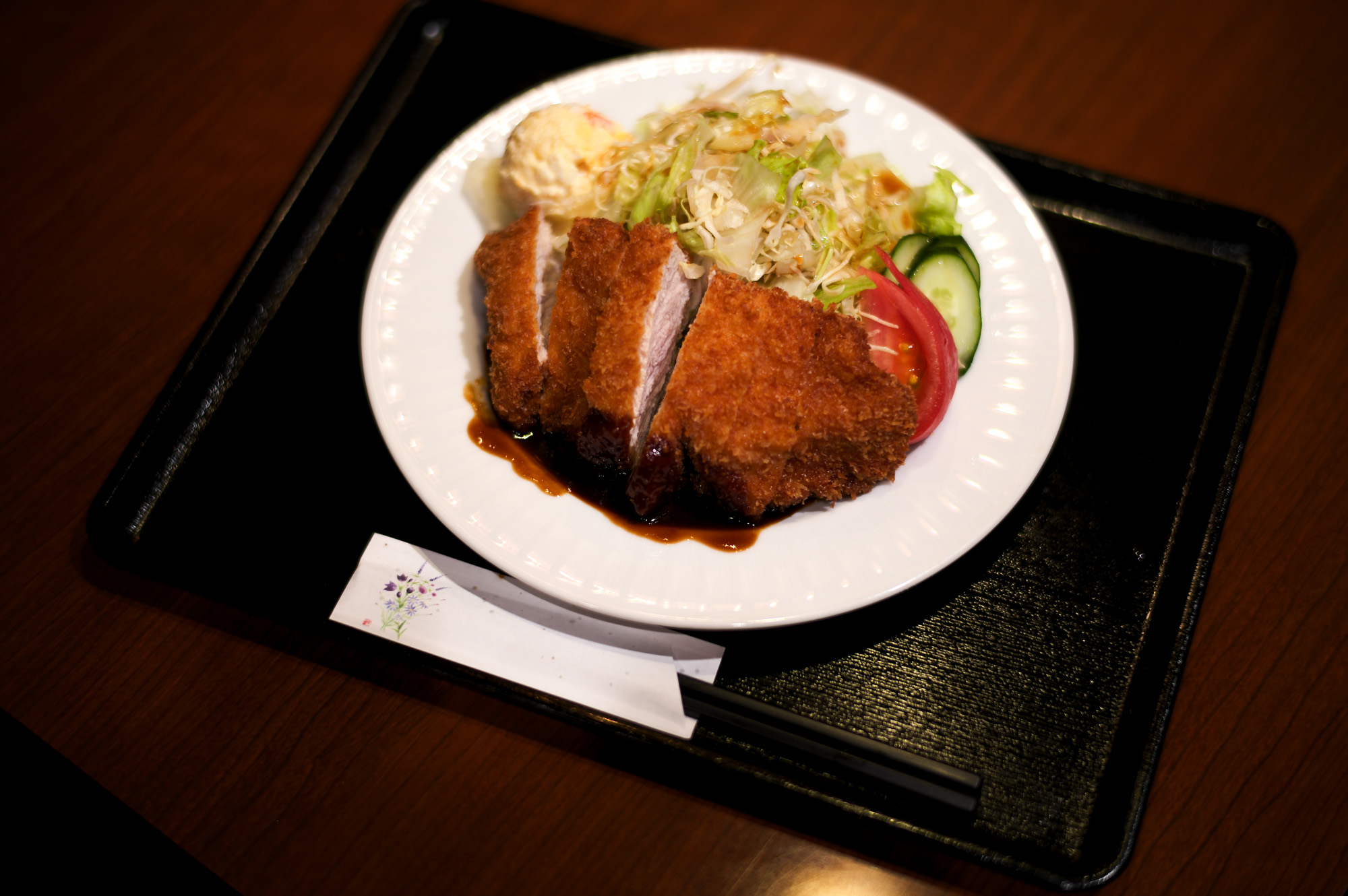 なるみ 喫茶店 ハンバーグ 手づくりハンバーグ COFFEE NARUMI 愛知県名古屋市緑区潮見が丘1-5 「潮見が丘」交差点から北へ約300m　鳴海駅から1,130m　7：00～19：30（L.O.19：00）専門店顔負け！緑区の喫茶店『なるみ』のガッツリハンバーグランチがコスパ大すぎる。食べ応え満点の粗挽きハンバーグがいただける喫茶店「なるみ」名鉄鳴海駅から徒歩16分 Toyota Municipal Museum of Art 豊田市美術館  https://www.museum.toyota.aichi.jp/ 豊田市美術館は、愛知県豊田市にある公立美術館。 〒471-0034 愛知県豊田市小坂本町８丁目５−１  1995年（平成7年 谷口建築設計研究所 ねこの細道   LOUIS VUTTON YAYOI KUSAMA トランク ドット柄 草間彌生　ルイヴィトン PATEK PHILIPPE 5270J グランドコンプリケーション  情熱の薔薇 THE BLUE HEARTS ザ・ブルーハーツ ヒロト 甲本ヒロト ブルーハーツ Rose of Passion 「2.27(mon)」,「2.28(tue)」,「3.01(wed)」 お休みとなります ROLEX DAYDATE 18028 White Roman Dial ロレックス デイデイト ホワイト アラビック Mickey MR.BRAINWASH 2010 ミッキー ミスターブレインウォッシュ Mickey / MR.BRAINWASH 2010 ミッキー ミッキーマウス ミスターブレインウォッシュ Banksy Thrower / MR.BRAINWASH バンクシー Flower Thrower Banksy ミスターブレインウォッシュ 愛知 名古屋 Alto e Diritto altoediritto アルトエデリット ART アート BANKSY ミスターブレインウォッシュの名を広く世に知らしめたのは、ストリートアーティスト・バンクシーの初監督作品にしてアカデミー賞にノミネートされたドキュメンタリー映画「イグジットスルーザギフトショップ」（2010年公開）でした。 この映画が、アートの本質や意義を問うと共に、監督であるバンクシーや奇しくも”アーティスト”となったミスターブレインウォッシュの存在を広め、そして昨今に及ぶストリートアートのムーブメントに繋がる大きな役割を担ったことは、言うまでもありません。ＭR．BRAINWASH（ミスターブレインウォッシュ）ストリートアーティスト/映像作家。本名ティエリー・グウェッタ。フランス生まれ、1980年代にLAへ移住。2007年から映像作家としてキャリアをスタート。出演したバンクシー映画「イグジット・スルー・ザ・ギフトショップ」をきっかけに本格的にストリートアーティストとして活動をはじめる。 ミニチュアダックスフント チョコ「1.17(tue)」,「1.18(wed)」 お休みとなります 2022年11月26日 土曜 世界の秘密 Vaundy 一升びん　https://www.isshobin.com/　「一升びん」店名の由来昭和37年の創業当時、松阪には飲食店も今ほどは無く、会食といえば家でご馳走を作って宴会というのが多かったそうです。円卓（ちゃぶ台）を大勢で囲んで、お酒の一升瓶を中心に置いて、わいわいと皆様に楽しんで食事をしていただける様な店にしたい！！そういう思いを込めて「一升びん」と名付けました。松阪牛「A5」といえば、言わずと知れた和牛の最高峰。一般的に、すき焼きやしゃぶしゃぶの最上級肉として供されるこのクラスは、焼肉用とされることはほぼありません。一升びんでは、その『松阪牛「A5」』を焼肉として提供！箸で掴んで近づけただけでも違いの分かる素晴らしい香りと、一口噛めば口中にほとばしる肉汁とともに、融けるような舌触りは、ちょっと他では味わえません！牛肉は（社）日本食肉格付協会によって格付が行われています。2つの等級があり、1つは歩留（ブド）まり等級、もう1つは肉質等級です。歩留まり等級はA･B･Cの3段階に分かれてAが最も良く、肉質等級は5・4・3・2・1の5段階に分かれ、5が最も良い等級となります。一升びん本店では格付けA5の松阪牛をご提供させて頂きます。牛肉は、脂の霜降り（サシ）がよく入っている部位が、ほんのり甘く、柔らかくて人気です。松阪牛がおいしいと評判なのは、肉やサシが独特の飼育法でまんべんなく体にまわっているから。食欲増進のためにビールを飲ませたり、血行をよくするためにマッサージをするなど、丹精こめて育てられ、とろけるほどの柔らかい上質の松阪肉ができるのです。一升びんの創業は、1962年（昭和37年）今の平生町店から始まりました。最高のお肉を更に美味しく召し上がっていただく秘密が秘伝の味噌ダレ！創業以来、脈々と伝わってきた門外不出の逸品です。その味わいは、こくのある自家製ダレでありながら、決して自己主張しすぎることはなく、あくまでも肉の味わいを最大限に引き立てる脇役に徹します。ぜひ、ご賞味下さい！松阪牛焼肉・ホルモン一升びん本店松阪牛すき焼・しゃぶしゃぶ一升びん本店"はなれ"松阪牛焼肉・ホルモン一升びん宮町店松坂牛焼肉・ホルモン一升びん平生町店松阪牛焼肉・ホルモン鍋一升びん塚本店松阪牛焼肉・ホルモン一升びん川井町店松阪牛焼肉・ホルモン一升びん久居インターガーデン店松阪牛焼肉一升びん名古屋ラシック店松阪牛焼肉・ホルモン一升びん鈴鹿店松阪牛焼肉一升びん伊勢松寿亭松阪牛焼肉・ホルモン一升びん四日市泊店松阪牛焼肉・すき焼・しゃぶしゃぶ・串焼き一升びん伊勢内宮店イオンモールNagoya Noritake Garden 1F回転焼肉　一升びん　名古屋則武新町店松阪牛一升びん名古屋名駅店 Chrome Hearts CHROME HEARTS クロムハーツ クロムハーツ名古屋 Chrome Hearts Nagoya ラシック 愛知 名古屋 https://www.chromehearts.com/ OFFEE CAKE "BONBON" ボンボン 洋菓子ボンボン BONBON https://cake-bonbon.com/ 名古屋の老舗洋菓子店「ボンボン」 喫茶ボンボン 1949年（昭和24年）創業。名古屋市東区の老舗洋菓子・純喫茶ボンボン。開店当時から「いいものをお値打ちで」という思いを込めて、素材にこだわったケーキをひとつひとつ丁寧に作り続けてまいります。当店でしか味わうことができない逸品の数々。昭和レトロ感漂う店内で是非ご堪能ください。  〒461-0001 愛知県名古屋市東区泉2-1-22 CHROME HEARTS "TAPE DISPENSER" クロムハーツ テープ　ディスペンサー 愛知 名古屋 Alto e Diritto altoediritto アルトエデリット セロハンテープ マネークリップ クロムハーツボールペン リチャードスターク CHROME HEARTS MONEY CLIP CH CROSS 925silver CHROME HEARTS “PEN 4COLOR FERNIE 925silver Wolfgang's Steakhouse Signature Aoyama WOLFGANS'S STEAKHOUSE ウルフギャング ステーキハウス Tボーンステーキ  東京都 港区 北青山 2-5-8　青山OM-SQUARE1F 03-5843-0822 100席 (ダイニング58席、個室A：10席、個室B：8席、バー＆ウイスキーラウンジ24席) BARONROUGE バロンルージュ 〒460-0008 愛知県名古屋市中区栄5丁目19番12 @nagoya_baronrouge 050-5872-9950 移転 renewal open 。大人がひっそりと訪れる酒と料理を嗜むお店 25年続くお店が少しだけ移転しリニューアルオープン。新築のビル2階に佇む大人のためのレストラン＆バー。大人の階段を上り重厚な扉を開けると1日の疲れをリセット。大人の日常にそっと手を差し伸べる程よい非日常空間。プロが作る美味い酒 と しっかり食べられる料理。酒だけでも 料理だけでも 会話だけでも お気軽に。初めてご来店の方も いつもの馴染みのお店にしてください。八乃助 ISAMUKATAYAMABACKLASH イサムカタヤマバックラッシュ 片山勇 バックラッシュ ATSUTA JINGU ///【LEICA M10-P ASC 100 Edition + SUMMILUX-M F1.4/50mm ASPH】2022年5月11日 火曜 熱田神宮 Wolfgang's Steakhouse Signature Aoyama WOLFGANS'S STEAKHOUSE ウルフギャング ステーキハウス Tボーンステーキ  東京都 港区 北青山 2-5-8　青山OM-SQUARE1F 03-5843-0822 100席 (ダイニング58席、個室A：10席、個室B：8席、バー＆ウイスキーラウンジ24席) THE RITZ-CARLTON TOKYO "CLUB LEVEL" // 2022.5.06-5.08 ザ・リッツ・カールトン クラブ®レベル ザ・リッツ・カールトンの最高峰のおもてなしを、最上級の空間と設備でご体験いただける「ザ・リッツ・カールトン クラブレベル」。そのおもてなしの中心となるクラブラウンジは、レジデンスをテーマにしたラウンジの概念を超えた空間です。 レセプション、ガーデンテラス、ダイニングルーム、ライブラリーラウンジの4つの エリアに分かれた「クラブラウンジ」では、時間帯によって多彩な趣きでお客様をお迎えいたしております。お客様のクラブレベルのステイをより快適なものにするクラブコンシェルジュは、お客様一人ひとりをお名前でお呼びし、それぞれのお好みに合わせたパーソナルなサービスをお届けいたします。お誕生日や記念日、プロポーズなど特別な日のご滞在には、ご要望に合わせて心に残るひとときを演出するプランをご提案します。 ザ・ロビーラウンジ ラウンジ ホテルの45階、お客様をお迎えするメインロビーに位置する「ザ・ロビーラウンジ」は、お待ち合わせや語らいの時間を特別なものにします。毎週金～日曜日の15時～16時20分の間、「ハープ＆アフタヌーンティー」を提供しております。確かな技術を有するハープ奏者が奏でる美しい音色を聴きながらペストリーシェフによるアフタヌーンティーをお召し上がり頂けます。夕暮れへと移ろいゆく美しい東京の景色と共に、ゆったりとした午後のひとときをお楽しみ下さい45階の開放的な空間で楽しむ伝統的なアフタヌーンティー ザ・リッツ・カールトン東京の45階、お客様をお迎えするメインロビーに位置する「ザ・ロビーラウンジ」は、お待ち合わせや語らいの時間を特別なものにします。 心地よいピアノの生演奏が流れるラグジュアリーな空間で、モダンなアフタヌーンティーセットや厳選された世界各地の茶葉によるティーセレクションと共に、優雅なひと時をお楽しみ下さい。東京の中心に位置する六本木というロケーションに相応しい、西洋と東洋のモダンな融合を表現したインテリアには、オリエンタルな紫、赤、モノトーンを基調とした配色や、和をモチーフとしたファブリックなどを用い、全体として和洋の調和を感じさせる空間となっており、時間の移ろいに合わせた生演奏が彩りを添えます。ISAIA Napoli TOKYO MIDTOWN イザイア ナポリ 東京ミッドタウン スーツ、ジャケット、シャツ、パンツ、シューズ、ネクタイ、チーフ、カバン 愛知 名古屋 Alto e Diritto altoediritto アルトエデリット 20224月19日 ミシュラン ヴァガボンド 2021年12月14日 LA VAGABONDE ラ・ヴァガボンド フレンチ フランス料理 鶴舞 ラヴァカボンド chef ryousuke iwamoto 岩本龍介 予約のとれないフレンチ 名店 美食家 放浪者 旅人 愛知県名古屋市中区千代田2丁目14-24 キャノンピア鶴舞 1F 愛知 名古屋 Alto e Diritto altoediritto アルトエデリット 超絶フレンチ ドレスコード ディナー 中華風家庭料理 ふーみん (表参道/中華料理)　〒107-0062 東京都港区南青山５丁目７−１７ 03-3498-4466　表参道・青山エリアの南青山の中華料理店、中華風家庭料理 ふーみんのオフィシャルページです　CHACOあまみや　千駄ヶ谷の有名なステーキ屋「CHACOあめみや」 炭焼きステーキ 〒151-0051 東京都渋谷区千駄ケ谷１丁目７−１２ 03-3402-6066 http://chacoamemiya.com/sp/ １９７９年（昭和５４年）に開店してから当時のままの姿の店内は重みを感じる。　（お客様からは「昭和の香りがする・・」と言われます）真っ白だった壁も年月を感じさせる趣がある。店内に入るとまず目に入るのが、大きな炭焼きの竈。営業当時からの肉の旨みを沢山吸い込んでいるかも・・・。１９７９年（昭和５４年）に開店してから当時のままの姿の店内は重みを感じる。　（お客様からは「昭和の香りがする・・」と言われます）真っ白だった壁も年月を感じさせる趣がある。店内に入るとまず目に入るのが、大きな炭焼きの竈。営業当時からの肉の旨みを沢山吸い込んでいるかも・・・。炭で焼かれたステーキのお皿は鉄板ではなく鋳物です。牛肉は融点が高いため冷めやすい鉄板ではすぐに肉が固くなってしまいます。チャコのお皿は長い時間温かいので柔らかい牛肉をゆっくりご賞味いただけます。ワイン片手に語らいながら心安らぐ美味しい時間をお過ごしください。LA BISBOCCIA　ラ・ビスボッチャ/LA BISBOCCIA (広尾/イタリアン) RISTORANTE LA BISBOCCIA 〒150-0013 東京都渋谷区恵比寿2-36-13 広尾MTRビル1F "イタリア政府公認レストラン"として選ばれた本格的イタリアン。スタッフもイタリア人が中心で、イタリアにいる気分になれそうな空間。 https://labisboccia.tokyo/ 愛知 名古屋 Vineria Cassini ヴィネリア カッシーニ 東別院 イタリアン 愛知県名古屋市中区伊勢山1-9-13 伊勢山ハイツ1F #1F Iseyamahaitsu, 1-9-13 Iseyama Naka-ku, Nagoya-shi, Aichi-ken 460-0026, Japan イタリアを旅するような気分で楽しむ郷土料理と様々なワイン "Vineria(ヴィネリア)とは、イタリア語でVino(ワイン)＋Osteria(食堂)を足した造語です。 イタリアの郷土料理とその土地で造られた様々なワインをイタリアを旅するような気分でお楽しみいただけます。 「イタリア現地の味」を目指した素材を生かすストレートかつ伝統的なイタリア料理をアラカルトもしくはコースでお楽しみください。 約200種類のイタリアワインの中から、ソムリエがベストなワインを選びます。お料理やお好みに合わせたグラスワインやワインコースもご用意しております。"2021年10月15日 煖 MEI メイ イタリアン 国際センター 名古屋市西区那古野1-23-2 四間道糸重3 mei-nagoya.com shikemichi サンタキアラ Santa Chiara コース 18時一斉スタート きのこ キノコ 森内敬子　モーゼ十戒　ナナツモリピノノワール 2016 pinot noir ドメーヌタカヒコ 曽我貴彦 北海道余市郡余市町登町1395  ワイン名古屋市東区徳川町　天然キノコ MEI 那古野 ネコ 猫　にゃんこ 愛知 名古屋 Alto e Diritto altoediritto アルトエデリット カウンター7席 えごま　味噌カツ ミソカツ みそかつ とんかつ 東別院 〒460-0021 愛知県名古屋市中区平和2丁目16-15 052-323-0963  鶴舞線のガード下にあるトンカツの美味しいお店 みそかつ えごま　和食 美奈登 ミナト 老舗焼肉店 神宮前/焼肉 レトロ モクモク 味噌ダレ とんちゃん 熱田 ホルモン ヤキニク とんねるず ペレ きたなシュラン 懐かし 名鉄堀田駅から徒歩20分 瑞穂区 〒467-0879 愛知県名古屋市瑞穂区平郷町2-6-2 LA VAGABONDE ラ・ヴァガボンド フレンチ フランス料理 鶴舞 ラヴァカボンド chef ryousuke iwamoto 岩本龍介 予約のとれないフレンチ 名店 美食家 放浪者 旅人 愛知県名古屋市中区千代田2丁目14-24 キャノンピア鶴舞 1F 愛知 名古屋 Alto e Diritto altoediritto アルトエデリット 超絶フレンチ ドレスコード ディナー STEAK HOUSE Beef Okuma ステーキハウス ビーフオークマ 名古屋店 霜降り黒毛和牛 サーロイン フィレ シャトーブリアン 仙台牛 宮城牛 近江牛 150g 200g ハンバーグ 松坂屋 名古屋店 愛知　名古屋 Alto e Diritto altoediritto  GW休暇 Alto e Diritto アルトエデリット altoediritto 愛知 名古屋 ゴールデンウィーク 休暇 炭火焼肉 煖  だん ダン 愛知 名古屋 焼き肉  名駅店 瑞穂本店 Alto e Diritto altoediritto アルトエデリット 夢 希望 Dream FREEMASONRY フリーメーソン AUDEMARS PIGUET オーデマピゲ SEX PISTOLS セックスピストルズ JOY DIVISION ジョイディヴィジョン DAVID BOWIE デヴィットボーウィ THE VELVET UNDERGROUND ザベルベットアンダーグラウンド THE ROLLING STONES ザローリングストーンズ QUEEN クイーン LED ZEPPELIN レッドツェッペリン Alto e Diritto アルトエデリット 愛知 名古屋 Italy MOORER ムーレー / BELVEST ベルベスト / ISAIA イザイア / LUCA GRASSIA ルカグラシア / Alfredo Rifugio アルフレードリフージオ / LARDINI ラルディーニ / De Petrillo デ・ペトリロ / TAGLIATORE タリアトーレ / Sealup シーラップ / EMMETI エンメティ / CINQUANTA チンクアンタ / SILENCE サイレンス / MOLEC モレック / Finamore フィナモレ / ORIAN オリアン / AVINO Laboratorio Napoletano アヴィーノ / INCOTEX インコテックス / INCOTEX SLACKS インコテックススラックス / PT TORINO ピーティートリノ / BERWICH ベルウィッチ / VIGANO ヴィガーノ / RICHARD J.BROWN リチャードJブラウン / FEDELI フェデーリ / MANRICO CASHMERE マンリコカシミヤ / ZANONE ザノーネ / Cruciani クルチアーニ / GRAN SASSO グランサッソ / Settefili Cashmere セッテフィーリカシミア / Girelli Bruni ジレリブルーニ / ENZO BONAFE エンツォボナフェ / FERRANTE フェランテ / GHOUD ゴード / ACATE アカーテ / Cisei シセイ / STEFANO RICCI ステファノリッチ / ALPO アル France Georges de Patricia ジョルジュドパトリシア / SAINT LAURENTサンローラン / CELINE セリーヌ / AUBERCY オーベルシー / lucien pellat-finet ルシアンペラフィネ / NATIONAL STANDARD ナショナルスタンダー U.S.A. South Paradiso Leather サウスパラディソ / JACQUESMARIEMAGE ジャックマリーマージュ / MARC MARMEL マークマーメル / WHITE'S BOOTS ホワイツブーツ / JUTTA NEUMANN ユッタニューマン England GRENFELL グレンフェル / J&M DAVIDSON ジェイアンドエムディヴィッドソン / JAMES GROSE ジェームスグロース / JOHN SMEDLEY ジョンスメドレー / Johnstons ジョンストンズ Other FIXER フィクサー / cuervo bopoha クエルボ ヴァローナ / BACKLASH The Line バックラッシュ ザライン / RIVORA リヴォラ / C.QP / Order Suit オーダースーツ 愛知 名古屋 Alto e Diritto altoediritto アルトエデリッライカM10 アポズミクロン 2021 October.27 21年目スタート 21年目からは楽しくゆっくりすごしてゆけたらなと思ってます ジョーストラマー 「10.26(tue)」,「10.27(wed)」 お休みとなります Thames LONDON / HERBIE YAMAGUCHI 1983 テムズ川 ロンドン ハービー山口 1983年 イギリス England イングランド 写真家 写真 Not Banksy ノットバンクシー BANKSY バンクシー 我々の敵はあなたの敵じゃない   共に生きよう LEICA // APO-SUMMICRON-M f2/35mm ASPH. ライカ アポ・ズミクロンM f2/35mm ASPH. 愛知 名古屋 Alto e Diritto altoediritto アルトエデリット 世界最高峰のレンズと称賛され続けているライカMレンズにおいて、アポ・ズミクロンM f2/35mm ASPH.もそのMレンズの名にふさわしい優れた性能を誇ります。さらに、アポ・ズミクロンMシリーズのレンズとしてはもちろんのこと、これまでにない新しいタイプのMレンズとして目をひく存在でもあります。その特長は、Mレンズの中で最短で唯一ともいえる最短撮影距離と、きわめてシャープな描写力、美しいボケ味、そして開放F値F2という明るさにあります。ドイツならではの高度な製造技術が生み出したこのレンズを活用すれば、M型カメラはもとより、「ライカSL2」や「ライカSL2-S」でも、優れた描写力を活用してあらゆるシーンでの撮影が楽しめます。 光学系の設計に全撮影距離で高画質が得られるフローティングシステムを採用しているため、近距離撮影でも高い描写力を発揮しながら、Mレンズでは唯一となるわずか30cmという最短撮影距離を実現しています。フォーカスリングの回転角は300°ときわめて大きく、最短撮影距離が短くなっているにも関わらず緻密なピント合わせが可能です。開放値はF2.0という明るさで、クリエイティブな作品づくりも多彩に楽しめます。その時々の貴重な瞬間を、ライカらしい高品位な写真として記録することができます。イギリスの写真家ヒュー・ジョン氏は、ポートレート撮影でもアポ・ズミクロンM f2/35mm ASPH.が威力を発揮することを実感しました。「被写界深度がこれほど浅くなるとは驚きました。まつげの部分が驚くほどシャープに描写され、そこから徐々にボケていく。これは元のサイズのまま一部をトリミングしたものですが、85mm、いや、105mmのレンズで撮影したかのような仕上がりです！」「アポ・ズミクロンM f2/35mm ASPH.は、美しいボケ味でポートレート写真に新たな可能性をもたらすレンズですね。それに接写もこなせるので、まさにオールラウンドな1本だと言えます。色の再現性も絶妙で、シャープな解像感も素晴らしい。これさえあれば他のレンズはいらないと言ってもいいかもしれません！」2021年8月18日 Leica Nagoya ライカ松坂屋名古屋店 ライカ名古屋 460-8430 愛知県中区栄3-16-1 松坂屋名古屋店 北館3Ｆ 052-264-2840 入鹿池　いるかいけ 名古屋近郊のボート釣りのメッカ 愛知県犬山市の入鹿、飛騨木曽川国定公園内にある人工の農業用ため池 わかさぎ釣り・ブラックバス釣りなら入鹿池にある見晴茶屋へ https://inuyama.gr.jp/miharashi.html 犬山観光情報  ワカサギやブラックバス釣りのメッカとして知られる入鹿池 ブラックバス釣果 犬山名物 でんがく 五平餅 見晴茶屋 愛知県犬山市堤下60 蓬ぜん 犬山 犬山口 愛知 名古屋名物 ひつまぶし http://houzen.s-d.jp/index.html 犬山城 ミシュランガイド愛知2019 あつた蓬莱軒 22年間修行 店主 うなぎ ウナギ 鰻 愛知県犬山市上坂町4-168 0568-39-5077 犬山市観光協会 ミシュラン 博多串焼き 八乃助  焼き鳥 焼鳥 愛知 名古屋 とみやBLOG 富屋酒店 とみやBLOG ライカ LEICA LEICA M10-p ASC100 EDITION ライカM10-P ズミルックス 2021年7月27日 煖 MEI メイ イタリアン 国際センター 名古屋市西区那古野1-23-2 四間道糸重3 mei-nagoya.com shikemichi サンタキアラ Santa Chiara コース 18時一斉スタート きのこ キノコ 森内敬子　モーゼ十戒　ナナツモリピノノワール 2016 pinot noir ドメーヌタカヒコ 曽我貴彦 北海道余市郡余市町登町1395  ワイン名古屋市東区徳川町　天然キノコ MEI 那古野 ネコ 猫　にゃんこ 愛知 名古屋 Alto e Diritto altoediritto アルトエデリット カウンター7席 えごま　味噌カツ ミソカツ みそかつ とんかつ 東別院 〒460-0021 愛知県名古屋市中区平和2丁目16-15 052-323-0963  鶴舞線のガード下にあるトンカツの美味しいお店 みそかつ えごま　和食 美奈登 ミナト 老舗焼肉店 神宮前/焼肉 レトロ モクモク 味噌ダレ とんちゃん 熱田 ホルモン ヤキニク とんねるず ペレ きたなシュラン 懐かし 名鉄堀田駅から徒歩20分 瑞穂区 〒467-0879 愛知県名古屋市瑞穂区平郷町2-6-2 LA VAGABONDE ラ・ヴァガボンド フレンチ フランス料理 鶴舞 ラヴァカボンド chef ryousuke iwamoto 岩本龍介 予約のとれないフレンチ 名店 美食家 放浪者 旅人 愛知県名古屋市中区千代田2丁目14-24 キャノンピア鶴舞 1F 愛知 名古屋 Alto e Diritto altoediritto アルトエデリット 超絶フレンチ ドレスコード ディナー STEAK HOUSE Beef Okuma ステーキハウス ビーフオークマ 名古屋店 霜降り黒毛和牛 サーロイン フィレ シャトーブリアン 仙台牛 宮城牛 近江牛 150g 200g ハンバーグ 松坂屋 名古屋店 愛知　名古屋 Alto e Diritto altoediritto  GW休暇 Alto e Diritto アルトエデリット altoediritto 愛知 名古屋 ゴールデンウィーク 休暇 炭火焼肉 煖  だん ダン 愛知 名古屋 焼き肉  名駅店 瑞穂本店 Alto e Diritto altoediritto アルトエデリット 夢 希望 Dream FREEMASONRY フリーメーソン AUDEMARS PIGUET オーデマピゲ SEX PISTOLS セックスピストルズ JOY DIVISION ジョイディヴィジョン DAVID BOWIE デヴィットボーウィ THE VELVET UNDERGROUND ザベルベットアンダーグラウンド THE ROLLING STONES ザローリングストーンズ QUEEN クイーン LED ZEPPELIN レッドツェッペリン Alto e Diritto アルトエデリット 愛知 名古屋 Italy MOORER ムーレー / BELVEST ベルベスト / ISAIA イザイア / LUCA GRASSIA ルカグラシア / Alfredo Rifugio アルフレードリフージオ / LARDINI ラルディーニ / De Petrillo デ・ペトリロ / TAGLIATORE タリアトーレ / Sealup シーラップ / EMMETI エンメティ / CINQUANTA チンクアンタ / SILENCE サイレンス / MOLEC モレック / Finamore フィナモレ / ORIAN オリアン / AVINO Laboratorio Napoletano アヴィーノ / INCOTEX インコテックス / INCOTEX SLACKS インコテックススラックス / PT TORINO ピーティートリノ / BERWICH ベルウィッチ / VIGANO ヴィガーノ / RICHARD J.BROWN リチャードJブラウン / FEDELI フェデーリ / MANRICO CASHMERE マンリコカシミヤ / ZANONE ザノーネ / Cruciani クルチアーニ / GRAN SASSO グランサッソ / Settefili Cashmere セッテフィーリカシミア / Girelli Bruni ジレリブルーニ / ENZO BONAFE エンツォボナフェ / FERRANTE フェランテ / GHOUD ゴード / ACATE アカーテ / Cisei シセイ / STEFANO RICCI ステファノリッチ / ALPO アル France Georges de Patricia ジョルジュドパトリシア / SAINT LAURENTサンローラン / CELINE セリーヌ / AUBERCY オーベルシー / lucien pellat-finet ルシアンペラフィネ / NATIONAL STANDARD ナショナルスタンダー U.S.A. South Paradiso Leather サウスパラディソ / JACQUESMARIEMAGE ジャックマリーマージュ / MARC MARMEL マークマーメル / WHITE'S BOOTS ホワイツブーツ / JUTTA NEUMANN ユッタニューマン England GRENFELL グレンフェル / J&M DAVIDSON ジェイアンドエムディヴィッドソン / JAMES GROSE ジェームスグロース / JOHN SMEDLEY ジョンスメドレー / Johnstons ジョンストンズ Other FIXER フィクサー / cuervo bopoha クエルボ ヴァローナ / BACKLASH The Line バックラッシュ ザライン / RIVORA リヴォラ / C.QP / Order Suit オーダースーツ 愛知 名古屋 Alto e Diritto altoediritto アルトエデリット