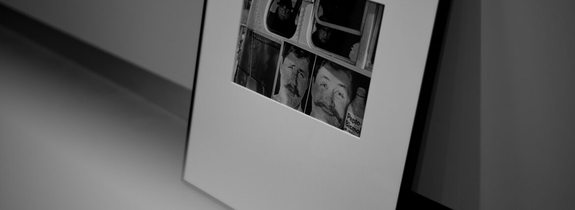 Thomas Hoepker, Advertisement and passengers on bus. New York City 1963 Magnum Photos Thomas Hoepker /// Advertisement and passengers on bus 【Leica Picture of the Year 2022】 2022年度ライカ・ピクチャー・オブ・ザ・イヤー マグナム・フォトグラファーでもある偉大な写真家 トーマス・ヘプカーの作品を選出　ライカギャラリーで数量限定にて特別販売 ライカカメラ社は、「ライカ・ホール・オブ・フェイム・アワード（Leica Hall of Fame Award）」の受賞歴を誇る傑出したライカフォトグラファーが撮影した作品を選出して「ライカ・ピクチャー・オブ・ザ・イヤー（Leica Picture of the Year）」として広く世界に紹介する企画を2021年より実施しています。これまでに「ライカ・ホール・オブ・フェイム・アワード」を受賞した写真家は12名にのぼります。毎年異なる受賞者の作品を「ライカ・ピクチャー・オブ・ザ・イヤー」として、世界各地の25のライカギャラリーのみで数量限定にて販売しています。コレクターやライカファンにとっては偉大なライカフォトグラファーたちの傑作という特別なコレクションを入手する絶好の機会となります。2022年度の「ライカ・ピクチャー・オブ・ザ・イヤー」に選出されたのは、ドイツの写真家 トーマス・ヘプカーが1963年に撮影した有名なモノクロ写真です。この作品は本年春からウェッツラーのエルンスト・ライツ・ミュージアムにて開催された同氏の大規模回顧展「Thomas Hoepker – Image Maker」でも展示されました。同氏は当時、ドイツの雑誌『クリスタル』の写真家として活動しており、アメリカを好奇と批判の目で探るという撮影依頼を受けて、数カ月にわたってロードトリップを行っていました。撮影場所 は交通量が多く騒がしいニューヨークの街中、被写体は公共バスで、バスの中から窓越しに外を見る2人の乗客の眼差しとバスの側面に掲出された胃薬の広告の人物が皮肉的に表現されたスナップショットです。この作品について同氏は次のように振り返っています。「ストリート写真を撮影している時に、幸運に恵まれることがあります。1963年、私はライカのカメラを携えてニューヨークの街を歩いていました。この時は1台のバスがそばを通り過ぎようとして、バスの側面にあった胃薬の奇妙な広告が目に映ったのです。それを1枚撮影したのですが、その写真のことはそれきり忘れていました。数週間後、コンタクトプリントを見返していてその写真に気づきました。バスの中には男性と女性の乗客がいて、その2人の表情が消化不良に悩まされているように見えました。私はどこか奇妙でユニークな写真が大好きなのです」トーマス・ヘプカーは1936年生まれの写真家です。1960年代からドイツのフォトジャーナリズム界の代表的な存在のひとりとして名を馳せており、数々の受賞歴を誇ります。最初は一流雑誌の写真家兼特派員としてキャリアをスタートし、アートディレクターとして活躍した実績もあります。世界的に有名な写真家集団 マグナム・フォトのメンバーにも名を連ねており、感情を揺さぶる本格的なフォトジャーナリズムの代名詞的な存在のひとりとして高く評価されています。何年も前に拠点をアメリカに移しており、現在もアメリカに在住しています。ヘプカーの作品からは社会的なテーマへの関心の高さが垣間見えます。そしてそこに写っている人物に対しては、それが有名人であれ一般人であれ、大いなる共感が見て取れます。このヒューマニズム的なアプローチは同氏の撮影スタイルにとってきわめて重要な要素です。また、ビジュアルによって場面の事実をありのままに伝える迫真性がその作風の特徴となっています。フリーランスとして活動してきた同氏は、好んで自らを「イメージメーカーである」と謙遜して称しています。その瞬間をリアルに描き出すこと、すなわち真実を捉えることにのみ関心があるという意味がそこには込められています。その真髄が見事なまでに発揮された作品が、2022年度の「ライカ・ピクチャー・オブ・ザ・イヤー」として選出されました。トーマス・ヘプカー, Advertisement and passengers on bus　（バスの広告と乗客 / 1963年ニューヨーク市にて撮影）ファインアートプリント全体サイズ： 15.74×19.69インチ（40×50cm）/ 写真イメージのサイズ：10.31×14.76インチ（26.2×37.5cm）シリアルナンバー入り、表面にサイン入り販売数： 50点 （世界のライカギャラリーでのみ販売）特製フォルダー入り、証明書付き、シリアルナンバー入り ライカ・ピクチャー・オブ・ザ・イヤーについて 2021年にスタートした「ライカ・ピクチャー・オブ・ザ・イヤー」の第1回目にはアメリカの写真家 ラルフ・ギブソンの作品が選ばれました。同作品は残り僅かとなりましたが世界各地のライカギャラリーにて引き続き取扱中です。日本国内ではライカギャラリー東京、ライカギャラリー京都での取扱となります。