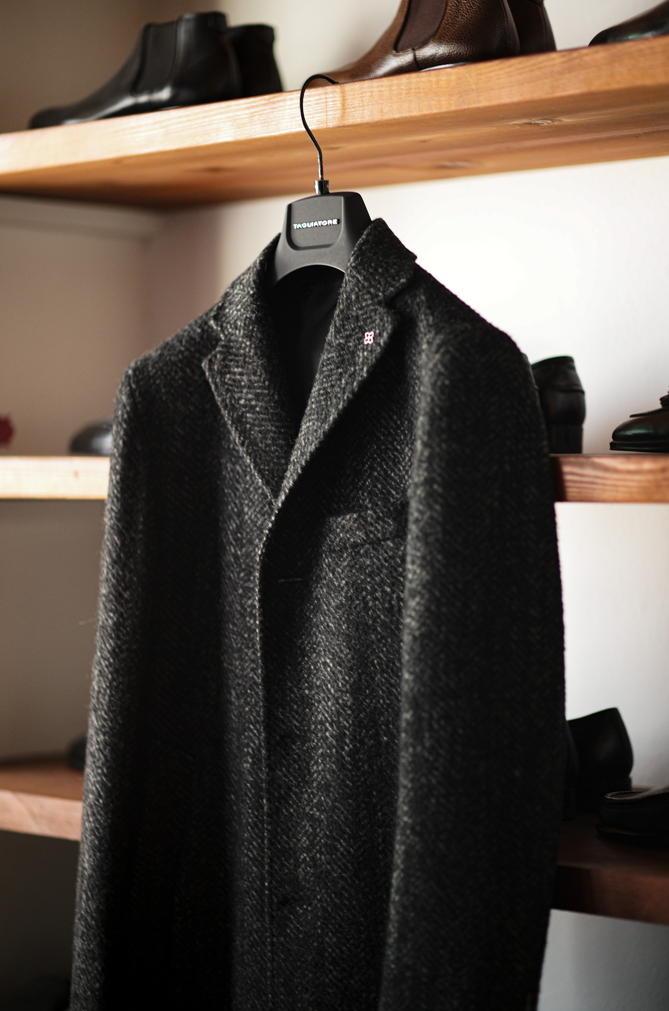 TAGLIATORE (タリアトーレ) CSBL13X Herringbone Chester coat ヘリンボーン シングルチェスター コート CHARCOAL (チャコール) Made in italy (イタリア製) 2023秋冬 【ご予約受付中】愛知 名古屋 Alto e Diritto altoediritto アルトエデリット チェスターコート