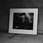 L/R BLACK REVOLUTION feat.FIXER エルアール フィクサー Left or Right? 乗るか反るか？ ブラックレヴォリューション 2023年 ART アート2 長年グラフィック業界に身を置く、正体不明のアーティスト。名前の由来は「Left or Right? 右か左か?乗るか反るか?」という対義語を示している。彼の作風は、まさに両極端そのものといえる。シーズン毎にテーマを決め創作を続けている。2023年春夏のメインテーマは「The Golden Age」。中世ヨーロッパの黄金時代をL/R流に解釈した作品を発表する。愛知 名古屋 Alto e Diritto altoediritto アルトエデリット ART アート 絵 the Golden Ageアテネの黄金時代 ペルシャ戦争終結後 の紀元前448年頃から、ペリクレス(Pericles)が死んだ前429年もしくはペロポネソス戦争終結 の前404年頃まで。 The goddess leads the way to freedom , which is painted pitch black. Will it lead to heaven or hell? 女神が導くのは真っ黒に塗りつぶされた自由への道。 行き着く先は天国、それとも地獄か。