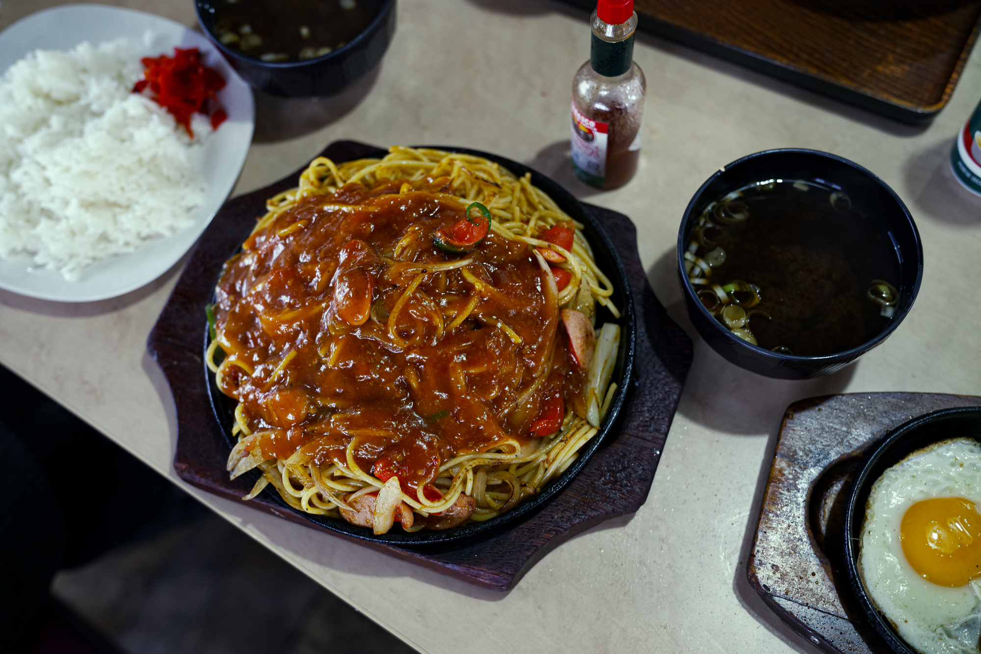 喫茶ボン 甚目寺 喫茶店 愛知県あま市下宣津平島12 焼きそば みそかつ定食 スパゲッティ イタリアン ミート カレーソース 大盛り ハンバーグ 目玉焼き カキフライ 赤だし 海老フライ 魚フライ カツライス 唐揚げ ハムエッグ ピラフ 海老カレー バタートースト あんトースト ジャムトースト ハムトースト エッグトースト 野菜サンド ハムサンド エッグサンド ミックスサンド カツサンド コーヒーセット アイスクリーム あんみつ豆 クリームあんみつ フルーツみつ豆 チョコレートパフェ フルーツパフェ 小倉パフェ ALPHARD LM アルファード  2023 alphard LM 愛知 名古屋 Alto e Diritto altoediritto アルトエデリット TOYOTA トヨタ 「3.21(tue)」,「3.22(wed)」お休みとなります PATEK PHILIPPE 5270J グランドコンプリケーション  情熱の薔薇 THE BLUE HEARTS ザ・ブルーハーツ ヒロト 甲本ヒロト ブルーハーツ Rose of Passion 「2.27(mon)」,「2.28(tue)」,「3.01(wed)」 お休みとなります ROLEX DAYDATE 18028 White Roman Dial ロレックス デイデイト ホワイト アラビック Mickey MR.BRAINWASH 2010 ミッキー ミスターブレインウォッシュ Mickey / MR.BRAINWASH 2010 ミッキー ミッキーマウス ミスターブレインウォッシュ Banksy Thrower / MR.BRAINWASH バンクシー Flower Thrower Banksy ミスターブレインウォッシュ 愛知 名古屋 Alto e Diritto altoediritto アルトエデリット ART アート BANKSY ミスターブレインウォッシュの名を広く世に知らしめたのは、ストリートアーティスト・バンクシーの初監督作品にしてアカデミー賞にノミネートされたドキュメンタリー映画「イグジットスルーザギフトショップ」（2010年公開）でした。 この映画が、アートの本質や意義を問うと共に、監督であるバンクシーや奇しくも”アーティスト”となったミスターブレインウォッシュの存在を広め、そして昨今に及ぶストリートアートのムーブメントに繋がる大きな役割を担ったことは、言うまでもありません。ＭR．BRAINWASH（ミスターブレインウォッシュ）ストリートアーティスト/映像作家。本名ティエリー・グウェッタ。フランス生まれ、1980年代にLAへ移住。2007年から映像作家としてキャリアをスタート。出演したバンクシー映画「イグジット・スルー・ザ・ギフトショップ」をきっかけに本格的にストリートアーティストとして活動をはじめる。 ミニチュアダックスフント チョコ「1.17(tue)」,「1.18(wed)」 お休みとなります 2022年11月26日 土曜 世界の秘密 Vaundy 一升びん　https://www.isshobin.com/　「一升びん」店名の由来昭和37年の創業当時、松阪には飲食店も今ほどは無く、会食といえば家でご馳走を作って宴会というのが多かったそうです。円卓（ちゃぶ台）を大勢で囲んで、お酒の一升瓶を中心に置いて、わいわいと皆様に楽しんで食事をしていただける様な店にしたい！！そういう思いを込めて「一升びん」と名付けました。松阪牛「A5」といえば、言わずと知れた和牛の最高峰。一般的に、すき焼きやしゃぶしゃぶの最上級肉として供されるこのクラスは、焼肉用とされることはほぼありません。一升びんでは、その『松阪牛「A5」』を焼肉として提供！箸で掴んで近づけただけでも違いの分かる素晴らしい香りと、一口噛めば口中にほとばしる肉汁とともに、融けるような舌触りは、ちょっと他では味わえません！牛肉は（社）日本食肉格付協会によって格付が行われています。2つの等級があり、1つは歩留（ブド）まり等級、もう1つは肉質等級です。歩留まり等級はA･B･Cの3段階に分かれてAが最も良く、肉質等級は5・4・3・2・1の5段階に分かれ、5が最も良い等級となります。一升びん本店では格付けA5の松阪牛をご提供させて頂きます。牛肉は、脂の霜降り（サシ）がよく入っている部位が、ほんのり甘く、柔らかくて人気です。松阪牛がおいしいと評判なのは、肉やサシが独特の飼育法でまんべんなく体にまわっているから。食欲増進のためにビールを飲ませたり、血行をよくするためにマッサージをするなど、丹精こめて育てられ、とろけるほどの柔らかい上質の松阪肉ができるのです。一升びんの創業は、1962年（昭和37年）今の平生町店から始まりました。最高のお肉を更に美味しく召し上がっていただく秘密が秘伝の味噌ダレ！創業以来、脈々と伝わってきた門外不出の逸品です。その味わいは、こくのある自家製ダレでありながら、決して自己主張しすぎることはなく、あくまでも肉の味わいを最大限に引き立てる脇役に徹します。ぜひ、ご賞味下さい！松阪牛焼肉・ホルモン一升びん本店松阪牛すき焼・しゃぶしゃぶ一升びん本店"はなれ"松阪牛焼肉・ホルモン一升びん宮町店松坂牛焼肉・ホルモン一升びん平生町店松阪牛焼肉・ホルモン鍋一升びん塚本店松阪牛焼肉・ホルモン一升びん川井町店松阪牛焼肉・ホルモン一升びん久居インターガーデン店松阪牛焼肉一升びん名古屋ラシック店松阪牛焼肉・ホルモン一升びん鈴鹿店松阪牛焼肉一升びん伊勢松寿亭松阪牛焼肉・ホルモン一升びん四日市泊店松阪牛焼肉・すき焼・しゃぶしゃぶ・串焼き一升びん伊勢内宮店イオンモールNagoya Noritake Garden 1F回転焼肉　一升びん　名古屋則武新町店松阪牛一升びん名古屋名駅店 Chrome Hearts CHROME HEARTS クロムハーツ クロムハーツ名古屋 Chrome Hearts Nagoya ラシック 愛知 名古屋 https://www.chromehearts.com/ OFFEE CAKE "BONBON" ボンボン 洋菓子ボンボン BONBON https://cake-bonbon.com/ 名古屋の老舗洋菓子店「ボンボン」 喫茶ボンボン 1949年（昭和24年）創業。名古屋市東区の老舗洋菓子・純喫茶ボンボン。開店当時から「いいものをお値打ちで」という思いを込めて、素材にこだわったケーキをひとつひとつ丁寧に作り続けてまいります。当店でしか味わうことができない逸品の数々。昭和レトロ感漂う店内で是非ご堪能ください。  〒461-0001 愛知県名古屋市東区泉2-1-22 CHROME HEARTS "TAPE DISPENSER" クロムハーツ テープ　ディスペンサー 愛知 名古屋 Alto e Diritto altoediritto アルトエデリット セロハンテープ マネークリップ クロムハーツボールペン リチャードスターク CHROME HEARTS MONEY CLIP CH CROSS 925silver CHROME HEARTS “PEN 4COLOR FERNIE 925silver Wolfgang's Steakhouse Signature Aoyama WOLFGANS'S STEAKHOUSE ウルフギャング ステーキハウス Tボーンステーキ  東京都 港区 北青山 2-5-8　青山OM-SQUARE1F 03-5843-0822 100席 (ダイニング58席、個室A：10席、個室B：8席、バー＆ウイスキーラウンジ24席) BARONROUGE バロンルージュ 〒460-0008 愛知県名古屋市中区栄5丁目19番12 @nagoya_baronrouge 050-5872-9950 移転 renewal open 。大人がひっそりと訪れる酒と料理を嗜むお店 25年続くお店が少しだけ移転しリニューアルオープン。新築のビル2階に佇む大人のためのレストラン＆バー。大人の階段を上り重厚な扉を開けると1日の疲れをリセット。大人の日常にそっと手を差し伸べる程よい非日常空間。プロが作る美味い酒 と しっかり食べられる料理。酒だけでも 料理だけでも 会話だけでも お気軽に。初めてご来店の方も いつもの馴染みのお店にしてください。八乃助 ISAMUKATAYAMABACKLASH イサムカタヤマバックラッシュ 片山勇 バックラッシュ ATSUTA JINGU ///【LEICA M10-P ASC 100 Edition + SUMMILUX-M F1.4/50mm ASPH】2022年5月11日 火曜 熱田神宮 Wolfgang's Steakhouse Signature Aoyama WOLFGANS'S STEAKHOUSE ウルフギャング ステーキハウス Tボーンステーキ  東京都 港区 北青山 2-5-8　青山OM-SQUARE1F 03-5843-0822 100席 (ダイニング58席、個室A：10席、個室B：8席、バー＆ウイスキーラウンジ24席) THE RITZ-CARLTON TOKYO "CLUB LEVEL" // 2022.5.06-5.08 ザ・リッツ・カールトン クラブ®レベル ザ・リッツ・カールトンの最高峰のおもてなしを、最上級の空間と設備でご体験いただける「ザ・リッツ・カールトン クラブレベル」。そのおもてなしの中心となるクラブラウンジは、レジデンスをテーマにしたラウンジの概念を超えた空間です。 レセプション、ガーデンテラス、ダイニングルーム、ライブラリーラウンジの4つの エリアに分かれた「クラブラウンジ」では、時間帯によって多彩な趣きでお客様をお迎えいたしております。お客様のクラブレベルのステイをより快適なものにするクラブコンシェルジュは、お客様一人ひとりをお名前でお呼びし、それぞれのお好みに合わせたパーソナルなサービスをお届けいたします。お誕生日や記念日、プロポーズなど特別な日のご滞在には、ご要望に合わせて心に残るひとときを演出するプランをご提案します。 ザ・ロビーラウンジ ラウンジ ホテルの45階、お客様をお迎えするメインロビーに位置する「ザ・ロビーラウンジ」は、お待ち合わせや語らいの時間を特別なものにします。毎週金～日曜日の15時～16時20分の間、「ハープ＆アフタヌーンティー」を提供しております。確かな技術を有するハープ奏者が奏でる美しい音色を聴きながらペストリーシェフによるアフタヌーンティーをお召し上がり頂けます。夕暮れへと移ろいゆく美しい東京の景色と共に、ゆったりとした午後のひとときをお楽しみ下さい45階の開放的な空間で楽しむ伝統的なアフタヌーンティー ザ・リッツ・カールトン東京の45階、お客様をお迎えするメインロビーに位置する「ザ・ロビーラウンジ」は、お待ち合わせや語らいの時間を特別なものにします。 心地よいピアノの生演奏が流れるラグジュアリーな空間で、モダンなアフタヌーンティーセットや厳選された世界各地の茶葉によるティーセレクションと共に、優雅なひと時をお楽しみ下さい。東京の中心に位置する六本木というロケーションに相応しい、西洋と東洋のモダンな融合を表現したインテリアには、オリエンタルな紫、赤、モノトーンを基調とした配色や、和をモチーフとしたファブリックなどを用い、全体として和洋の調和を感じさせる空間となっており、時間の移ろいに合わせた生演奏が彩りを添えます。ISAIA Napoli TOKYO MIDTOWN イザイア ナポリ 東京ミッドタウン スーツ、ジャケット、シャツ、パンツ、シューズ、ネクタイ、チーフ、カバン 愛知 名古屋 Alto e Diritto altoediritto アルトエデリット 20224月19日 ミシュラン ヴァガボンド 2021年12月14日 LA VAGABONDE ラ・ヴァガボンド フレンチ フランス料理 鶴舞 ラヴァカボンド chef ryousuke iwamoto 岩本龍介 予約のとれないフレンチ 名店 美食家 放浪者 旅人 愛知県名古屋市中区千代田2丁目14-24 キャノンピア鶴舞 1F 愛知 名古屋 Alto e Diritto altoediritto アルトエデリット 超絶フレンチ ドレスコード ディナー 中華風家庭料理 ふーみん (表参道/中華料理)　〒107-0062 東京都港区南青山５丁目７−１７ 03-3498-4466　表参道・青山エリアの南青山の中華料理店、中華風家庭料理 ふーみんのオフィシャルページです　CHACOあまみや　千駄ヶ谷の有名なステーキ屋「CHACOあめみや」 炭焼きステーキ 〒151-0051 東京都渋谷区千駄ケ谷１丁目７−１２ 03-3402-6066 http://chacoamemiya.com/sp/ １９７９年（昭和５４年）に開店してから当時のままの姿の店内は重みを感じる。　（お客様からは「昭和の香りがする・・」と言われます）真っ白だった壁も年月を感じさせる趣がある。店内に入るとまず目に入るのが、大きな炭焼きの竈。営業当時からの肉の旨みを沢山吸い込んでいるかも・・・。１９７９年（昭和５４年）に開店してから当時のままの姿の店内は重みを感じる。　（お客様からは「昭和の香りがする・・」と言われます）真っ白だった壁も年月を感じさせる趣がある。店内に入るとまず目に入るのが、大きな炭焼きの竈。営業当時からの肉の旨みを沢山吸い込んでいるかも・・・。炭で焼かれたステーキのお皿は鉄板ではなく鋳物です。牛肉は融点が高いため冷めやすい鉄板ではすぐに肉が固くなってしまいます。チャコのお皿は長い時間温かいので柔らかい牛肉をゆっくりご賞味いただけます。ワイン片手に語らいながら心安らぐ美味しい時間をお過ごしください。LA BISBOCCIA　ラ・ビスボッチャ/LA BISBOCCIA (広尾/イタリアン) RISTORANTE LA BISBOCCIA 〒150-0013 東京都渋谷区恵比寿2-36-13 広尾MTRビル1F "イタリア政府公認レストラン"として選ばれた本格的イタリアン。スタッフもイタリア人が中心で、イタリアにいる気分になれそうな空間。 https://labisboccia.tokyo/ 愛知 名古屋 Vineria Cassini ヴィネリア カッシーニ 東別院 イタリアン 愛知県名古屋市中区伊勢山1-9-13 伊勢山ハイツ1F #1F Iseyamahaitsu, 1-9-13 Iseyama Naka-ku, Nagoya-shi, Aichi-ken 460-0026, Japan イタリアを旅するような気分で楽しむ郷土料理と様々なワイン "Vineria(ヴィネリア)とは、イタリア語でVino(ワイン)＋Osteria(食堂)を足した造語です。 イタリアの郷土料理とその土地で造られた様々なワインをイタリアを旅するような気分でお楽しみいただけます。 「イタリア現地の味」を目指した素材を生かすストレートかつ伝統的なイタリア料理をアラカルトもしくはコースでお楽しみください。 約200種類のイタリアワインの中から、ソムリエがベストなワインを選びます。お料理やお好みに合わせたグラスワインやワインコースもご用意しております。"2021年10月15日 煖 MEI メイ イタリアン 国際センター 名古屋市西区那古野1-23-2 四間道糸重3 mei-nagoya.com shikemichi サンタキアラ Santa Chiara コース 18時一斉スタート きのこ キノコ 森内敬子　モーゼ十戒　ナナツモリピノノワール 2016 pinot noir ドメーヌタカヒコ 曽我貴彦 北海道余市郡余市町登町1395  ワイン名古屋市東区徳川町　天然キノコ MEI 那古野 ネコ 猫　にゃんこ 愛知 名古屋 Alto e Diritto altoediritto アルトエデリット カウンター7席 えごま　味噌カツ ミソカツ みそかつ とんかつ 東別院 〒460-0021 愛知県名古屋市中区平和2丁目16-15 052-323-0963  鶴舞線のガード下にあるトンカツの美味しいお店 みそかつ えごま　和食 美奈登 ミナト 老舗焼肉店 神宮前/焼肉 レトロ モクモク 味噌ダレ とんちゃん 熱田 ホルモン ヤキニク とんねるず ペレ きたなシュラン 懐かし 名鉄堀田駅から徒歩20分 瑞穂区 〒467-0879 愛知県名古屋市瑞穂区平郷町2-6-2 LA VAGABONDE ラ・ヴァガボンド フレンチ フランス料理 鶴舞 ラヴァカボンド chef ryousuke iwamoto 岩本龍介 予約のとれないフレンチ 名店 美食家 放浪者 旅人 愛知県名古屋市中区千代田2丁目14-24 キャノンピア鶴舞 1F 愛知 名古屋 Alto e Diritto altoediritto アルトエデリット 超絶フレンチ ドレスコード ディナー STEAK HOUSE Beef Okuma ステーキハウス ビーフオークマ 名古屋店 霜降り黒毛和牛 サーロイン フィレ シャトーブリアン 仙台牛 宮城牛 近江牛 150g 200g ハンバーグ 松坂屋 名古屋店 愛知　名古屋 Alto e Diritto altoediritto  GW休暇 Alto e Diritto アルトエデリット altoediritto 愛知 名古屋 ゴールデンウィーク 休暇 炭火焼肉 煖  だん ダン 愛知 名古屋 焼き肉  名駅店 瑞穂本店 Alto e Diritto altoediritto アルトエデリット 夢 希望 Dream FREEMASONRY フリーメーソン AUDEMARS PIGUET オーデマピゲ SEX PISTOLS セックスピストルズ JOY DIVISION ジョイディヴィジョン DAVID BOWIE デヴィットボーウィ THE VELVET UNDERGROUND ザベルベットアンダーグラウンド THE ROLLING STONES ザローリングストーンズ QUEEN クイーン LED ZEPPELIN レッドツェッペリン Alto e Diritto アルトエデリット 愛知 名古屋 Italy MOORER ムーレー / BELVEST ベルベスト / ISAIA イザイア / LUCA GRASSIA ルカグラシア / Alfredo Rifugio アルフレードリフージオ / LARDINI ラルディーニ / De Petrillo デ・ペトリロ / TAGLIATORE タリアトーレ / Sealup シーラップ / EMMETI エンメティ / CINQUANTA チンクアンタ / SILENCE サイレンス / MOLEC モレック / Finamore フィナモレ / ORIAN オリアン / AVINO Laboratorio Napoletano アヴィーノ / INCOTEX インコテックス / INCOTEX SLACKS インコテックススラックス / PT TORINO ピーティートリノ / BERWICH ベルウィッチ / VIGANO ヴィガーノ / RICHARD J.BROWN リチャードJブラウン / FEDELI フェデーリ / MANRICO CASHMERE マンリコカシミヤ / ZANONE ザノーネ / Cruciani クルチアーニ / GRAN SASSO グランサッソ / Settefili Cashmere セッテフィーリカシミア / Girelli Bruni ジレリブルーニ / ENZO BONAFE エンツォボナフェ / FERRANTE フェランテ / GHOUD ゴード / ACATE アカーテ / Cisei シセイ / STEFANO RICCI ステファノリッチ / ALPO アル France Georges de Patricia ジョルジュドパトリシア / SAINT LAURENTサンローラン / CELINE セリーヌ / AUBERCY オーベルシー / lucien pellat-finet ルシアンペラフィネ / NATIONAL STANDARD ナショナルスタンダー U.S.A. South Paradiso Leather サウスパラディソ / JACQUESMARIEMAGE ジャックマリーマージュ / MARC MARMEL マークマーメル / WHITE'S BOOTS ホワイツブーツ / JUTTA NEUMANN ユッタニューマン England GRENFELL グレンフェル / J&M DAVIDSON ジェイアンドエムディヴィッドソン / JAMES GROSE ジェームスグロース / JOHN SMEDLEY ジョンスメドレー / Johnstons ジョンストンズ Other FIXER フィクサー / cuervo bopoha クエルボ ヴァローナ / BACKLASH The Line バックラッシュ ザライン / RIVORA リヴォラ / C.QP / Order Suit オーダースーツ 愛知 名古屋 Alto e Diritto altoediritto アルトエデリッライカM10 アポズミクロン 2021 October.27 21年目スタート 21年目からは楽しくゆっくりすごしてゆけたらなと思ってます ジョーストラマー 「10.26(tue)」,「10.27(wed)」 お休みとなります Thames LONDON / HERBIE YAMAGUCHI 1983 テムズ川 ロンドン ハービー山口 1983年 イギリス England イングランド 写真家 写真 Not Banksy ノットバンクシー BANKSY バンクシー 我々の敵はあなたの敵じゃない   共に生きよう LEICA // APO-SUMMICRON-M f2/35mm ASPH. ライカ アポ・ズミクロンM f2/35mm ASPH. 愛知 名古屋 Alto e Diritto altoediritto アルトエデリット 世界最高峰のレンズと称賛され続けているライカMレンズにおいて、アポ・ズミクロンM f2/35mm ASPH.もそのMレンズの名にふさわしい優れた性能を誇ります。さらに、アポ・ズミクロンMシリーズのレンズとしてはもちろんのこと、これまでにない新しいタイプのMレンズとして目をひく存在でもあります。その特長は、Mレンズの中で最短で唯一ともいえる最短撮影距離と、きわめてシャープな描写力、美しいボケ味、そして開放F値F2という明るさにあります。ドイツならではの高度な製造技術が生み出したこのレンズを活用すれば、M型カメラはもとより、「ライカSL2」や「ライカSL2-S」でも、優れた描写力を活用してあらゆるシーンでの撮影が楽しめます。 光学系の設計に全撮影距離で高画質が得られるフローティングシステムを採用しているため、近距離撮影でも高い描写力を発揮しながら、Mレンズでは唯一となるわずか30cmという最短撮影距離を実現しています。フォーカスリングの回転角は300°ときわめて大きく、最短撮影距離が短くなっているにも関わらず緻密なピント合わせが可能です。開放値はF2.0という明るさで、クリエイティブな作品づくりも多彩に楽しめます。その時々の貴重な瞬間を、ライカらしい高品位な写真として記録することができます。イギリスの写真家ヒュー・ジョン氏は、ポートレート撮影でもアポ・ズミクロンM f2/35mm ASPH.が威力を発揮することを実感しました。「被写界深度がこれほど浅くなるとは驚きました。まつげの部分が驚くほどシャープに描写され、そこから徐々にボケていく。これは元のサイズのまま一部をトリミングしたものですが、85mm、いや、105mmのレンズで撮影したかのような仕上がりです！」「アポ・ズミクロンM f2/35mm ASPH.は、美しいボケ味でポートレート写真に新たな可能性をもたらすレンズですね。それに接写もこなせるので、まさにオールラウンドな1本だと言えます。色の再現性も絶妙で、シャープな解像感も素晴らしい。これさえあれば他のレンズはいらないと言ってもいいかもしれません！」2021年8月18日 Leica Nagoya ライカ松坂屋名古屋店 ライカ名古屋 460-8430 愛知県中区栄3-16-1 松坂屋名古屋店 北館3Ｆ 052-264-2840 入鹿池　いるかいけ 名古屋近郊のボート釣りのメッカ 愛知県犬山市の入鹿、飛騨木曽川国定公園内にある人工の農業用ため池 わかさぎ釣り・ブラックバス釣りなら入鹿池にある見晴茶屋へ https://inuyama.gr.jp/miharashi.html 犬山観光情報  ワカサギやブラックバス釣りのメッカとして知られる入鹿池 ブラックバス釣果 犬山名物 でんがく 五平餅 見晴茶屋 愛知県犬山市堤下60 蓬ぜん 犬山 犬山口 愛知 名古屋名物 ひつまぶし http://houzen.s-d.jp/index.html 犬山城 ミシュランガイド愛知2019 あつた蓬莱軒 22年間修行 店主 うなぎ ウナギ 鰻 愛知県犬山市上坂町4-168 0568-39-5077 犬山市観光協会 ミシュラン 博多串焼き 八乃助  焼き鳥 焼鳥 愛知 名古屋 とみやBLOG 富屋酒店 とみやBLOG ライカ LEICA LEICA M10-p ASC100 EDITION ライカM10-P ズミルックス 2021年7月27日 煖 MEI メイ イタリアン 国際センター 名古屋市西区那古野1-23-2 四間道糸重3 mei-nagoya.com shikemichi サンタキアラ Santa Chiara コース 18時一斉スタート きのこ キノコ 森内敬子　モーゼ十戒　ナナツモリピノノワール 2016 pinot noir ドメーヌタカヒコ 曽我貴彦 北海道余市郡余市町登町1395  ワイン名古屋市東区徳川町　天然キノコ MEI 那古野 ネコ 猫　にゃんこ 愛知 名古屋 Alto e Diritto altoediritto アルトエデリット カウンター7席 えごま　味噌カツ ミソカツ みそかつ とんかつ 東別院 〒460-0021 愛知県名古屋市中区平和2丁目16-15 052-323-0963  鶴舞線のガード下にあるトンカツの美味しいお店 みそかつ えごま　和食 美奈登 ミナト 老舗焼肉店 神宮前/焼肉 レトロ モクモク 味噌ダレ とんちゃん 熱田 ホルモン ヤキニク とんねるず ペレ きたなシュラン 懐かし 名鉄堀田駅から徒歩20分 瑞穂区 〒467-0879 愛知県名古屋市瑞穂区平郷町2-6-2 LA VAGABONDE ラ・ヴァガボンド フレンチ フランス料理 鶴舞 ラヴァカボンド chef ryousuke iwamoto 岩本龍介 予約のとれないフレンチ 名店 美食家 放浪者 旅人 愛知県名古屋市中区千代田2丁目14-24 キャノンピア鶴舞 1F 愛知 名古屋 Alto e Diritto altoediritto アルトエデリット 超絶フレンチ ドレスコード ディナー STEAK HOUSE Beef Okuma ステーキハウス ビーフオークマ 名古屋店 霜降り黒毛和牛 サーロイン フィレ シャトーブリアン 仙台牛 宮城牛 近江牛 150g 200g ハンバーグ 松坂屋 名古屋店 愛知　名古屋 Alto e Diritto altoediritto  GW休暇 Alto e Diritto アルトエデリット altoediritto 愛知 名古屋 ゴールデンウィーク 休暇 炭火焼肉 煖  だん ダン 愛知 名古屋 焼き肉  名駅店 瑞穂本店 Alto e Diritto altoediritto アルトエデリット 夢 希望 Dream FREEMASONRY フリーメーソン AUDEMARS PIGUET オーデマピゲ SEX PISTOLS セックスピストルズ JOY DIVISION ジョイディヴィジョン DAVID BOWIE デヴィットボーウィ THE VELVET UNDERGROUND ザベルベットアンダーグラウンド THE ROLLING STONES ザローリングストーンズ QUEEN クイーン LED ZEPPELIN レッドツェッペリン Alto e Diritto アルトエデリット 愛知 名古屋 Italy MOORER ムーレー / BELVEST ベルベスト / ISAIA イザイア / LUCA GRASSIA ルカグラシア / Alfredo Rifugio アルフレードリフージオ / LARDINI ラルディーニ / De Petrillo デ・ペトリロ / TAGLIATORE タリアトーレ / Sealup シーラップ / EMMETI エンメティ / CINQUANTA チンクアンタ / SILENCE サイレンス / MOLEC モレック / Finamore フィナモレ / ORIAN オリアン / AVINO Laboratorio Napoletano アヴィーノ / INCOTEX インコテックス / INCOTEX SLACKS インコテックススラックス / PT TORINO ピーティートリノ / BERWICH ベルウィッチ / VIGANO ヴィガーノ / RICHARD J.BROWN リチャードJブラウン / FEDELI フェデーリ / MANRICO CASHMERE マンリコカシミヤ / ZANONE ザノーネ / Cruciani クルチアーニ / GRAN SASSO グランサッソ / Settefili Cashmere セッテフィーリカシミア / Girelli Bruni ジレリブルーニ / ENZO BONAFE エンツォボナフェ / FERRANTE フェランテ / GHOUD ゴード / ACATE アカーテ / Cisei シセイ / STEFANO RICCI ステファノリッチ / ALPO アル France Georges de Patricia ジョルジュドパトリシア / SAINT LAURENTサンローラン / CELINE セリーヌ / AUBERCY オーベルシー / lucien pellat-finet ルシアンペラフィネ / NATIONAL STANDARD ナショナルスタンダー U.S.A. South Paradiso Leather サウスパラディソ / JACQUESMARIEMAGE ジャックマリーマージュ / MARC MARMEL マークマーメル / WHITE'S BOOTS ホワイツブーツ / JUTTA NEUMANN ユッタニューマン England GRENFELL グレンフェル / J&M DAVIDSON ジェイアンドエムディヴィッドソン / JAMES GROSE ジェームスグロース / JOHN SMEDLEY ジョンスメドレー / Johnstons ジョンストンズ Other FIXER フィクサー / cuervo bopoha クエルボ ヴァローナ / BACKLASH The Line バックラッシュ ザライン / RIVORA リヴォラ / C.QP / Order Suit オーダースーツ 愛知 名古屋 Alto e Diritto altoediritto アルトエデリット