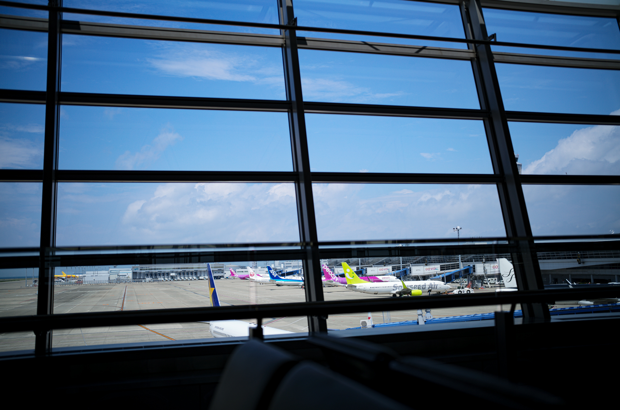 ANA エーエヌエー 飛行機 中部国際空港 ANA エーエヌエー　飛行機　セントレア空港　中部国際空港　 〒479-0881 愛知県常滑市セントレア１丁目 1番地 宮崎観光ホテル　https://www.miyakan-h.com/ 〒880-8512 宮崎県宮崎市松山1-1-1 0985-27-1212 みやかんのあしあと眼前に大淀川ののどかな景色を臨む絶好のロケーション。1954年の開業から、おもてなしの心を大切に地元宮崎の皆さまとご一緒に歩んで参りました。“宮崎の魅力を肌で感じていただきたい”宮崎観光ホテルは、これからも変わらぬおもてなしの心で皆さまに「心休まる」滞在をお届けして参ります。みやかんな人たち宮崎で生まれ育ち、宮崎の魅力を広めたいという思いを持つスタッフ都会で育ち、旅行で訪れた宮崎の心地よさに魅了され移住してきたスタッフそんな宮崎を愛してやまない、私ども「みやかんな人たち」が皆さまに「心休まる」滞在をご提供いたします。みやざきを感じるぬくもり、神秘、美食ー。様々な想いが交差するまち、宮崎。大いなる自然に囲まれたこの地で過ごす、安らぎのひととき。みやざきのまちが、あなたを包み込みます。ゆったりとした時間が流れるこのまちで食、文化、自然に触れてみませんか。一葉稲荷神社　〒880-0834 宮崎県宮崎市新別府町前浜１４０２　http://www.hitotsubajinja.jp/ 一葉稲荷神社【公式】#五穀豊穣 ・#商売繁盛 などの「#倉稲魂命 」が祀られています。末社に#恵比　寿神社 や#銭洗い神社 があり、ご利益があると言われています。また地名の由来にもなった「一葉の松」が現存します　鮮やかな朱色の千本鳥居が印象的な一葉稲荷神社。「一葉の松」が見つかった事が由来し、開運にご利益がある神社です。「一葉稲荷さま」としても知られていて、開運・商売繁盛・殖産のウガノミタマノミコトが祀られています。また、約350年ほど前の大地震で神社が津波に飲み込まれそうになった際、一羽の白兎が波を蹴って救ったという言い伝えがあります。本殿の裏にはその様子を表した彫刻もあり、厄除けや開運のご利益があると多くの人が訪れます。毎月始めの夜半から行われる「一日参り」は、商業関係者を始め、多くの参拝者が商売繁盛の祈願に訪れています。また、境内には銭洗神社や恵比寿神社があり、ご利益があるといわれています。2023年開運ナンバー1の神社　一葉稲荷神社/宮崎市　主祭神は、倉稲魂命(うかのみたまのみこと)。古事記には須佐之男命(すさのおのみこと)と神大市比売(かむおおいちひめ)との間に生まれた神として、日本書紀には伊奘諾尊(いざなぎのみこと)と伊奘冉尊(いざなみのみこと)の間に生まれた神として登場します。穀物や食物を司る神で、古くから稲荷神(お稲荷さん)として広く信仰されてきました。ともに祀られている配座の猿田彦命(さるたひこのみこと)は、天孫降臨の際に瓊瓊杵尊(ににぎのみこと)を道案内した神。塩土老翁命(しおつちのおじのみこと)は海幸山幸の伝承にも登場する航海や製塩を司る神。大国主命(おおくにぬしのみこと)は国津神の代表的な神で、出雲大社の主祭神。因幡の白兎を助けたことで知られ、良縁祈願の神としても信仰されています。伝承では、第12代天皇である景行天皇の勅によって「日向の小戸の阿波岐原」に創建されたと伝えられ、平安末期の寿永年間(1182～1184)に現在の場所に移転遷座したとのこと。宮崎観光ホテル　https://www.miyakan-h.com/ 〒880-8512 宮崎県宮崎市松山1-1-1 0985-27-1212 みやかんのあしあと眼前に大淀川ののどかな景色を臨む絶好のロケーション。1954年の開業から、おもてなしの心を大切に地元宮崎の皆さまとご一緒に歩んで参りました。“宮崎の魅力を肌で感じていただきたい”宮崎観光ホテルは、これからも変わらぬおもてなしの心で皆さまに「心休まる」滞在をお届けして参ります。みやかんな人たち宮崎で生まれ育ち、宮崎の魅力を広めたいという思いを持つスタッフ都会で育ち、旅行で訪れた宮崎の心地よさに魅了され移住してきたスタッフそんな宮崎を愛してやまない、私ども「みやかんな人たち」が皆さまに「心休まる」滞在をご提供いたします。みやざきを感じるぬくもり、神秘、美食ー。様々な想いが交差するまち、宮崎。大いなる自然に囲まれたこの地で過ごす、安らぎのひととき。みやざきのまちが、あなたを包み込みます。ゆったりとした時間が流れるこのまちで食、文化、自然に触れてみませんか。釜揚げうどん 戸隠 釜揚げうどん 戸隠 本店 （とがくし）　〒880-0002 宮崎県宮崎市中央通７−１０　http://www.miyazaki-togakushi.com/ 創業五十年！先代の頃から仕込まれた当店独自の「コシ」と「コク」をご堪能ください。1967年に創業した『戸隠(とがくし)』 壁に多くの有名人のサインが飾られた店内は80席という広さだ。 割烹料亭の板長だった先代から受け継ぐ秘伝のツユは味も香りも奥深く、 現店主の考案の、宮崎で好まれるやわらかさの中にも、もちもち感がある麺は絶品！　つけだれにゆずの皮を入れた釜揚げうどんや、釜玉うどん、いなり寿司を提供する簡素な店。