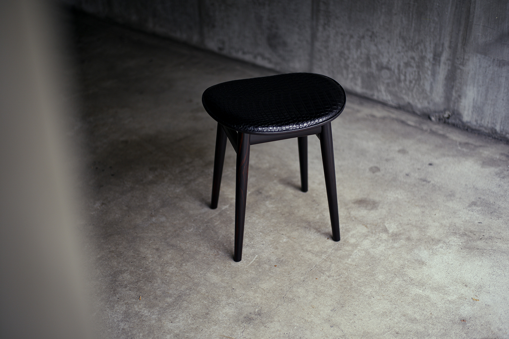 FIXER (フィクサー) FSL-01 EBONY POROSUS CROCODILE STOOL エボニー ポロサスクロコダイル スツール BLACK (ブラック) 【ご予約開始】【2023.8.21(Mon)～2023.9.03(Sun)】愛知 名古屋 Alto e Diritto altoediritto アルトエデリット 椅子