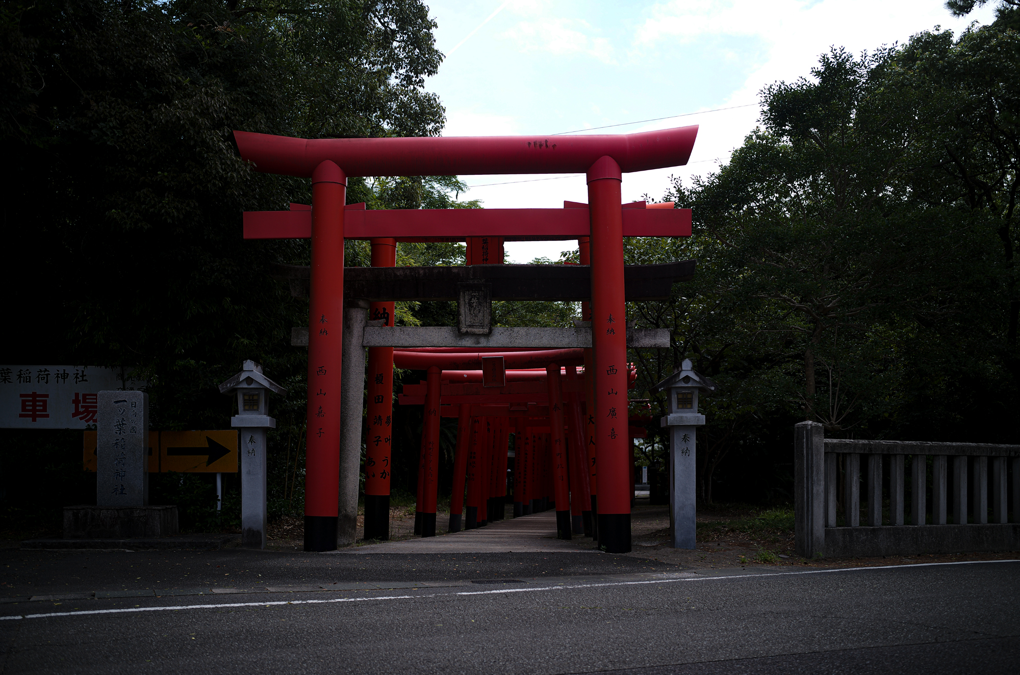 愛知 名古屋 Alto e Diritto altoediritto アルトエデリット 一葉稲荷神社　〒880-0834 宮崎県宮崎市新別府町前浜１４０２　http://www.hitotsubajinja.jp/ 一葉稲荷神社【公式】#五穀豊穣 ・#商売繁盛 などの「#倉稲魂命 」が祀られています。末社に#恵比　寿神社 や#銭洗い神社 があり、ご利益があると言われています。また地名の由来にもなった「一葉の松」が現存します　鮮やかな朱色の千本鳥居が印象的な一葉稲荷神社。「一葉の松」が見つかった事が由来し、開運にご利益がある神社です。「一葉稲荷さま」としても知られていて、開運・商売繁盛・殖産のウガノミタマノミコトが祀られています。また、約350年ほど前の大地震で神社が津波に飲み込まれそうになった際、一羽の白兎が波を蹴って救ったという言い伝えがあります。本殿の裏にはその様子を表した彫刻もあり、厄除けや開運のご利益があると多くの人が訪れます。毎月始めの夜半から行われる「一日参り」は、商業関係者を始め、多くの参拝者が商売繁盛の祈願に訪れています。また、境内には銭洗神社や恵比寿神社があり、ご利益があるといわれています。2023年開運ナンバー1の神社　一葉稲荷神社/宮崎市　主祭神は、倉稲魂命(うかのみたまのみこと)。古事記には須佐之男命(すさのおのみこと)と神大市比売(かむおおいちひめ)との間に生まれた神として、日本書紀には伊奘諾尊(いざなぎのみこと)と伊奘冉尊(いざなみのみこと)の間に生まれた神として登場します。穀物や食物を司る神で、古くから稲荷神(お稲荷さん)として広く信仰されてきました。ともに祀られている配座の猿田彦命(さるたひこのみこと)は、天孫降臨の際に瓊瓊杵尊(ににぎのみこと)を道案内した神。塩土老翁命(しおつちのおじのみこと)は海幸山幸の伝承にも登場する航海や製塩を司る神。大国主命(おおくにぬしのみこと)は国津神の代表的な神で、出雲大社の主祭神。因幡の白兎を助けたことで知られ、良縁祈願の神としても信仰されています。伝承では、第12代天皇である景行天皇の勅によって「日向の小戸の阿波岐原」に創建されたと伝えられ、平安末期の寿永年間(1182～1184)に現在の場所に移転遷座したとのこと。宮崎観光ホテル　https://www.miyakan-h.com/ 〒880-8512 宮崎県宮崎市松山1-1-1 0985-27-1212 みやかんのあしあと眼前に大淀川ののどかな景色を臨む絶好のロケーション。1954年の開業から、おもてなしの心を大切に地元宮崎の皆さまとご一緒に歩んで参りました。“宮崎の魅力を肌で感じていただきたい”宮崎観光ホテルは、これからも変わらぬおもてなしの心で皆さまに「心休まる」滞在をお届けして参ります。みやかんな人たち宮崎で生まれ育ち、宮崎の魅力を広めたいという思いを持つスタッフ都会で育ち、旅行で訪れた宮崎の心地よさに魅了され移住してきたスタッフそんな宮崎を愛してやまない、私ども「みやかんな人たち」が皆さまに「心休まる」滞在をご提供いたします。みやざきを感じるぬくもり、神秘、美食ー。様々な想いが交差するまち、宮崎。大いなる自然に囲まれたこの地で過ごす、安らぎのひととき。みやざきのまちが、あなたを包み込みます。ゆったりとした時間が流れるこのまちで食、文化、自然に触れてみませんか。おぐら　チキン南蛮　本店　おぐらのチキン南蛮　宮崎市瀬頭2-2-23 〒880-0805 宮崎県宮崎市橘通東３丁目４−２４　宮崎　みやざき　http://www.ogurachain.com/index.html チキンの美味しさ再発見　伝統のタレに漬け込んだ柔らかい肉質、丁寧に仕上げたタルタルソース。チキン南蛮を世に広めたこの一皿には、宮崎の食べる喜びが込められています。美味しさ再発見、笑顔になれます。「チキン南蛮」発祥の店。すべては、この店から始まりました。昔ながらの味、元祖の味を求めて多くの著名な方々もいらしてくださいました。まさに、おぐらの顔とも言うべき店舗です　おぐら瀬頭店　「チキン南蛮」「ランチ」「チャンポン」ＴＯＰ３メニューで人気　№１の店舗です。宮崎市の中心に位置し駐車場を完備したファミリータイプのレストランです。現在では、本部を本店より瀬頭店に移し、正におぐらの”かなめ”となる店舗です。釜揚げうどん 戸隠 釜揚げうどん 戸隠 本店 （とがくし）　〒880-0002 宮崎県宮崎市中央通７−１０　http://www.miyazaki-togakushi.com/ 創業五十年！先代の頃から仕込まれた当店独自の「コシ」と「コク」をご堪能ください。1967年に創業した『戸隠(とがくし)』 壁に多くの有名人のサインが飾られた店内は80席という広さだ。 割烹料亭の板長だった先代から受け継ぐ秘伝のツユは味も香りも奥深く、 現店主の考案の、宮崎で好まれるやわらかさの中にも、もちもち感がある麺は絶品！　つけだれにゆずの皮を入れた釜揚げうどんや、釜玉うどん、いなり寿司を提供する簡素な店。