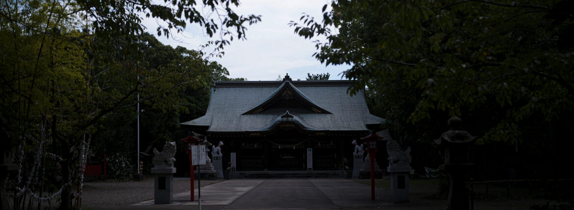 愛知 名古屋 Alto e Diritto altoediritto アルトエデリット 一葉稲荷神社　〒880-0834 宮崎県宮崎市新別府町前浜１４０２　http://www.hitotsubajinja.jp/ 一葉稲荷神社【公式】#五穀豊穣 ・#商売繁盛 などの「#倉稲魂命 」が祀られています。末社に#恵比　寿神社 や#銭洗い神社 があり、ご利益があると言われています。また地名の由来にもなった「一葉の松」が現存します　鮮やかな朱色の千本鳥居が印象的な一葉稲荷神社。「一葉の松」が見つかった事が由来し、開運にご利益がある神社です。「一葉稲荷さま」としても知られていて、開運・商売繁盛・殖産のウガノミタマノミコトが祀られています。また、約350年ほど前の大地震で神社が津波に飲み込まれそうになった際、一羽の白兎が波を蹴って救ったという言い伝えがあります。本殿の裏にはその様子を表した彫刻もあり、厄除けや開運のご利益があると多くの人が訪れます。毎月始めの夜半から行われる「一日参り」は、商業関係者を始め、多くの参拝者が商売繁盛の祈願に訪れています。また、境内には銭洗神社や恵比寿神社があり、ご利益があるといわれています。2023年開運ナンバー1の神社　一葉稲荷神社/宮崎市　主祭神は、倉稲魂命(うかのみたまのみこと)。古事記には須佐之男命(すさのおのみこと)と神大市比売(かむおおいちひめ)との間に生まれた神として、日本書紀には伊奘諾尊(いざなぎのみこと)と伊奘冉尊(いざなみのみこと)の間に生まれた神として登場します。穀物や食物を司る神で、古くから稲荷神(お稲荷さん)として広く信仰されてきました。ともに祀られている配座の猿田彦命(さるたひこのみこと)は、天孫降臨の際に瓊瓊杵尊(ににぎのみこと)を道案内した神。塩土老翁命(しおつちのおじのみこと)は海幸山幸の伝承にも登場する航海や製塩を司る神。大国主命(おおくにぬしのみこと)は国津神の代表的な神で、出雲大社の主祭神。因幡の白兎を助けたことで知られ、良縁祈願の神としても信仰されています。伝承では、第12代天皇である景行天皇の勅によって「日向の小戸の阿波岐原」に創建されたと伝えられ、平安末期の寿永年間(1182～1184)に現在の場所に移転遷座したとのこと。宮崎観光ホテル　https://www.miyakan-h.com/ 〒880-8512 宮崎県宮崎市松山1-1-1 0985-27-1212 みやかんのあしあと眼前に大淀川ののどかな景色を臨む絶好のロケーション。1954年の開業から、おもてなしの心を大切に地元宮崎の皆さまとご一緒に歩んで参りました。“宮崎の魅力を肌で感じていただきたい”宮崎観光ホテルは、これからも変わらぬおもてなしの心で皆さまに「心休まる」滞在をお届けして参ります。みやかんな人たち宮崎で生まれ育ち、宮崎の魅力を広めたいという思いを持つスタッフ都会で育ち、旅行で訪れた宮崎の心地よさに魅了され移住してきたスタッフそんな宮崎を愛してやまない、私ども「みやかんな人たち」が皆さまに「心休まる」滞在をご提供いたします。みやざきを感じるぬくもり、神秘、美食ー。様々な想いが交差するまち、宮崎。大いなる自然に囲まれたこの地で過ごす、安らぎのひととき。みやざきのまちが、あなたを包み込みます。ゆったりとした時間が流れるこのまちで食、文化、自然に触れてみませんか。おぐら　チキン南蛮　本店　おぐらのチキン南蛮　宮崎市瀬頭2-2-23 〒880-0805 宮崎県宮崎市橘通東３丁目４−２４　宮崎　みやざき　http://www.ogurachain.com/index.html チキンの美味しさ再発見　伝統のタレに漬け込んだ柔らかい肉質、丁寧に仕上げたタルタルソース。チキン南蛮を世に広めたこの一皿には、宮崎の食べる喜びが込められています。美味しさ再発見、笑顔になれます。「チキン南蛮」発祥の店。すべては、この店から始まりました。昔ながらの味、元祖の味を求めて多くの著名な方々もいらしてくださいました。まさに、おぐらの顔とも言うべき店舗です　おぐら瀬頭店　「チキン南蛮」「ランチ」「チャンポン」ＴＯＰ３メニューで人気　№１の店舗です。宮崎市の中心に位置し駐車場を完備したファミリータイプのレストランです。現在では、本部を本店より瀬頭店に移し、正におぐらの”かなめ”となる店舗です。釜揚げうどん 戸隠 釜揚げうどん 戸隠 本店 （とがくし）　〒880-0002 宮崎県宮崎市中央通７−１０　http://www.miyazaki-togakushi.com/ 創業五十年！先代の頃から仕込まれた当店独自の「コシ」と「コク」をご堪能ください。1967年に創業した『戸隠(とがくし)』 壁に多くの有名人のサインが飾られた店内は80席という広さだ。 割烹料亭の板長だった先代から受け継ぐ秘伝のツユは味も香りも奥深く、 現店主の考案の、宮崎で好まれるやわらかさの中にも、もちもち感がある麺は絶品！　つけだれにゆずの皮を入れた釜揚げうどんや、釜玉うどん、いなり寿司を提供する簡素な店。