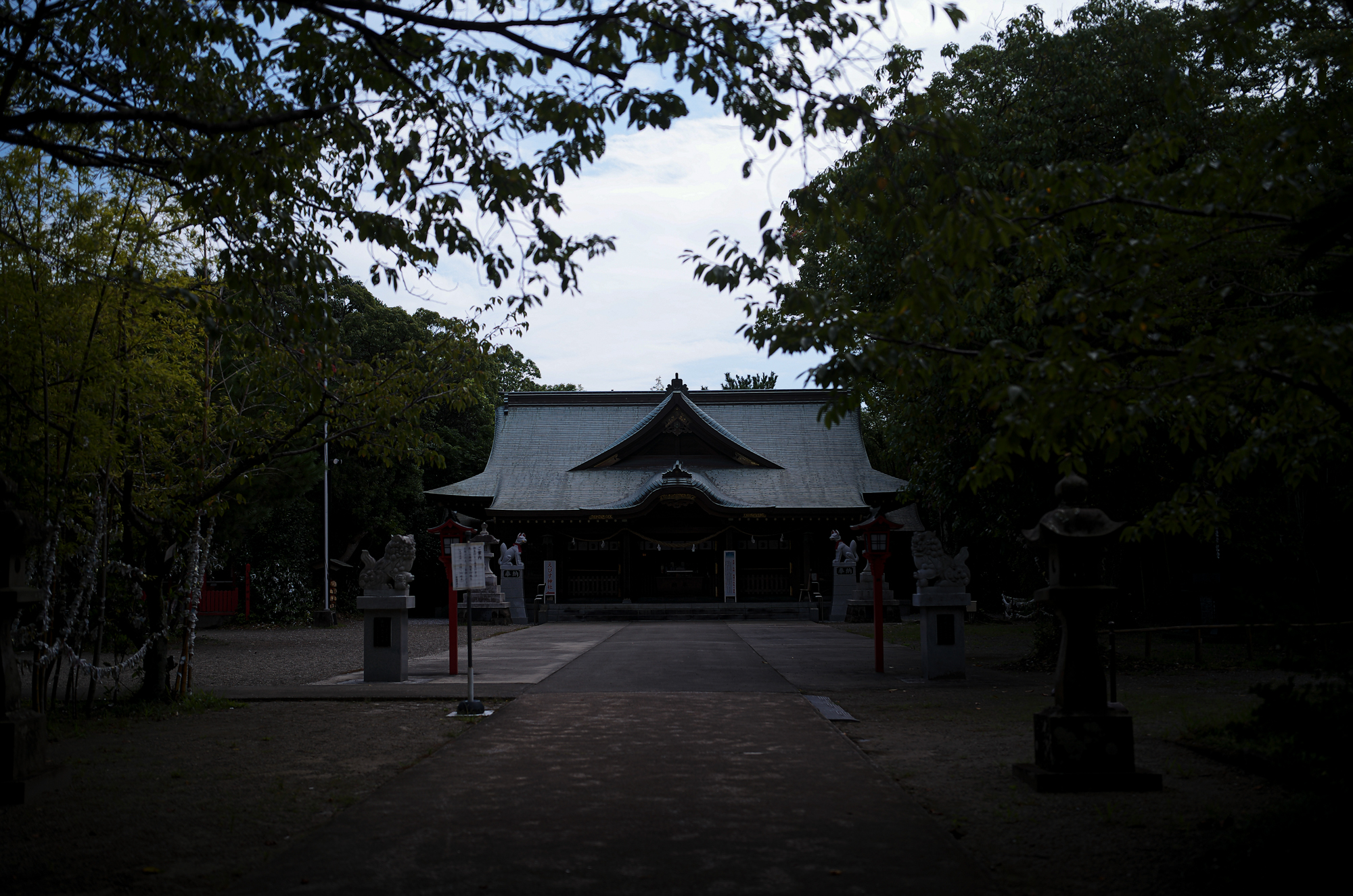 愛知 名古屋 Alto e Diritto altoediritto アルトエデリット 一葉稲荷神社　〒880-0834 宮崎県宮崎市新別府町前浜１４０２　http://www.hitotsubajinja.jp/ 一葉稲荷神社【公式】#五穀豊穣 ・#商売繁盛 などの「#倉稲魂命 」が祀られています。末社に#恵比　寿神社 や#銭洗い神社 があり、ご利益があると言われています。また地名の由来にもなった「一葉の松」が現存します　鮮やかな朱色の千本鳥居が印象的な一葉稲荷神社。「一葉の松」が見つかった事が由来し、開運にご利益がある神社です。「一葉稲荷さま」としても知られていて、開運・商売繁盛・殖産のウガノミタマノミコトが祀られています。また、約350年ほど前の大地震で神社が津波に飲み込まれそうになった際、一羽の白兎が波を蹴って救ったという言い伝えがあります。本殿の裏にはその様子を表した彫刻もあり、厄除けや開運のご利益があると多くの人が訪れます。毎月始めの夜半から行われる「一日参り」は、商業関係者を始め、多くの参拝者が商売繁盛の祈願に訪れています。また、境内には銭洗神社や恵比寿神社があり、ご利益があるといわれています。2023年開運ナンバー1の神社　一葉稲荷神社/宮崎市　主祭神は、倉稲魂命(うかのみたまのみこと)。古事記には須佐之男命(すさのおのみこと)と神大市比売(かむおおいちひめ)との間に生まれた神として、日本書紀には伊奘諾尊(いざなぎのみこと)と伊奘冉尊(いざなみのみこと)の間に生まれた神として登場します。穀物や食物を司る神で、古くから稲荷神(お稲荷さん)として広く信仰されてきました。ともに祀られている配座の猿田彦命(さるたひこのみこと)は、天孫降臨の際に瓊瓊杵尊(ににぎのみこと)を道案内した神。塩土老翁命(しおつちのおじのみこと)は海幸山幸の伝承にも登場する航海や製塩を司る神。大国主命(おおくにぬしのみこと)は国津神の代表的な神で、出雲大社の主祭神。因幡の白兎を助けたことで知られ、良縁祈願の神としても信仰されています。伝承では、第12代天皇である景行天皇の勅によって「日向の小戸の阿波岐原」に創建されたと伝えられ、平安末期の寿永年間(1182～1184)に現在の場所に移転遷座したとのこと。宮崎観光ホテル　https://www.miyakan-h.com/ 〒880-8512 宮崎県宮崎市松山1-1-1 0985-27-1212 みやかんのあしあと眼前に大淀川ののどかな景色を臨む絶好のロケーション。1954年の開業から、おもてなしの心を大切に地元宮崎の皆さまとご一緒に歩んで参りました。“宮崎の魅力を肌で感じていただきたい”宮崎観光ホテルは、これからも変わらぬおもてなしの心で皆さまに「心休まる」滞在をお届けして参ります。みやかんな人たち宮崎で生まれ育ち、宮崎の魅力を広めたいという思いを持つスタッフ都会で育ち、旅行で訪れた宮崎の心地よさに魅了され移住してきたスタッフそんな宮崎を愛してやまない、私ども「みやかんな人たち」が皆さまに「心休まる」滞在をご提供いたします。みやざきを感じるぬくもり、神秘、美食ー。様々な想いが交差するまち、宮崎。大いなる自然に囲まれたこの地で過ごす、安らぎのひととき。みやざきのまちが、あなたを包み込みます。ゆったりとした時間が流れるこのまちで食、文化、自然に触れてみませんか。おぐら　チキン南蛮　本店　おぐらのチキン南蛮　宮崎市瀬頭2-2-23 〒880-0805 宮崎県宮崎市橘通東３丁目４−２４　宮崎　みやざき　http://www.ogurachain.com/index.html チキンの美味しさ再発見　伝統のタレに漬け込んだ柔らかい肉質、丁寧に仕上げたタルタルソース。チキン南蛮を世に広めたこの一皿には、宮崎の食べる喜びが込められています。美味しさ再発見、笑顔になれます。「チキン南蛮」発祥の店。すべては、この店から始まりました。昔ながらの味、元祖の味を求めて多くの著名な方々もいらしてくださいました。まさに、おぐらの顔とも言うべき店舗です　おぐら瀬頭店　「チキン南蛮」「ランチ」「チャンポン」ＴＯＰ３メニューで人気　№１の店舗です。宮崎市の中心に位置し駐車場を完備したファミリータイプのレストランです。現在では、本部を本店より瀬頭店に移し、正におぐらの”かなめ”となる店舗です。釜揚げうどん 戸隠 釜揚げうどん 戸隠 本店 （とがくし）　〒880-0002 宮崎県宮崎市中央通７−１０　http://www.miyazaki-togakushi.com/ 創業五十年！先代の頃から仕込まれた当店独自の「コシ」と「コク」をご堪能ください。1967年に創業した『戸隠(とがくし)』 壁に多くの有名人のサインが飾られた店内は80席という広さだ。 割烹料亭の板長だった先代から受け継ぐ秘伝のツユは味も香りも奥深く、 現店主の考案の、宮崎で好まれるやわらかさの中にも、もちもち感がある麺は絶品！　つけだれにゆずの皮を入れた釜揚げうどんや、釜玉うどん、いなり寿司を提供する簡素な店。