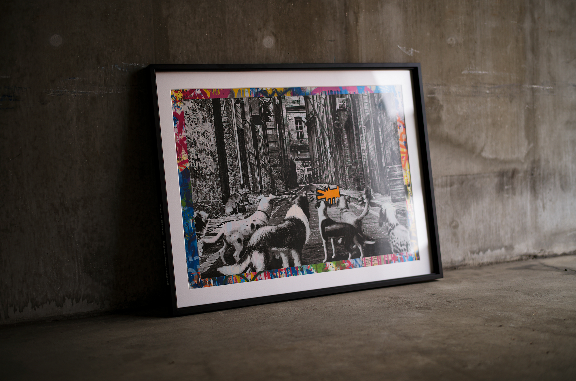 MR.BRAINWASH "ALLEY DOGS -ORANGE- 2022"「Edition UNIQUE 1/1」 ミスターブレインウォッシュ 愛知 名古屋 Alto e Diritto altoediritto アルトエデリット 路上の犬たちの目線の先には、キース・ヘリングの描いた犬が・・・ブレインウォッシュらしい、皮肉さとユニークさを交えた一点もののオリジナル作品です。ブレインウォッシュのコンセプトテーマである「life is beautiful」をプリントしたスペシャルフレームで額装しました。ABOUT MR.BRAINWASHアンディ・ウォーホルの再来、Banksy以来の超大物と称されるアーティストのミスター・ブラインウォッシュ。約20年前にフランスからLAに渡り、映画製作のために撮影をしていたストリートアーテイストたちとの出会いが大きなきっかけとなり、本格的にアーティストとしての活動をスタートさせた。2022年12月、ビバリーヒルズに「Mr.Brainwash Art Museum」がオープン。Title: ALLEY DOGS -orange- Year : 2022 Size : 558 x 762mm（作品サイズ） Technique : Silkscreen and Mixed Media on Paper Edition : UNIQUE（1/1） Other : 裏面にサイン、COA（証明書）付き、フレーム付き