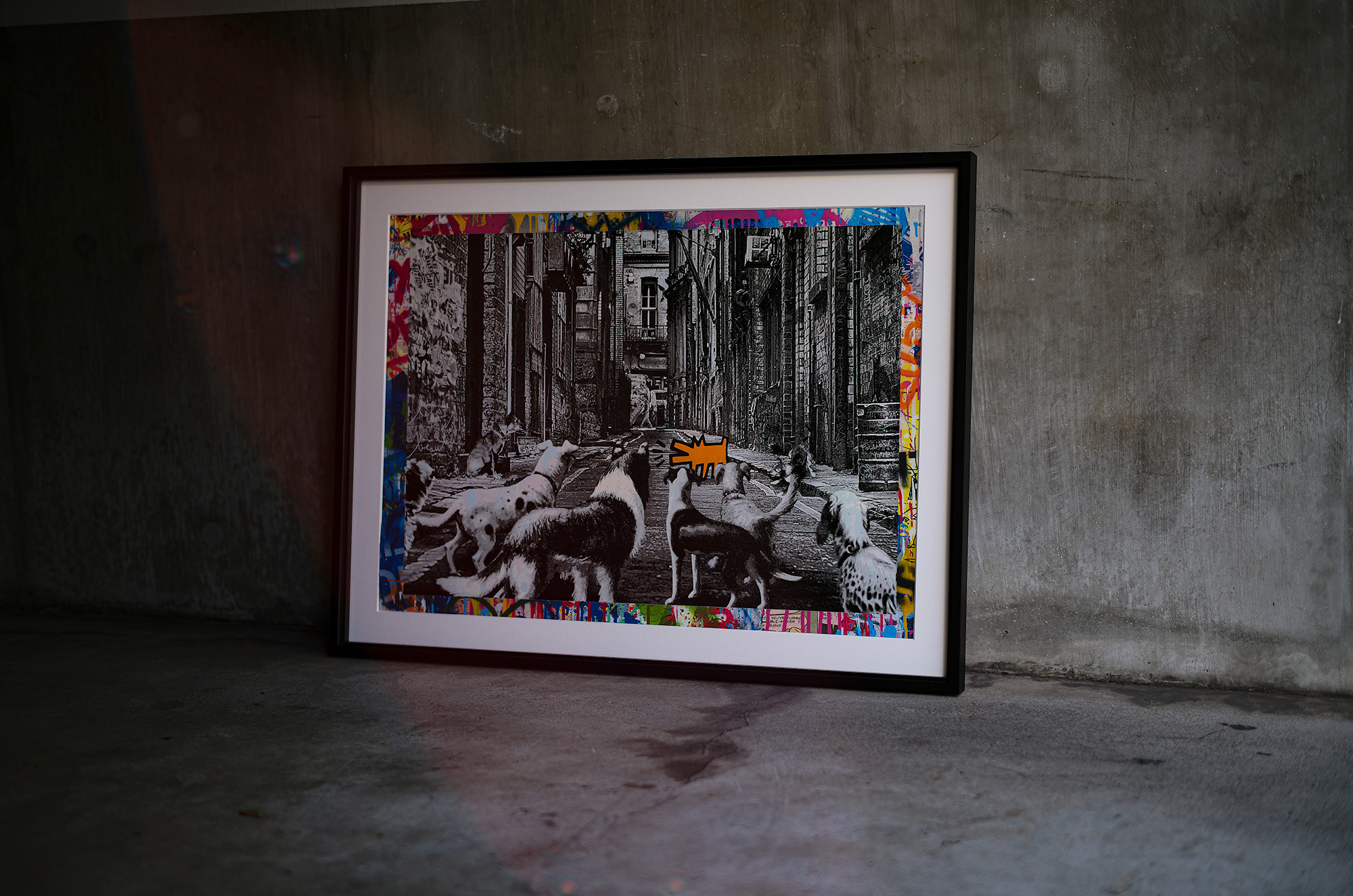 MR.BRAINWASH "ALLEY DOGS -ORANGE- 2022"「Edition UNIQUE 1/1」 ミスターブレインウォッシュ 愛知 名古屋 Alto e Diritto altoediritto アルトエデリット 路上の犬たちの目線の先には、キース・ヘリングの描いた犬が・・・ブレインウォッシュらしい、皮肉さとユニークさを交えた一点もののオリジナル作品です。ブレインウォッシュのコンセプトテーマである「life is beautiful」をプリントしたスペシャルフレームで額装しました。ABOUT MR.BRAINWASHアンディ・ウォーホルの再来、Banksy以来の超大物と称されるアーティストのミスター・ブラインウォッシュ。約20年前にフランスからLAに渡り、映画製作のために撮影をしていたストリートアーテイストたちとの出会いが大きなきっかけとなり、本格的にアーティストとしての活動をスタートさせた。2022年12月、ビバリーヒルズに「Mr.Brainwash Art Museum」がオープン。Title: ALLEY DOGS -orange- Year : 2022 Size : 558 x 762mm（作品サイズ） Technique : Silkscreen and Mixed Media on Paper Edition : UNIQUE（1/1） Other : 裏面にサイン、COA（証明書）付き、フレーム付き