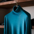 RIVORA (リヴォラ) 18G Wool Silk Turtle Neck Pull Over (18ゲージ ウールシルク タートルネック プルオーバー) ウールシルク タートルネック セーター BLUE (ブルー・050) MADE IN JAPAN (日本製) 2023秋冬新作 【入荷しました】【フリー分発売開始】のイメージ