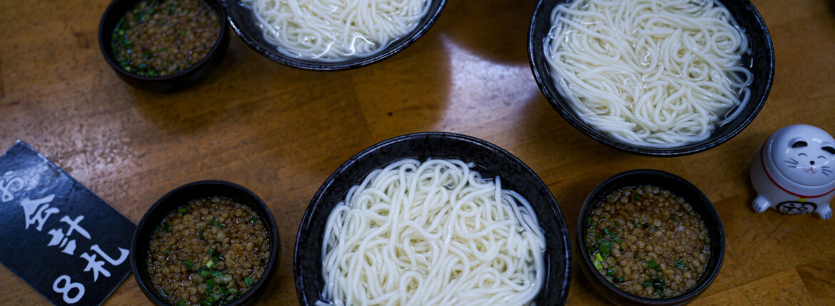 釜揚げうどん 戸隠 釜揚げうどん 戸隠 本店 （とがくし）　〒880-0002 宮崎県宮崎市中央通７−１０　http://www.miyazaki-togakushi.com/ 創業五十年！先代の頃から仕込まれた当店独自の「コシ」と「コク」をご堪能ください。1967年に創業した『戸隠(とがくし)』 壁に多くの有名人のサインが飾られた店内は80席という広さだ。 割烹料亭の板長だった先代から受け継ぐ秘伝のツユは味も香りも奥深く、 現店主の考案の、宮崎で好まれるやわらかさの中にも、もちもち感がある麺は絶品！　つけだれにゆずの皮を入れた釜揚げうどんや、釜玉うどん、いなり寿司を提供する簡素な店。おぐら　チキン南蛮　本店　おぐらのチキン南蛮　宮崎市瀬頭2-2-23 〒880-0805 宮崎県宮崎市橘通東３丁目４−２４　宮崎　みやざき　http://www.ogurachain.com/index.html チキンの美味しさ再発見　伝統のタレに漬け込んだ柔らかい肉質、丁寧に仕上げたタルタルソース。チキン南蛮を世に広めたこの一皿には、宮崎の食べる喜びが込められています。美味しさ再発見、笑顔になれます。「チキン南蛮」発祥の店。すべては、この店から始まりました。昔ながらの味、元祖の味を求めて多くの著名な方々もいらしてくださいました。まさに、おぐらの顔とも言うべき店舗です　おぐら瀬頭店　「チキン南蛮」「ランチ」「チャンポン」ＴＯＰ３メニューで人気　№１の店舗です。宮崎市の中心に位置し駐車場を完備したファミリータイプのレストランです。現在では、本部を本店より瀬頭店に移し、正におぐらの”かなめ”となる店舗です。一葉稲荷神社　〒880-0834 宮崎県宮崎市新別府町前浜１４０２　http://www.hitotsubajinja.jp/ 一葉稲荷神社【公式】#五穀豊穣 ・#商売繁盛 などの「#倉稲魂命 」が祀られています。末社に#恵比　寿神社 や#銭洗い神社 があり、ご利益があると言われています。また地名の由来にもなった「一葉の松」が現存します　鮮やかな朱色の千本鳥居が印象的な一葉稲荷神社。「一葉の松」が見つかった事が由来し、開運にご利益がある神社です。「一葉稲荷さま」としても知られていて、開運・商売繁盛・殖産のウガノミタマノミコトが祀られています。また、約350年ほど前の大地震で神社が津波に飲み込まれそうになった際、一羽の白兎が波を蹴って救ったという言い伝えがあります。本殿の裏にはその様子を表した彫刻もあり、厄除けや開運のご利益があると多くの人が訪れます。毎月始めの夜半から行われる「一日参り」は、商業関係者を始め、多くの参拝者が商売繁盛の祈願に訪れています。また、境内には銭洗神社や恵比寿神社があり、ご利益があるといわれています。2023年開運ナンバー1の神社　一葉稲荷神社/宮崎市　主祭神は、倉稲魂命(うかのみたまのみこと)。古事記には須佐之男命(すさのおのみこと)と神大市比売(かむおおいちひめ)との間に生まれた神として、日本書紀には伊奘諾尊(いざなぎのみこと)と伊奘冉尊(いざなみのみこと)の間に生まれた神として登場します。穀物や食物を司る神で、古くから稲荷神(お稲荷さん)として広く信仰されてきました。ともに祀られている配座の猿田彦命(さるたひこのみこと)は、天孫降臨の際に瓊瓊杵尊(ににぎのみこと)を道案内した神。塩土老翁命(しおつちのおじのみこと)は海幸山幸の伝承にも登場する航海や製塩を司る神。大国主命(おおくにぬしのみこと)は国津神の代表的な神で、出雲大社の主祭神。因幡の白兎を助けたことで知られ、良縁祈願の神としても信仰されています。伝承では、第12代天皇である景行天皇の勅によって「日向の小戸の阿波岐原」に創建されたと伝えられ、平安末期の寿永年間(1182～1184)に現在の場所に移転遷座したとのこと。宮崎観光ホテル　https://www.miyakan-h.com/ 〒880-8512 宮崎県宮崎市松山1-1-1 0985-27-1212 みやかんのあしあと眼前に大淀川ののどかな景色を臨む絶好のロケーション。1954年の開業から、おもてなしの心を大切に地元宮崎の皆さまとご一緒に歩んで参りました。“宮崎の魅力を肌で感じていただきたい”宮崎観光ホテルは、これからも変わらぬおもてなしの心で皆さまに「心休まる」滞在をお届けして参ります。みやかんな人たち宮崎で生まれ育ち、宮崎の魅力を広めたいという思いを持つスタッフ都会で育ち、旅行で訪れた宮崎の心地よさに魅了され移住してきたスタッフそんな宮崎を愛してやまない、私ども「みやかんな人たち」が皆さまに「心休まる」滞在をご提供いたします。みやざきを感じるぬくもり、神秘、美食ー。様々な想いが交差するまち、宮崎。大いなる自然に囲まれたこの地で過ごす、安らぎのひととき。みやざきのまちが、あなたを包み込みます。ゆったりとした時間が流れるこのまちで食、文化、自然に触れてみませんか。