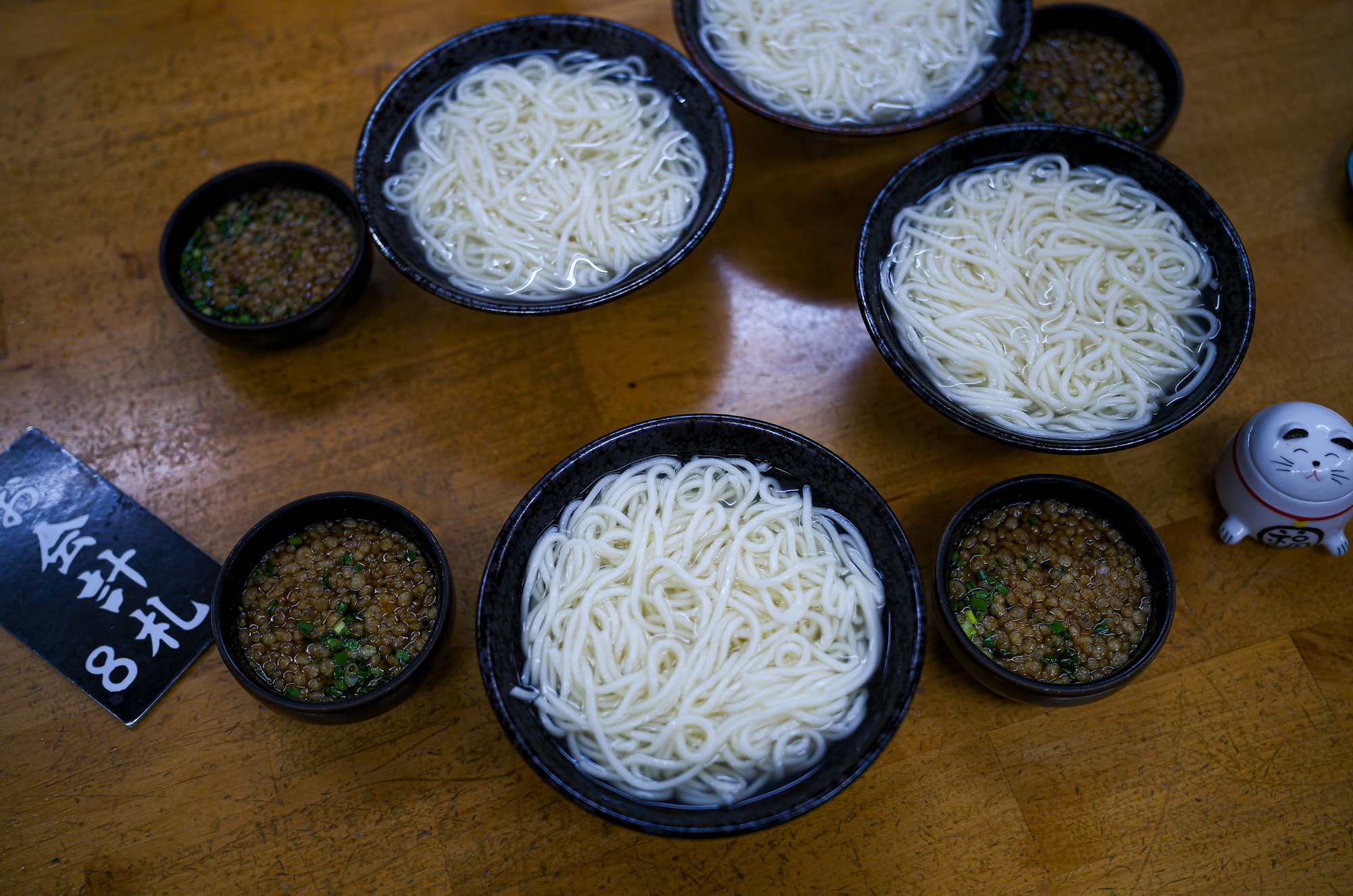 釜揚げうどん 戸隠 釜揚げうどん 戸隠 本店 （とがくし）　〒880-0002 宮崎県宮崎市中央通７−１０　http://www.miyazaki-togakushi.com/ 創業五十年！先代の頃から仕込まれた当店独自の「コシ」と「コク」をご堪能ください。1967年に創業した『戸隠(とがくし)』 壁に多くの有名人のサインが飾られた店内は80席という広さだ。 割烹料亭の板長だった先代から受け継ぐ秘伝のツユは味も香りも奥深く、 現店主の考案の、宮崎で好まれるやわらかさの中にも、もちもち感がある麺は絶品！　つけだれにゆずの皮を入れた釜揚げうどんや、釜玉うどん、いなり寿司を提供する簡素な店。おぐら　チキン南蛮　本店　おぐらのチキン南蛮　宮崎市瀬頭2-2-23 〒880-0805 宮崎県宮崎市橘通東３丁目４−２４　宮崎　みやざき　http://www.ogurachain.com/index.html チキンの美味しさ再発見　伝統のタレに漬け込んだ柔らかい肉質、丁寧に仕上げたタルタルソース。チキン南蛮を世に広めたこの一皿には、宮崎の食べる喜びが込められています。美味しさ再発見、笑顔になれます。「チキン南蛮」発祥の店。すべては、この店から始まりました。昔ながらの味、元祖の味を求めて多くの著名な方々もいらしてくださいました。まさに、おぐらの顔とも言うべき店舗です　おぐら瀬頭店　「チキン南蛮」「ランチ」「チャンポン」ＴＯＰ３メニューで人気　№１の店舗です。宮崎市の中心に位置し駐車場を完備したファミリータイプのレストランです。現在では、本部を本店より瀬頭店に移し、正におぐらの”かなめ”となる店舗です。一葉稲荷神社　〒880-0834 宮崎県宮崎市新別府町前浜１４０２　http://www.hitotsubajinja.jp/ 一葉稲荷神社【公式】#五穀豊穣 ・#商売繁盛 などの「#倉稲魂命 」が祀られています。末社に#恵比　寿神社 や#銭洗い神社 があり、ご利益があると言われています。また地名の由来にもなった「一葉の松」が現存します　鮮やかな朱色の千本鳥居が印象的な一葉稲荷神社。「一葉の松」が見つかった事が由来し、開運にご利益がある神社です。「一葉稲荷さま」としても知られていて、開運・商売繁盛・殖産のウガノミタマノミコトが祀られています。また、約350年ほど前の大地震で神社が津波に飲み込まれそうになった際、一羽の白兎が波を蹴って救ったという言い伝えがあります。本殿の裏にはその様子を表した彫刻もあり、厄除けや開運のご利益があると多くの人が訪れます。毎月始めの夜半から行われる「一日参り」は、商業関係者を始め、多くの参拝者が商売繁盛の祈願に訪れています。また、境内には銭洗神社や恵比寿神社があり、ご利益があるといわれています。2023年開運ナンバー1の神社　一葉稲荷神社/宮崎市　主祭神は、倉稲魂命(うかのみたまのみこと)。古事記には須佐之男命(すさのおのみこと)と神大市比売(かむおおいちひめ)との間に生まれた神として、日本書紀には伊奘諾尊(いざなぎのみこと)と伊奘冉尊(いざなみのみこと)の間に生まれた神として登場します。穀物や食物を司る神で、古くから稲荷神(お稲荷さん)として広く信仰されてきました。ともに祀られている配座の猿田彦命(さるたひこのみこと)は、天孫降臨の際に瓊瓊杵尊(ににぎのみこと)を道案内した神。塩土老翁命(しおつちのおじのみこと)は海幸山幸の伝承にも登場する航海や製塩を司る神。大国主命(おおくにぬしのみこと)は国津神の代表的な神で、出雲大社の主祭神。因幡の白兎を助けたことで知られ、良縁祈願の神としても信仰されています。伝承では、第12代天皇である景行天皇の勅によって「日向の小戸の阿波岐原」に創建されたと伝えられ、平安末期の寿永年間(1182～1184)に現在の場所に移転遷座したとのこと。宮崎観光ホテル　https://www.miyakan-h.com/ 〒880-8512 宮崎県宮崎市松山1-1-1 0985-27-1212 みやかんのあしあと眼前に大淀川ののどかな景色を臨む絶好のロケーション。1954年の開業から、おもてなしの心を大切に地元宮崎の皆さまとご一緒に歩んで参りました。“宮崎の魅力を肌で感じていただきたい”宮崎観光ホテルは、これからも変わらぬおもてなしの心で皆さまに「心休まる」滞在をお届けして参ります。みやかんな人たち宮崎で生まれ育ち、宮崎の魅力を広めたいという思いを持つスタッフ都会で育ち、旅行で訪れた宮崎の心地よさに魅了され移住してきたスタッフそんな宮崎を愛してやまない、私ども「みやかんな人たち」が皆さまに「心休まる」滞在をご提供いたします。みやざきを感じるぬくもり、神秘、美食ー。様々な想いが交差するまち、宮崎。大いなる自然に囲まれたこの地で過ごす、安らぎのひととき。みやざきのまちが、あなたを包み込みます。ゆったりとした時間が流れるこのまちで食、文化、自然に触れてみませんか。