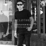 ＋CLOTHET / クロスクローゼット 【SUVIN PLATINUM 受注会 2023.10.07(Sat)～2023.10.08(Sun)】愛知 名古屋 Alto e Diritto altoediritto アルトエデリット Tシャツ Ｖネック クルーネック モックネック ロングスリーブ ニット CLB-60003SUVIN PLATINUM Tailored T-ShirtWHITE・001,NAVY・088,GRAY・090,BLACK・0990,1,2,3,48,800円CLB-60022SUVIN PLATINUM Tailored Long Sleeve T-ShirtWHITE・001,NAVY・088,GRAY・090,BLACK・0991,2,3,49,900円CLB-60042SUVIN PLATINUM Tailored Vneck T-ShirtWHITE・001,NAVY・088,BLACK・0990,1,2,3,48,800円CLB-60043SUVIN PLATINUM Tailored Mockneck Long Sleeve T-ShirtWHITE・001,BLACK・0991,2,3,49,900円CLB-60041SUVIN PLATINUM Tailored Mockneck T-ShirtWHITE・001,BLACK・0991,2,3,49,900円CLP-60048Hybrid Cotton Tailored T-ShirtWHITE・001,NAVY・088,GRAY・090,BLACK・0991,2,3,49,350円CLP-60011Hybrid Cotton Tailored Long Sleeve T-ShirtWHITE・001,NAVY・088,BLACK・0991,2,3,410,450円CLF-80016SUVIN PLATINUM New Crew Neck KnitWHITE・001,BROWN・020,OLIVE・067,NAVY・088,BLACK・0991,2,3,411,550円CLF-80020SUVIN PLATINUM Turtleneck KnitWHITE・001,BROWN・020,OLIVE・067,NAVY・088,BLACK・0991,2,3,413,200円CLF-80026SUVIN PLATINUM Vneck KnitWHITE・001,NAVY・088,BLACK・0991,2,3,413,200円CLF-80034SUVIN PLATINUM Mock Neck KnitWHITE・001,NAVY・088,BLACK・0991,2,3,413,200円 愛知 名古屋 Alto e Diritto altoediritto アルトエデリット Tシャツ クルーネックTシャツ クロスクローゼット 干場が前モデルの着用を繰り返したことで見えてきたV NECKの新しい形。前モデルより開きを深く、幅は狭く、着丈は少しだけ長くした「ミリ調整」のこだわりが詰まった絶妙なV NECK Tシャツが完成しました。素材はもちろん、あの最高峰と称される上品なスビンプラチナムスムースを使用している為、生産数も限られています。ジャケットと同じような袖の後付け縫製だけでなく、前振りに設計することで、ジャケットの下でもごわつかず、すっきりとお召しいただけます。左脇には+CLOTHETであることを示す＋マークが生地と同じ色で入っています。【生地の特徴】超長綿でも繊維長の長さや希少性で最高峰と称されるスビン。その希少なスビンの中でも特に最高品質を誇る“ファーストピック（初摘み）”だけが名乗ることを許された「スビンプラチナム」原料を国内で編み立てました。機械摘みが主流の中で、綿花を傷つけないようにひとつひとつ丁寧に、栄養の多く含まれた根元のコットンボールだけを手で摘み取り、なめらかな油脂を失うことなく繊細で強く長い繊維質が特徴です。そのため、生地の風合いはとろけるように柔らかな仕上がりになっています。