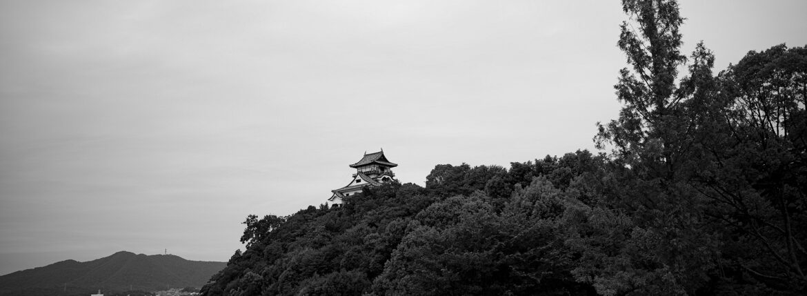 inuyama castle 犬山城 国宝犬山城　愛知県犬山市犬山北古券65-2　TEL.0568-61-1711　犬山城は、尾張国と美濃国の境、木曽川南岸の地「犬山」にあった日本の城である。現在の場所で言えば愛知県犬山市にあり天守のみが現存し江戸時代までに建造された「現存12天守」の一つである。また天守が国宝指定された5城のうちの一つである。城跡は「犬山城跡」として、国の史跡に指定されている。名城は戦国合戦の舞台　国宝犬山城は、室町時代の天文6年（1537）に織田信長の叔父・信康が築城しました。天守は現存する日本最古のものです。扇状地である濃尾平野の扇の要に位置し、天守最上階からの眺めはまさに絶景です。周辺には木曽川や犬山城下町の古い町並み、明治村等の多くの観光施設があります。信長・秀吉・家康がそれぞれの時代に犬山城を手にしたことで天下人への道を切り開きました。歴史の荒波を生き残った、国宝犬山城をお楽しみください。名称 ：犬山城通称：白帝城立地：平山城天守構造：望楼型・三重四階地下二階・複合式天守天守の高さ：本丸地上より約24m築城年：天文6年（1537）築城者：織田信康（織田信長の叔父）廃城年：明治4年（1871）指定文化財国宝（天守）・史跡（犬山城跡）主な城主：織田氏・池田氏・石川氏・成瀬氏所在地：愛知県犬山市犬山北古券65-2 ISAMU KATAYAMA 片山勇 2023年9月19日 火曜日 INRN INORAN イノラン LUNA SEA ルナシー BIRTHDAY CIRCUIT ’23 9月16日（土） 名古屋 Electric Lady Land SHOW LIVE ライブ GUEST 香川県 高松市 高松市は、香川県の中部に位置する市。香川県の県庁所在地および最大の都市であり、中核市に指定されている。 旧香川郡・木田郡・綾歌郡で、1890年2月15日の市制当時の区域は旧香川郡の一部から構成された。高松都市圏の中心都市。四国地方において2番目の人口規模を誇る。JRホテルクレメント高松 JR高松駅 三越 ROLEX ロレックス 香川県うどんツアー　〒760-0042 香川県高松市大工町２−１ 川福 本店 讃岐うどんの本場 ざるうどん 発祥の店！1950年創業 「川福本店」 高松 片原町 瀬戸大橋 マリンライナー marine liner 岡山駅 高松駅 新幹線 名古屋 高松港 女木島 船 夕焼け 朝焼け 2001年10月27日 Alto e Diritto altoediritto アルトエデリット 洋服屋人生 愛知 名古屋 kanie 蟹江町 かに丸くん 海部郡蟹江町 養老町 養老公園 養老天命反転地 養老の滝 岐阜県 養老町観光協会 MC20 マセラティ WATCH ART GRAND EXHIBITION DISCOVERING THE WORLD OF PATEK PHILIPPE TOKYO 2023 パテックフィリップ 5270J グランドコンプリケーション パテック フィリップ、《ウォッチアート・グランド・エキシビション（東京2023）》を開催。パテック フィリップは、6回目となるこの世界的グランド・エキシビションの開催地として、フラッグシップ市場のひとつである日本を選択した。2023年6月10日から25日まで、一般公衆と愛好家は、2,500 m²を超える広さの展示会場を訪れ、ジュネーブの通りやレマン湖岸の雰囲気、およびパテック フィリップの舞台裏を発見し、ジュネーブ最後の独立した家族経営の時計マニュファクチュールの世界に浸ることができる。このイベントは、当社がこれまでに開催した最大のエキシビションであり、6点のリミテッド・エディション、および希少なハンドクラフト作品のコレクションも発表される。《ウォッチアート・グランド・エキシビション（東京2023）》では、これまで同様、パテック フィリップのすべてのセグメントを網羅するリミテッド・エディションの発表が合わせて行われる。6点のリミテッド・エディションには、新しい自動巻のカドラプル・コンプリケーション（5308P-010モデル）、現地時刻と同期した日付表示を備える最初のワールドタイム（5330G-010モデル）という、世界初公開の2つの技術的壮挙が含まれている。この他ミニット・リピーター・ワールドタイムのエクスクルーシブなバージョン（5531R-014モデル）、婦人用ムーンフェイズ・モデルの洗練されたバリエーション（7121/200G-010モデル）、および2点のピュアなデザインのカラトラバ・モデル（6127G-010モデルと7127G-010モデル）がある。パテック フィリップが細心の配慮を注いで保護育成してきた希少なハンドクラフト技術（七宝細密画、クロワゾネ七宝、手彫金、細密な木象嵌、手仕上げのギヨシェ装飾、ジェム・セッティング）も展示される。40点のユニークピースとリミテッド・エディション（ドーム・テーブルクロック、懐中時計、腕時計）には、日本の文化、その豊かな芸術性、および先祖代々伝えられた技術・ノウハウがインスピレーションを与えている。また見学者の目の前で職人たちによる作業の実演が行われる。パテック フィリップは、ウォッチアート・グランド・エキシビション（東京2023）を記念し、限定版カタログを刊行します。このカタログでは、ウォッチアート・グランド・エキシビション（東京2023）期間中に展示される、ジュネーブのパテック フィリップ・ミュージアムから貸与された180点の歴史的タイムピース、パテック フィリップの2023年新作および現行コレクション、東京スペシャル・エディション、希少なハンドクラフト、ムーブメント、および17点のチャイム・タイムピースにハイライトが当てられています。ウォッチアート・グランド・エキシビション（東京2023）展示会場内のブックストアでお買い求めいただけるウォッチアート・グランド・エキシビション記念限定版カタログの全販売収益は、公益社団法人 日本ユネスコ協会連盟に寄付されます。LOUIS VUTTON YAYOI KUSAMA トランク ドット柄 草間彌生　ルイヴィトン PATEK PHILIPPE 5270J グランドコンプリケーション 情熱の薔薇 THE BLUE HEARTS ザ・ブルーハーツ ヒロト 甲本ヒロト ブルーハーツ Rose of Passion 「2.27(mon)」,「2.28(tue)」,「3.01(wed)」 お休みとなります ROLEX DAYDATE 18028 White Roman Dial ロレックス デイデイト ホワイト アラビック Mickey MR.BRAINWASH 2010 ミッキー ミスターブレインウォッシュ Mickey / MR.BRAINWASH 2010 ミッキー ミッキーマウス ミスターブレインウォッシュ Banksy Thrower / MR.BRAINWASH バンクシー Flower Thrower Banksy ミスターブレインウォッシュ 愛知 名古屋 Alto e Diritto altoediritto アルトエデリット ART アート BANKSY ミスターブレインウォッシュの名を広く世に知らしめたのは、ストリートアーティスト・バンクシーの初監督作品にしてアカデミー賞にノミネートされたドキュメンタリー映画「イグジットスルーザギフトショップ」（2010年公開）でした。 この映画が、アートの本質や意義を問うと共に、監督であるバンクシーや奇しくも”アーティスト”となったミスターブレインウォッシュの存在を広め、そして昨今に及ぶストリートアートのムーブメントに繋がる大きな役割を担ったことは、言うまでもありません。ＭR．BRAINWASH（ミスターブレインウォッシュ）ストリートアーティスト/映像作家。本名ティエリー・グウェッタ。フランス生まれ、1980年代にLAへ移住。2007年から映像作家としてキャリアをスタート。出演したバンクシー映画「イグジット・スルー・ザ・ギフトショップ」をきっかけに本格的にストリートアーティストとして活動をはじめる。 ミニチュアダックスフント チョコ「1.17(tue)」,「1.18(wed)」 お休みとなります 2022年11月26日 土曜 世界の秘密 Vaundy 一升びん　https://www.isshobin.com/　「一升びん」店名の由来昭和37年の創業当時、松阪には飲食店も今ほどは無く、会食といえば家でご馳走を作って宴会というのが多かったそうです。円卓（ちゃぶ台）を大勢で囲んで、お酒の一升瓶を中心に置いて、わいわいと皆様に楽しんで食事をしていただける様な店にしたい！！そういう思いを込めて「一升びん」と名付けました。松阪牛「A5」といえば、言わずと知れた和牛の最高峰。一般的に、すき焼きやしゃぶしゃぶの最上級肉として供されるこのクラスは、焼肉用とされることはほぼありません。一升びんでは、その『松阪牛「A5」』を焼肉として提供！箸で掴んで近づけただけでも違いの分かる素晴らしい香りと、一口噛めば口中にほとばしる肉汁とともに、融けるような舌触りは、ちょっと他では味わえません！牛肉は（社）日本食肉格付協会によって格付が行われています。2つの等級があり、1つは歩留（ブド）まり等級、もう1つは肉質等級です。歩留まり等級はA･B･Cの3段階に分かれてAが最も良く、肉質等級は5・4・3・2・1の5段階に分かれ、5が最も良い等級となります。一升びん本店では格付けA5の松阪牛をご提供させて頂きます。牛肉は、脂の霜降り（サシ）がよく入っている部位が、ほんのり甘く、柔らかくて人気です。松阪牛がおいしいと評判なのは、肉やサシが独特の飼育法でまんべんなく体にまわっているから。食欲増進のためにビールを飲ませたり、血行をよくするためにマッサージをするなど、丹精こめて育てられ、とろけるほどの柔らかい上質の松阪肉ができるのです。一升びんの創業は、1962年（昭和37年）今の平生町店から始まりました。最高のお肉を更に美味しく召し上がっていただく秘密が秘伝の味噌ダレ！創業以来、脈々と伝わってきた門外不出の逸品です。その味わいは、こくのある自家製ダレでありながら、決して自己主張しすぎることはなく、あくまでも肉の味わいを最大限に引き立てる脇役に徹します。ぜひ、ご賞味下さい！松阪牛焼肉・ホルモン一升びん本店松阪牛すき焼・しゃぶしゃぶ一升びん本店"はなれ"松阪牛焼肉・ホルモン一升びん宮町店松坂牛焼肉・ホルモン一升びん平生町店松阪牛焼肉・ホルモン鍋一升びん塚本店松阪牛焼肉・ホルモン一升びん川井町店松阪牛焼肉・ホルモン一升びん久居インターガーデン店松阪牛焼肉一升びん名古屋ラシック店松阪牛焼肉・ホルモン一升びん鈴鹿店松阪牛焼肉一升びん伊勢松寿亭松阪牛焼肉・ホルモン一升びん四日市泊店松阪牛焼肉・すき焼・しゃぶしゃぶ・串焼き一升びん伊勢内宮店イオンモールNagoya Noritake Garden 1F回転焼肉　一升びん　名古屋則武新町店松阪牛一升びん名古屋名駅店 Chrome Hearts CHROME HEARTS クロムハーツ クロムハーツ名古屋 Chrome Hearts Nagoya ラシック 愛知 名古屋 https://www.chromehearts.com/ OFFEE CAKE "BONBON" ボンボン 洋菓子ボンボン BONBON https://cake-bonbon.com/ 名古屋の老舗洋菓子店「ボンボン」 喫茶ボンボン 1949年（昭和24年）創業。名古屋市東区の老舗洋菓子・純喫茶ボンボン。開店当時から「いいものをお値打ちで」という思いを込めて、素材にこだわったケーキをひとつひとつ丁寧に作り続けてまいります。当店でしか味わうことができない逸品の数々。昭和レトロ感漂う店内で是非ご堪能ください。 〒461-0001 愛知県名古屋市東区泉2-1-22 CHROME HEARTS "TAPE DISPENSER" クロムハーツ テープ　ディスペンサー 愛知 名古屋 Alto e Diritto altoediritto アルトエデリット セロハンテープ マネークリップ クロムハーツボールペン リチャードスターク CHROME HEARTS MONEY CLIP CH CROSS 925silver CHROME HEARTS “PEN 4COLOR FERNIE 925silver Wolfgang's Steakhouse Signature Aoyama WOLFGANS'S STEAKHOUSE ウルフギャング ステーキハウス Tボーンステーキ 東京都 港区 北青山 2-5-8　青山OM-SQUARE1F 03-5843-0822 100席 (ダイニング58席、個室A：10席、個室B：8席、バー＆ウイスキーラウンジ24席) BARONROUGE バロンルージュ 〒460-0008 愛知県名古屋市中区栄5丁目19番12 @nagoya_baronrouge 050-5872-9950 移転 renewal open 。大人がひっそりと訪れる酒と料理を嗜むお店 25年続くお店が少しだけ移転しリニューアルオープン。新築のビル2階に佇む大人のためのレストラン＆バー。大人の階段を上り重厚な扉を開けると1日の疲れをリセット。大人の日常にそっと手を差し伸べる程よい非日常空間。プロが作る美味い酒 と しっかり食べられる料理。酒だけでも 料理だけでも 会話だけでも お気軽に。初めてご来店の方も いつもの馴染みのお店にしてください。八乃助 ISAMUKATAYAMABACKLASH イサムカタヤマバックラッシュ 片山勇 バックラッシュ ATSUTA JINGU ///【LEICA M10-P ASC 100 Edition + SUMMILUX-M F1.4/50mm ASPH】2022年5月11日 火曜 熱田神宮 Wolfgang's Steakhouse Signature Aoyama WOLFGANS'S STEAKHOUSE ウルフギャング ステーキハウス Tボーンステーキ 東京都 港区 北青山 2-5-8　青山OM-SQUARE1F 03-5843-0822 100席 (ダイニング58席、個室A：10席、個室B：8席、バー＆ウイスキーラウンジ24席) THE RITZ-CARLTON TOKYO "CLUB LEVEL" // 2022.5.06-5.08 ザ・リッツ・カールトン クラブ®レベル ザ・リッツ・カールトンの最高峰のおもてなしを、最上級の空間と設備でご体験いただける「ザ・リッツ・カールトン クラブレベル」。そのおもてなしの中心となるクラブラウンジは、レジデンスをテーマにしたラウンジの概念を超えた空間です。 レセプション、ガーデンテラス、ダイニングルーム、ライブラリーラウンジの4つの エリアに分かれた「クラブラウンジ」では、時間帯によって多彩な趣きでお客様をお迎えいたしております。お客様のクラブレベルのステイをより快適なものにするクラブコンシェルジュは、お客様一人ひとりをお名前でお呼びし、それぞれのお好みに合わせたパーソナルなサービスをお届けいたします。お誕生日や記念日、プロポーズなど特別な日のご滞在には、ご要望に合わせて心に残るひとときを演出するプランをご提案します。 ザ・ロビーラウンジ ラウンジ ホテルの45階、お客様をお迎えするメインロビーに位置する「ザ・ロビーラウンジ」は、お待ち合わせや語らいの時間を特別なものにします。毎週金～日曜日の15時～16時20分の間、「ハープ＆アフタヌーンティー」を提供しております。確かな技術を有するハープ奏者が奏でる美しい音色を聴きながらペストリーシェフによるアフタヌーンティーをお召し上がり頂けます。夕暮れへと移ろいゆく美しい東京の景色と共に、ゆったりとした午後のひとときをお楽しみ下さい45階の開放的な空間で楽しむ伝統的なアフタヌーンティー ザ・リッツ・カールトン東京の45階、お客様をお迎えするメインロビーに位置する「ザ・ロビーラウンジ」は、お待ち合わせや語らいの時間を特別なものにします。 心地よいピアノの生演奏が流れるラグジュアリーな空間で、モダンなアフタヌーンティーセットや厳選された世界各地の茶葉によるティーセレクションと共に、優雅なひと時をお楽しみ下さい。東京の中心に位置する六本木というロケーションに相応しい、西洋と東洋のモダンな融合を表現したインテリアには、オリエンタルな紫、赤、モノトーンを基調とした配色や、和をモチーフとしたファブリックなどを用い、全体として和洋の調和を感じさせる空間となっており、時間の移ろいに合わせた生演奏が彩りを添えます。ISAIA Napoli TOKYO MIDTOWN イザイア ナポリ 東京ミッドタウン スーツ、ジャケット、シャツ、パンツ、シューズ、ネクタイ、チーフ、カバン 愛知 名古屋 Alto e Diritto altoediritto アルトエデリット 20224月19日 ミシュラン ヴァガボンド 2021年12月14日 LA VAGABONDE ラ・ヴァガボンド フレンチ フランス料理 鶴舞 ラヴァカボンド chef ryousuke iwamoto 岩本龍介 予約のとれないフレンチ 名店 美食家 放浪者 旅人 愛知県名古屋市中区千代田2丁目14-24 キャノンピア鶴舞 1F 愛知 名古屋 Alto e Diritto altoediritto アルトエデリット 超絶フレンチ ドレスコード ディナー 中華風家庭料理 ふーみん (表参道/中華料理)　〒107-0062 東京都港区南青山５丁目７−１７ 03-3498-4466　表参道・青山エリアの南青山の中華料理店、中華風家庭料理 ふーみんのオフィシャルページです　CHACOあまみや　千駄ヶ谷の有名なステーキ屋「CHACOあめみや」 炭焼きステーキ 〒151-0051 東京都渋谷区千駄ケ谷１丁目７−１２ 03-3402-6066 http://chacoamemiya.com/sp/ １９７９年（昭和５４年）に開店してから当時のままの姿の店内は重みを感じる。　（お客様からは「昭和の香りがする・・」と言われます）真っ白だった壁も年月を感じさせる趣がある。店内に入るとまず目に入るのが、大きな炭焼きの竈。営業当時からの肉の旨みを沢山吸い込んでいるかも・・・。１９７９年（昭和５４年）に開店してから当時のままの姿の店内は重みを感じる。　（お客様からは「昭和の香りがする・・」と言われます）真っ白だった壁も年月を感じさせる趣がある。店内に入るとまず目に入るのが、大きな炭焼きの竈。営業当時からの肉の旨みを沢山吸い込んでいるかも・・・。炭で焼かれたステーキのお皿は鉄板ではなく鋳物です。牛肉は融点が高いため冷めやすい鉄板ではすぐに肉が固くなってしまいます。チャコのお皿は長い時間温かいので柔らかい牛肉をゆっくりご賞味いただけます。ワイン片手に語らいながら心安らぐ美味しい時間をお過ごしください。LA BISBOCCIA　ラ・ビスボッチャ/LA BISBOCCIA (広尾/イタリアン) RISTORANTE LA BISBOCCIA 〒150-0013 東京都渋谷区恵比寿2-36-13 広尾MTRビル1F "イタリア政府公認レストラン"として選ばれた本格的イタリアン。スタッフもイタリア人が中心で、イタリアにいる気分になれそうな空間。 https://labisboccia.tokyo/ 愛知 名古屋 Vineria Cassini ヴィネリア カッシーニ 東別院 イタリアン 愛知県名古屋市中区伊勢山1-9-13 伊勢山ハイツ1F #1F Iseyamahaitsu, 1-9-13 Iseyama Naka-ku, Nagoya-shi, Aichi-ken 460-0026, Japan イタリアを旅するような気分で楽しむ郷土料理と様々なワイン "Vineria(ヴィネリア)とは、イタリア語でVino(ワイン)＋Osteria(食堂)を足した造語です。 イタリアの郷土料理とその土地で造られた様々なワインをイタリアを旅するような気分でお楽しみいただけます。 「イタリア現地の味」を目指した素材を生かすストレートかつ伝統的なイタリア料理をアラカルトもしくはコースでお楽しみください。 約200種類のイタリアワインの中から、ソムリエがベストなワインを選びます。お料理やお好みに合わせたグラスワインやワインコースもご用意しております。"2021年10月15日 煖 MEI メイ イタリアン 国際センター 名古屋市西区那古野1-23-2 四間道糸重3 mei-nagoya.com shikemichi サンタキアラ Santa Chiara コース 18時一斉スタート きのこ キノコ 森内敬子　モーゼ十戒　ナナツモリピノノワール 2016 pinot noir ドメーヌタカヒコ 曽我貴彦 北海道余市郡余市町登町1395 ワイン名古屋市東区徳川町　天然キノコ MEI 那古野 ネコ 猫　にゃんこ 愛知 名古屋 Alto e Diritto altoediritto アルトエデリット カウンター7席 えごま　味噌カツ ミソカツ みそかつ とんかつ 東別院 〒460-0021 愛知県名古屋市中区平和2丁目16-15 052-323-0963 鶴舞線のガード下にあるトンカツの美味しいお店 みそかつ えごま　和食 美奈登 ミナト 老舗焼肉店 神宮前/焼肉 レトロ モクモク 味噌ダレ とんちゃん 熱田 ホルモン ヤキニク とんねるず ペレ きたなシュラン 懐かし 名鉄堀田駅から徒歩20分 瑞穂区 〒467-0879 愛知県名古屋市瑞穂区平郷町2-6-2 LA VAGABONDE ラ・ヴァガボンド フレンチ フランス料理 鶴舞 ラヴァカボンド chef ryousuke iwamoto 岩本龍介 予約のとれないフレンチ 名店 美食家 放浪者 旅人 愛知県名古屋市中区千代田2丁目14-24 キャノンピア鶴舞 1F 愛知 名古屋 Alto e Diritto altoediritto アルトエデリット 超絶フレンチ ドレスコード ディナー STEAK HOUSE Beef Okuma ステーキハウス ビーフオークマ 名古屋店 霜降り黒毛和牛 サーロイン フィレ シャトーブリアン 仙台牛 宮城牛 近江牛 150g 200g ハンバーグ 松坂屋 名古屋店 愛知　名古屋 Alto e Diritto altoediritto GW休暇 Alto e Diritto アルトエデリット altoediritto 愛知 名古屋 ゴールデンウィーク 休暇 炭火焼肉 煖 だん ダン 愛知 名古屋 焼き肉 名駅店 瑞穂本店 Alto e Diritto altoediritto アルトエデリット 夢 希望 Dream FREEMASONRY フリーメーソン AUDEMARS PIGUET オーデマピゲ SEX PISTOLS セックスピストルズ JOY DIVISION ジョイディヴィジョン DAVID BOWIE デヴィットボーウィ THE VELVET UNDERGROUND ザベルベットアンダーグラウンド THE ROLLING STONES ザローリングストーンズ QUEEN クイーン LED ZEPPELIN レッドツェッペリン Alto e Diritto アルトエデリット 愛知 名古屋 Italy MOORER ムーレー / BELVEST ベルベスト / ISAIA イザイア / LUCA GRASSIA ルカグラシア / Alfredo Rifugio アルフレードリフージオ / LARDINI ラルディーニ / De Petrillo デ・ペトリロ / TAGLIATORE タリアトーレ / Sealup シーラップ / EMMETI エンメティ / CINQUANTA チンクアンタ / SILENCE サイレンス / MOLEC モレック / Finamore フィナモレ / ORIAN オリアン / AVINO Laboratorio Napoletano アヴィーノ / INCOTEX インコテックス / INCOTEX SLACKS インコテックススラックス / PT TORINO ピーティートリノ / BERWICH ベルウィッチ / VIGANO ヴィガーノ / RICHARD J.BROWN リチャードJブラウン / FEDELI フェデーリ / MANRICO CASHMERE マンリコカシミヤ / ZANONE ザノーネ / Cruciani クルチアーニ / GRAN SASSO グランサッソ / Settefili Cashmere セッテフィーリカシミア / Girelli Bruni ジレリブルーニ / ENZO BONAFE エンツォボナフェ / FERRANTE フェランテ / GHOUD ゴード / ACATE アカーテ / Cisei シセイ / STEFANO RICCI ステファノリッチ / ALPO アル France Georges de Patricia ジョルジュドパトリシア / SAINT LAURENTサンローラン / CELINE セリーヌ / AUBERCY オーベルシー / lucien pellat-finet ルシアンペラフィネ / NATIONAL STANDARD ナショナルスタンダー U.S.A. South Paradiso Leather サウスパラディソ / JACQUESMARIEMAGE ジャックマリーマージュ / MARC MARMEL マークマーメル / WHITE'S BOOTS ホワイツブーツ / JUTTA NEUMANN ユッタニューマン England GRENFELL グレンフェル / J&M DAVIDSON ジェイアンドエムディヴィッドソン / JAMES GROSE ジェームスグロース / JOHN SMEDLEY ジョンスメドレー / Johnstons ジョンストンズ Other FIXER フィクサー / cuervo bopoha クエルボ ヴァローナ / BACKLASH The Line バックラッシュ ザライン / RIVORA リヴォラ / C.QP / Order Suit オーダースーツ 愛知 名古屋 Alto e Diritto altoediritto アルトエデリッライカM10 アポズミクロン 2021 October.27 21年目スタート 21年目からは楽しくゆっくりすごしてゆけたらなと思ってます ジョーストラマー 「10.26(tue)」,「10.27(wed)」 お休みとなります Thames LONDON / HERBIE YAMAGUCHI 1983 テムズ川 ロンドン ハービー山口 1983年 イギリス England イングランド 写真家 写真 Not Banksy ノットバンクシー BANKSY バンクシー 我々の敵はあなたの敵じゃない 共に生きよう LEICA // APO-SUMMICRON-M f2/35mm ASPH. ライカ アポ・ズミクロンM f2/35mm ASPH. 愛知 名古屋 Alto e Diritto altoediritto アルトエデリット 世界最高峰のレンズと称賛され続けているライカMレンズにおいて、アポ・ズミクロンM f2/35mm ASPH.もそのMレンズの名にふさわしい優れた性能を誇ります。さらに、アポ・ズミクロンMシリーズのレンズとしてはもちろんのこと、これまでにない新しいタイプのMレンズとして目をひく存在でもあります。その特長は、Mレンズの中で最短で唯一ともいえる最短撮影距離と、きわめてシャープな描写力、美しいボケ味、そして開放F値F2という明るさにあります。ドイツならではの高度な製造技術が生み出したこのレンズを活用すれば、M型カメラはもとより、「ライカSL2」や「ライカSL2-S」でも、優れた描写力を活用してあらゆるシーンでの撮影が楽しめます。 光学系の設計に全撮影距離で高画質が得られるフローティングシステムを採用しているため、近距離撮影でも高い描写力を発揮しながら、Mレンズでは唯一となるわずか30cmという最短撮影距離を実現しています。フォーカスリングの回転角は300°ときわめて大きく、最短撮影距離が短くなっているにも関わらず緻密なピント合わせが可能です。開放値はF2.0という明るさで、クリエイティブな作品づくりも多彩に楽しめます。その時々の貴重な瞬間を、ライカらしい高品位な写真として記録することができます。イギリスの写真家ヒュー・ジョン氏は、ポートレート撮影でもアポ・ズミクロンM f2/35mm ASPH.が威力を発揮することを実感しました。「被写界深度がこれほど浅くなるとは驚きました。まつげの部分が驚くほどシャープに描写され、そこから徐々にボケていく。これは元のサイズのまま一部をトリミングしたものですが、85mm、いや、105mmのレンズで撮影したかのような仕上がりです！」「アポ・ズミクロンM f2/35mm ASPH.は、美しいボケ味でポートレート写真に新たな可能性をもたらすレンズですね。それに接写もこなせるので、まさにオールラウンドな1本だと言えます。色の再現性も絶妙で、シャープな解像感も素晴らしい。これさえあれば他のレンズはいらないと言ってもいいかもしれません！」2021年8月18日 Leica Nagoya ライカ松坂屋名古屋店 ライカ名古屋 460-8430 愛知県中区栄3-16-1 松坂屋名古屋店 北館3Ｆ 052-264-2840 入鹿池　いるかいけ 名古屋近郊のボート釣りのメッカ 愛知県犬山市の入鹿、飛騨木曽川国定公園内にある人工の農業用ため池 わかさぎ釣り・ブラックバス釣りなら入鹿池にある見晴茶屋へ https://inuyama.gr.jp/miharashi.html 犬山観光情報 ワカサギやブラックバス釣りのメッカとして知られる入鹿池 ブラックバス釣果 犬山名物 でんがく 五平餅 見晴茶屋 愛知県犬山市堤下60 蓬ぜん 犬山 犬山口 愛知 名古屋名物 ひつまぶし http://houzen.s-d.jp/index.html 犬山城 ミシュランガイド愛知2019 あつた蓬莱軒 22年間修行 店主 うなぎ ウナギ 鰻 愛知県犬山市上坂町4-168 0568-39-5077 犬山市観光協会 ミシュラン 博多串焼き 八乃助 焼き鳥 焼鳥 愛知 名古屋 とみやBLOG 富屋酒店 とみやBLOG ライカ LEICA LEICA M10-p ASC100 EDITION ライカM10-P ズミルックス 2021年7月27日 煖 MEI メイ イタリアン 国際センター 名古屋市西区那古野1-23-2 四間道糸重3 mei-nagoya.com shikemichi サンタキアラ Santa Chiara コース 18時一斉スタート きのこ キノコ 森内敬子　モーゼ十戒　ナナツモリピノノワール 2016 pinot noir ドメーヌタカヒコ 曽我貴彦 北海道余市郡余市町登町1395 ワイン名古屋市東区徳川町　天然キノコ MEI 那古野 ネコ 猫　にゃんこ 愛知 名古屋 Alto e Diritto altoediritto アルトエデリット カウンター7席 えごま　味噌カツ ミソカツ みそかつ とんかつ 東別院 〒460-0021 愛知県名古屋市中区平和2丁目16-15 052-323-0963 鶴舞線のガード下にあるトンカツの美味しいお店 みそかつ えごま　和食 美奈登 ミナト 老舗焼肉店 神宮前/焼肉 レトロ モクモク 味噌ダレ とんちゃん 熱田 ホルモン ヤキニク とんねるず ペレ きたなシュラン 懐かし 名鉄堀田駅から徒歩20分 瑞穂区 〒467-0879 愛知県名古屋市瑞穂区平郷町2-6-2 LA VAGABONDE ラ・ヴァガボンド フレンチ フランス料理 鶴舞 ラヴァカボンド chef ryousuke iwamoto 岩本龍介 予約のとれないフレンチ 名店 美食家 放浪者 旅人 愛知県名古屋市中区千代田2丁目14-24 キャノンピア鶴舞 1F 愛知 名古屋 Alto e Diritto altoediritto アルトエデリット 超絶フレンチ ドレスコード ディナー STEAK HOUSE Beef Okuma ステーキハウス ビーフオークマ 名古屋店 霜降り黒毛和牛 サーロイン フィレ シャトーブリアン 仙台牛 宮城牛 近江牛 150g 200g ハンバーグ 松坂屋 名古屋店 愛知　名古屋 Alto e Diritto altoediritto GW休暇 Alto e Diritto アルトエデリット altoediritto 愛知 名古屋 ゴールデンウィーク 休暇 炭火焼肉 煖 だん ダン 愛知 名古屋 焼き肉 名駅店 瑞穂本店 Alto e Diritto altoediritto アルトエデリット 夢 希望 Dream FREEMASONRY フリーメーソン AUDEMARS PIGUET オーデマピゲ SEX PISTOLS セックスピストルズ JOY DIVISION ジョイディヴィジョン DAVID BOWIE デヴィットボーウィ THE VELVET UNDERGROUND ザベルベットアンダーグラウンド THE ROLLING STONES ザローリングストーンズ QUEEN クイーン LED ZEPPELIN レッドツェッペリン Alto e Diritto アルトエデリット 愛知 名古屋 Italy MOORER ムーレー / BELVEST ベルベスト / ISAIA イザイア / LUCA GRASSIA ルカグラシア / Alfredo Rifugio アルフレードリフージオ / LARDINI ラルディーニ / De Petrillo デ・ペトリロ / TAGLIATORE タリアトーレ / Sealup シーラップ / EMMETI エンメティ / CINQUANTA チンクアンタ / SILENCE サイレンス / MOLEC モレック / Finamore フィナモレ / ORIAN オリアン / AVINO Laboratorio Napoletano アヴィーノ / INCOTEX インコテックス / INCOTEX SLACKS インコテックススラックス / PT TORINO ピーティートリノ / BERWICH ベルウィッチ / VIGANO ヴィガーノ / RICHARD J.BROWN リチャードJブラウン / FEDELI フェデーリ / MANRICO CASHMERE マンリコカシミヤ / ZANONE ザノーネ / Cruciani クルチアーニ / GRAN SASSO グランサッソ / Settefili Cashmere セッテフィーリカシミア / Girelli Bruni ジレリブルーニ / ENZO BONAFE エンツォボナフェ / FERRANTE フェランテ / GHOUD ゴード / ACATE アカーテ / Cisei シセイ / STEFANO RICCI ステファノリッチ / ALPO アル France Georges de Patricia ジョルジュドパトリシア / SAINT LAURENTサンローラン / CELINE セリーヌ / AUBERCY オーベルシー / lucien pellat-finet ルシアンペラフィネ / NATIONAL STANDARD ナショナルスタンダー U.S.A. South Paradiso Leather サウスパラディソ / JACQUESMARIEMAGE ジャックマリーマージュ / MARC MARMEL マークマーメル / WHITE'S BOOTS ホワイツブーツ / JUTTA NEUMANN ユッタニューマン England GRENFELL グレンフェル / J&M DAVIDSON ジェイアンドエムディヴィッドソン / JAMES GROSE ジェームスグロース / JOHN SMEDLEY ジョンスメドレー / Johnstons ジョンストンズ Other FIXER フィクサー / cuervo bopoha クエルボ ヴァローナ / BACKLASH The Line バックラッシュ ザライン / RIVORA リヴォラ / C.QP / Order Suit オーダースーツ 愛知 名古屋 Alto e Diritto