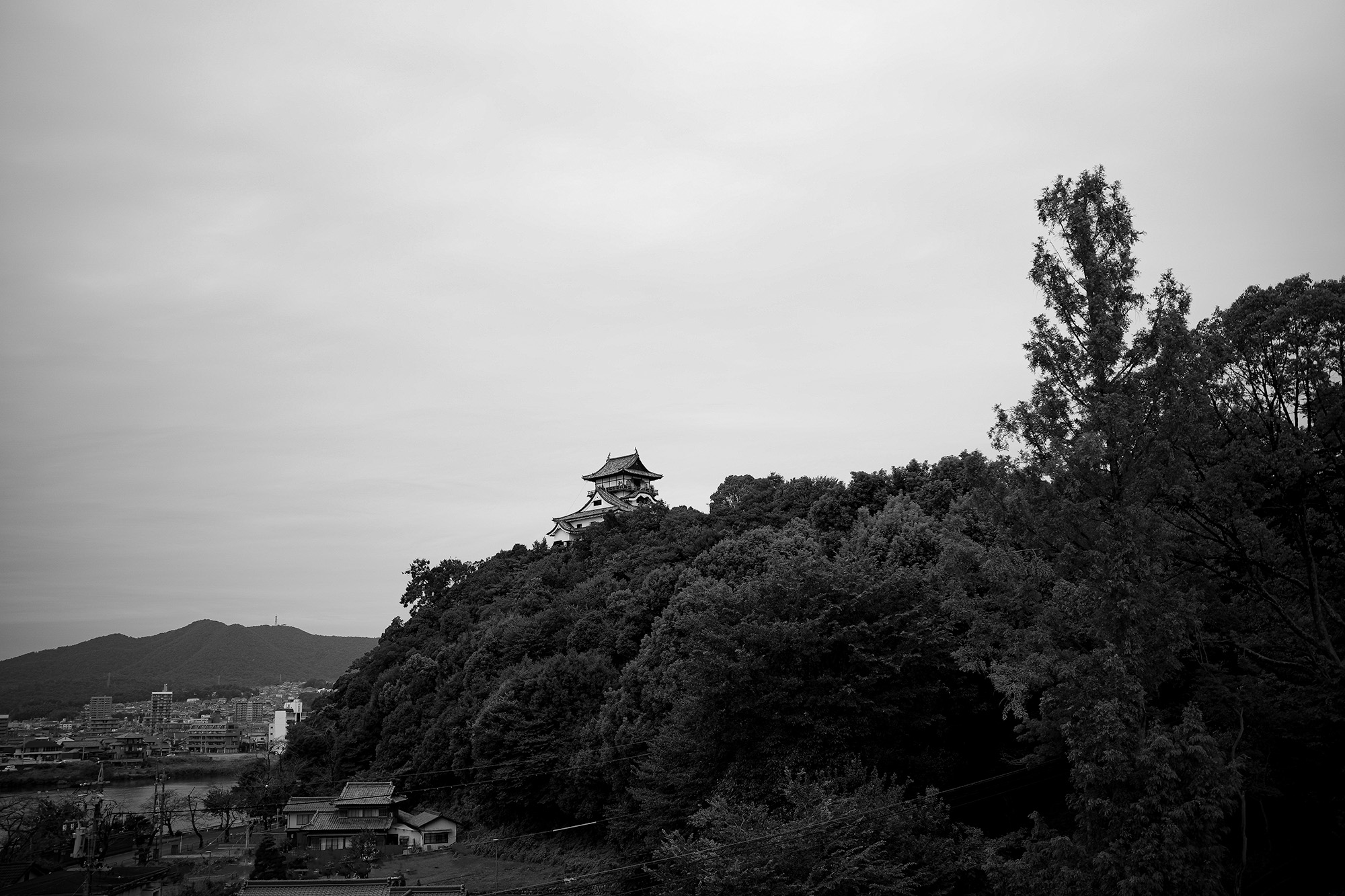 inuyama castle 犬山城 国宝犬山城　愛知県犬山市犬山北古券65-2　TEL.0568-61-1711　犬山城は、尾張国と美濃国の境、木曽川南岸の地「犬山」にあった日本の城である。現在の場所で言えば愛知県犬山市にあり天守のみが現存し江戸時代までに建造された「現存12天守」の一つである。また天守が国宝指定された5城のうちの一つである。城跡は「犬山城跡」として、国の史跡に指定されている。名城は戦国合戦の舞台　国宝犬山城は、室町時代の天文6年（1537）に織田信長の叔父・信康が築城しました。天守は現存する日本最古のものです。扇状地である濃尾平野の扇の要に位置し、天守最上階からの眺めはまさに絶景です。周辺には木曽川や犬山城下町の古い町並み、明治村等の多くの観光施設があります。信長・秀吉・家康がそれぞれの時代に犬山城を手にしたことで天下人への道を切り開きました。歴史の荒波を生き残った、国宝犬山城をお楽しみください。名称 ：犬山城通称：白帝城立地：平山城天守構造：望楼型・三重四階地下二階・複合式天守天守の高さ：本丸地上より約24m築城年：天文6年（1537）築城者：織田信康（織田信長の叔父）廃城年：明治4年（1871）指定文化財国宝（天守）・史跡（犬山城跡）主な城主：織田氏・池田氏・石川氏・成瀬氏所在地：愛知県犬山市犬山北古券65-2 ISAMU KATAYAMA 片山勇 2023年9月19日 火曜日 INRN INORAN イノラン LUNA SEA ルナシー BIRTHDAY CIRCUIT ’23 9月16日（土） 名古屋 Electric Lady Land SHOW LIVE ライブ  GUEST 香川県 高松市 高松市は、香川県の中部に位置する市。香川県の県庁所在地および最大の都市であり、中核市に指定されている。 旧香川郡・木田郡・綾歌郡で、1890年2月15日の市制当時の区域は旧香川郡の一部から構成された。高松都市圏の中心都市。四国地方において2番目の人口規模を誇る。JRホテルクレメント高松 JR高松駅 三越 ROLEX ロレックス 香川県うどんツアー　〒760-0042 香川県高松市大工町２−１ 川福 本店  讃岐うどんの本場 ざるうどん 発祥の店！1950年創業 「川福本店」 高松 片原町 瀬戸大橋 マリンライナー marine liner 岡山駅 高松駅 新幹線 名古屋 高松港 女木島 船 夕焼け 朝焼け 2001年10月27日 Alto e Diritto altoediritto アルトエデリット 洋服屋人生 愛知 名古屋 kanie 蟹江町 かに丸くん 海部郡蟹江町 養老町 養老公園 養老天命反転地 養老の滝 岐阜県  養老町観光協会 MC20 マセラティ WATCH ART GRAND EXHIBITION DISCOVERING THE WORLD OF PATEK PHILIPPE TOKYO 2023 パテックフィリップ 5270J グランドコンプリケーション パテック フィリップ、《ウォッチアート・グランド・エキシビション（東京2023）》を開催。パテック フィリップは、6回目となるこの世界的グランド・エキシビションの開催地として、フラッグシップ市場のひとつである日本を選択した。2023年6月10日から25日まで、一般公衆と愛好家は、2,500 m²を超える広さの展示会場を訪れ、ジュネーブの通りやレマン湖岸の雰囲気、およびパテック フィリップの舞台裏を発見し、ジュネーブ最後の独立した家族経営の時計マニュファクチュールの世界に浸ることができる。このイベントは、当社がこれまでに開催した最大のエキシビションであり、6点のリミテッド・エディション、および希少なハンドクラフト作品のコレクションも発表される。《ウォッチアート・グランド・エキシビション（東京2023）》では、これまで同様、パテック フィリップのすべてのセグメントを網羅するリミテッド・エディションの発表が合わせて行われる。6点のリミテッド・エディションには、新しい自動巻のカドラプル・コンプリケーション（5308P-010モデル）、現地時刻と同期した日付表示を備える最初のワールドタイム（5330G-010モデル）という、世界初公開の2つの技術的壮挙が含まれている。この他ミニット・リピーター・ワールドタイムのエクスクルーシブなバージョン（5531R-014モデル）、婦人用ムーンフェイズ・モデルの洗練されたバリエーション（7121/200G-010モデル）、および2点のピュアなデザインのカラトラバ・モデル（6127G-010モデルと7127G-010モデル）がある。パテック フィリップが細心の配慮を注いで保護育成してきた希少なハンドクラフト技術（七宝細密画、クロワゾネ七宝、手彫金、細密な木象嵌、手仕上げのギヨシェ装飾、ジェム・セッティング）も展示される。40点のユニークピースとリミテッド・エディション（ドーム・テーブルクロック、懐中時計、腕時計）には、日本の文化、その豊かな芸術性、および先祖代々伝えられた技術・ノウハウがインスピレーションを与えている。また見学者の目の前で職人たちによる作業の実演が行われる。パテック フィリップは、ウォッチアート・グランド・エキシビション（東京2023）を記念し、限定版カタログを刊行します。このカタログでは、ウォッチアート・グランド・エキシビション（東京2023）期間中に展示される、ジュネーブのパテック フィリップ・ミュージアムから貸与された180点の歴史的タイムピース、パテック フィリップの2023年新作および現行コレクション、東京スペシャル・エディション、希少なハンドクラフト、ムーブメント、および17点のチャイム・タイムピースにハイライトが当てられています。ウォッチアート・グランド・エキシビション（東京2023）展示会場内のブックストアでお買い求めいただけるウォッチアート・グランド・エキシビション記念限定版カタログの全販売収益は、公益社団法人 日本ユネスコ協会連盟に寄付されます。LOUIS VUTTON YAYOI KUSAMA トランク ドット柄 草間彌生　ルイヴィトン PATEK PHILIPPE 5270J グランドコンプリケーション 情熱の薔薇 THE BLUE HEARTS ザ・ブルーハーツ ヒロト 甲本ヒロト ブルーハーツ Rose of Passion 「2.27(mon)」,「2.28(tue)」,「3.01(wed)」 お休みとなります ROLEX DAYDATE 18028 White Roman Dial ロレックス デイデイト ホワイト アラビック Mickey MR.BRAINWASH 2010 ミッキー ミスターブレインウォッシュ Mickey / MR.BRAINWASH 2010 ミッキー ミッキーマウス ミスターブレインウォッシュ Banksy Thrower / MR.BRAINWASH バンクシー Flower Thrower Banksy ミスターブレインウォッシュ 愛知 名古屋 Alto e Diritto altoediritto アルトエデリット ART アート BANKSY ミスターブレインウォッシュの名を広く世に知らしめたのは、ストリートアーティスト・バンクシーの初監督作品にしてアカデミー賞にノミネートされたドキュメンタリー映画「イグジットスルーザギフトショップ」（2010年公開）でした。 この映画が、アートの本質や意義を問うと共に、監督であるバンクシーや奇しくも”アーティスト”となったミスターブレインウォッシュの存在を広め、そして昨今に及ぶストリートアートのムーブメントに繋がる大きな役割を担ったことは、言うまでもありません。ＭR．BRAINWASH（ミスターブレインウォッシュ）ストリートアーティスト/映像作家。本名ティエリー・グウェッタ。フランス生まれ、1980年代にLAへ移住。2007年から映像作家としてキャリアをスタート。出演したバンクシー映画「イグジット・スルー・ザ・ギフトショップ」をきっかけに本格的にストリートアーティストとして活動をはじめる。 ミニチュアダックスフント チョコ「1.17(tue)」,「1.18(wed)」 お休みとなります 2022年11月26日 土曜 世界の秘密 Vaundy 一升びん　https://www.isshobin.com/　「一升びん」店名の由来昭和37年の創業当時、松阪には飲食店も今ほどは無く、会食といえば家でご馳走を作って宴会というのが多かったそうです。円卓（ちゃぶ台）を大勢で囲んで、お酒の一升瓶を中心に置いて、わいわいと皆様に楽しんで食事をしていただける様な店にしたい！！そういう思いを込めて「一升びん」と名付けました。松阪牛「A5」といえば、言わずと知れた和牛の最高峰。一般的に、すき焼きやしゃぶしゃぶの最上級肉として供されるこのクラスは、焼肉用とされることはほぼありません。一升びんでは、その『松阪牛「A5」』を焼肉として提供！箸で掴んで近づけただけでも違いの分かる素晴らしい香りと、一口噛めば口中にほとばしる肉汁とともに、融けるような舌触りは、ちょっと他では味わえません！牛肉は（社）日本食肉格付協会によって格付が行われています。2つの等級があり、1つは歩留（ブド）まり等級、もう1つは肉質等級です。歩留まり等級はA･B･Cの3段階に分かれてAが最も良く、肉質等級は5・4・3・2・1の5段階に分かれ、5が最も良い等級となります。一升びん本店では格付けA5の松阪牛をご提供させて頂きます。牛肉は、脂の霜降り（サシ）がよく入っている部位が、ほんのり甘く、柔らかくて人気です。松阪牛がおいしいと評判なのは、肉やサシが独特の飼育法でまんべんなく体にまわっているから。食欲増進のためにビールを飲ませたり、血行をよくするためにマッサージをするなど、丹精こめて育てられ、とろけるほどの柔らかい上質の松阪肉ができるのです。一升びんの創業は、1962年（昭和37年）今の平生町店から始まりました。最高のお肉を更に美味しく召し上がっていただく秘密が秘伝の味噌ダレ！創業以来、脈々と伝わってきた門外不出の逸品です。その味わいは、こくのある自家製ダレでありながら、決して自己主張しすぎることはなく、あくまでも肉の味わいを最大限に引き立てる脇役に徹します。ぜひ、ご賞味下さい！松阪牛焼肉・ホルモン一升びん本店松阪牛すき焼・しゃぶしゃぶ一升びん本店"はなれ"松阪牛焼肉・ホルモン一升びん宮町店松坂牛焼肉・ホルモン一升びん平生町店松阪牛焼肉・ホルモン鍋一升びん塚本店松阪牛焼肉・ホルモン一升びん川井町店松阪牛焼肉・ホルモン一升びん久居インターガーデン店松阪牛焼肉一升びん名古屋ラシック店松阪牛焼肉・ホルモン一升びん鈴鹿店松阪牛焼肉一升びん伊勢松寿亭松阪牛焼肉・ホルモン一升びん四日市泊店松阪牛焼肉・すき焼・しゃぶしゃぶ・串焼き一升びん伊勢内宮店イオンモールNagoya Noritake Garden 1F回転焼肉　一升びん　名古屋則武新町店松阪牛一升びん名古屋名駅店 Chrome Hearts CHROME HEARTS クロムハーツ クロムハーツ名古屋 Chrome Hearts Nagoya ラシック 愛知 名古屋 https://www.chromehearts.com/ OFFEE CAKE "BONBON" ボンボン 洋菓子ボンボン BONBON https://cake-bonbon.com/ 名古屋の老舗洋菓子店「ボンボン」 喫茶ボンボン 1949年（昭和24年）創業。名古屋市東区の老舗洋菓子・純喫茶ボンボン。開店当時から「いいものをお値打ちで」という思いを込めて、素材にこだわったケーキをひとつひとつ丁寧に作り続けてまいります。当店でしか味わうことができない逸品の数々。昭和レトロ感漂う店内で是非ご堪能ください。 〒461-0001 愛知県名古屋市東区泉2-1-22 CHROME HEARTS "TAPE DISPENSER" クロムハーツ テープ　ディスペンサー 愛知 名古屋 Alto e Diritto altoediritto アルトエデリット セロハンテープ マネークリップ クロムハーツボールペン リチャードスターク CHROME HEARTS MONEY CLIP CH CROSS 925silver CHROME HEARTS “PEN 4COLOR FERNIE 925silver Wolfgang's Steakhouse Signature Aoyama WOLFGANS'S STEAKHOUSE ウルフギャング ステーキハウス Tボーンステーキ 東京都 港区 北青山 2-5-8　青山OM-SQUARE1F 03-5843-0822 100席 (ダイニング58席、個室A：10席、個室B：8席、バー＆ウイスキーラウンジ24席) BARONROUGE バロンルージュ 〒460-0008 愛知県名古屋市中区栄5丁目19番12 @nagoya_baronrouge 050-5872-9950 移転 renewal open 。大人がひっそりと訪れる酒と料理を嗜むお店 25年続くお店が少しだけ移転しリニューアルオープン。新築のビル2階に佇む大人のためのレストラン＆バー。大人の階段を上り重厚な扉を開けると1日の疲れをリセット。大人の日常にそっと手を差し伸べる程よい非日常空間。プロが作る美味い酒 と しっかり食べられる料理。酒だけでも 料理だけでも 会話だけでも お気軽に。初めてご来店の方も いつもの馴染みのお店にしてください。八乃助 ISAMUKATAYAMABACKLASH イサムカタヤマバックラッシュ 片山勇 バックラッシュ ATSUTA JINGU ///【LEICA M10-P ASC 100 Edition + SUMMILUX-M F1.4/50mm ASPH】2022年5月11日 火曜 熱田神宮 Wolfgang's Steakhouse Signature Aoyama WOLFGANS'S STEAKHOUSE ウルフギャング ステーキハウス Tボーンステーキ 東京都 港区 北青山 2-5-8　青山OM-SQUARE1F 03-5843-0822 100席 (ダイニング58席、個室A：10席、個室B：8席、バー＆ウイスキーラウンジ24席) THE RITZ-CARLTON TOKYO "CLUB LEVEL" // 2022.5.06-5.08 ザ・リッツ・カールトン クラブ®レベル ザ・リッツ・カールトンの最高峰のおもてなしを、最上級の空間と設備でご体験いただける「ザ・リッツ・カールトン クラブレベル」。そのおもてなしの中心となるクラブラウンジは、レジデンスをテーマにしたラウンジの概念を超えた空間です。 レセプション、ガーデンテラス、ダイニングルーム、ライブラリーラウンジの4つの エリアに分かれた「クラブラウンジ」では、時間帯によって多彩な趣きでお客様をお迎えいたしております。お客様のクラブレベルのステイをより快適なものにするクラブコンシェルジュは、お客様一人ひとりをお名前でお呼びし、それぞれのお好みに合わせたパーソナルなサービスをお届けいたします。お誕生日や記念日、プロポーズなど特別な日のご滞在には、ご要望に合わせて心に残るひとときを演出するプランをご提案します。 ザ・ロビーラウンジ ラウンジ ホテルの45階、お客様をお迎えするメインロビーに位置する「ザ・ロビーラウンジ」は、お待ち合わせや語らいの時間を特別なものにします。毎週金～日曜日の15時～16時20分の間、「ハープ＆アフタヌーンティー」を提供しております。確かな技術を有するハープ奏者が奏でる美しい音色を聴きながらペストリーシェフによるアフタヌーンティーをお召し上がり頂けます。夕暮れへと移ろいゆく美しい東京の景色と共に、ゆったりとした午後のひとときをお楽しみ下さい45階の開放的な空間で楽しむ伝統的なアフタヌーンティー ザ・リッツ・カールトン東京の45階、お客様をお迎えするメインロビーに位置する「ザ・ロビーラウンジ」は、お待ち合わせや語らいの時間を特別なものにします。 心地よいピアノの生演奏が流れるラグジュアリーな空間で、モダンなアフタヌーンティーセットや厳選された世界各地の茶葉によるティーセレクションと共に、優雅なひと時をお楽しみ下さい。東京の中心に位置する六本木というロケーションに相応しい、西洋と東洋のモダンな融合を表現したインテリアには、オリエンタルな紫、赤、モノトーンを基調とした配色や、和をモチーフとしたファブリックなどを用い、全体として和洋の調和を感じさせる空間となっており、時間の移ろいに合わせた生演奏が彩りを添えます。ISAIA Napoli TOKYO MIDTOWN イザイア ナポリ 東京ミッドタウン スーツ、ジャケット、シャツ、パンツ、シューズ、ネクタイ、チーフ、カバン 愛知 名古屋 Alto e Diritto altoediritto アルトエデリット 20224月19日 ミシュラン ヴァガボンド 2021年12月14日 LA VAGABONDE ラ・ヴァガボンド フレンチ フランス料理 鶴舞 ラヴァカボンド chef ryousuke iwamoto 岩本龍介 予約のとれないフレンチ 名店 美食家 放浪者 旅人 愛知県名古屋市中区千代田2丁目14-24 キャノンピア鶴舞 1F 愛知 名古屋 Alto e Diritto altoediritto アルトエデリット 超絶フレンチ ドレスコード ディナー 中華風家庭料理 ふーみん (表参道/中華料理)　〒107-0062 東京都港区南青山５丁目７−１７ 03-3498-4466　表参道・青山エリアの南青山の中華料理店、中華風家庭料理 ふーみんのオフィシャルページです　CHACOあまみや　千駄ヶ谷の有名なステーキ屋「CHACOあめみや」 炭焼きステーキ 〒151-0051 東京都渋谷区千駄ケ谷１丁目７−１２ 03-3402-6066 http://chacoamemiya.com/sp/ １９７９年（昭和５４年）に開店してから当時のままの姿の店内は重みを感じる。　（お客様からは「昭和の香りがする・・」と言われます）真っ白だった壁も年月を感じさせる趣がある。店内に入るとまず目に入るのが、大きな炭焼きの竈。営業当時からの肉の旨みを沢山吸い込んでいるかも・・・。１９７９年（昭和５４年）に開店してから当時のままの姿の店内は重みを感じる。　（お客様からは「昭和の香りがする・・」と言われます）真っ白だった壁も年月を感じさせる趣がある。店内に入るとまず目に入るのが、大きな炭焼きの竈。営業当時からの肉の旨みを沢山吸い込んでいるかも・・・。炭で焼かれたステーキのお皿は鉄板ではなく鋳物です。牛肉は融点が高いため冷めやすい鉄板ではすぐに肉が固くなってしまいます。チャコのお皿は長い時間温かいので柔らかい牛肉をゆっくりご賞味いただけます。ワイン片手に語らいながら心安らぐ美味しい時間をお過ごしください。LA BISBOCCIA　ラ・ビスボッチャ/LA BISBOCCIA (広尾/イタリアン) RISTORANTE LA BISBOCCIA 〒150-0013 東京都渋谷区恵比寿2-36-13 広尾MTRビル1F "イタリア政府公認レストラン"として選ばれた本格的イタリアン。スタッフもイタリア人が中心で、イタリアにいる気分になれそうな空間。 https://labisboccia.tokyo/ 愛知 名古屋 Vineria Cassini ヴィネリア カッシーニ 東別院 イタリアン 愛知県名古屋市中区伊勢山1-9-13 伊勢山ハイツ1F #1F Iseyamahaitsu, 1-9-13 Iseyama Naka-ku, Nagoya-shi, Aichi-ken 460-0026, Japan イタリアを旅するような気分で楽しむ郷土料理と様々なワイン "Vineria(ヴィネリア)とは、イタリア語でVino(ワイン)＋Osteria(食堂)を足した造語です。 イタリアの郷土料理とその土地で造られた様々なワインをイタリアを旅するような気分でお楽しみいただけます。 「イタリア現地の味」を目指した素材を生かすストレートかつ伝統的なイタリア料理をアラカルトもしくはコースでお楽しみください。 約200種類のイタリアワインの中から、ソムリエがベストなワインを選びます。お料理やお好みに合わせたグラスワインやワインコースもご用意しております。"2021年10月15日 煖 MEI メイ イタリアン 国際センター 名古屋市西区那古野1-23-2 四間道糸重3 mei-nagoya.com shikemichi サンタキアラ Santa Chiara コース 18時一斉スタート きのこ キノコ 森内敬子　モーゼ十戒　ナナツモリピノノワール 2016 pinot noir ドメーヌタカヒコ 曽我貴彦 北海道余市郡余市町登町1395 ワイン名古屋市東区徳川町　天然キノコ MEI 那古野 ネコ 猫　にゃんこ 愛知 名古屋 Alto e Diritto altoediritto アルトエデリット カウンター7席 えごま　味噌カツ ミソカツ みそかつ とんかつ 東別院 〒460-0021 愛知県名古屋市中区平和2丁目16-15 052-323-0963 鶴舞線のガード下にあるトンカツの美味しいお店 みそかつ えごま　和食 美奈登 ミナト 老舗焼肉店 神宮前/焼肉 レトロ モクモク 味噌ダレ とんちゃん 熱田 ホルモン ヤキニク とんねるず ペレ きたなシュラン 懐かし 名鉄堀田駅から徒歩20分 瑞穂区 〒467-0879 愛知県名古屋市瑞穂区平郷町2-6-2 LA VAGABONDE ラ・ヴァガボンド フレンチ フランス料理 鶴舞 ラヴァカボンド chef ryousuke iwamoto 岩本龍介 予約のとれないフレンチ 名店 美食家 放浪者 旅人 愛知県名古屋市中区千代田2丁目14-24 キャノンピア鶴舞 1F 愛知 名古屋 Alto e Diritto altoediritto アルトエデリット 超絶フレンチ ドレスコード ディナー STEAK HOUSE Beef Okuma ステーキハウス ビーフオークマ 名古屋店 霜降り黒毛和牛 サーロイン フィレ シャトーブリアン 仙台牛 宮城牛 近江牛 150g 200g ハンバーグ 松坂屋 名古屋店 愛知　名古屋 Alto e Diritto altoediritto GW休暇 Alto e Diritto アルトエデリット altoediritto 愛知 名古屋 ゴールデンウィーク 休暇 炭火焼肉 煖 だん ダン 愛知 名古屋 焼き肉 名駅店 瑞穂本店 Alto e Diritto altoediritto アルトエデリット 夢 希望 Dream FREEMASONRY フリーメーソン AUDEMARS PIGUET オーデマピゲ SEX PISTOLS セックスピストルズ JOY DIVISION ジョイディヴィジョン DAVID BOWIE デヴィットボーウィ THE VELVET UNDERGROUND ザベルベットアンダーグラウンド THE ROLLING STONES ザローリングストーンズ QUEEN クイーン LED ZEPPELIN レッドツェッペリン Alto e Diritto アルトエデリット 愛知 名古屋 Italy MOORER ムーレー / BELVEST ベルベスト / ISAIA イザイア / LUCA GRASSIA ルカグラシア / Alfredo Rifugio アルフレードリフージオ / LARDINI ラルディーニ / De Petrillo デ・ペトリロ / TAGLIATORE タリアトーレ / Sealup シーラップ / EMMETI エンメティ / CINQUANTA チンクアンタ / SILENCE サイレンス / MOLEC モレック / Finamore フィナモレ / ORIAN オリアン / AVINO Laboratorio Napoletano アヴィーノ / INCOTEX インコテックス / INCOTEX SLACKS インコテックススラックス / PT TORINO ピーティートリノ / BERWICH ベルウィッチ / VIGANO ヴィガーノ / RICHARD J.BROWN リチャードJブラウン / FEDELI フェデーリ / MANRICO CASHMERE マンリコカシミヤ / ZANONE ザノーネ / Cruciani クルチアーニ / GRAN SASSO グランサッソ / Settefili Cashmere セッテフィーリカシミア / Girelli Bruni ジレリブルーニ / ENZO BONAFE エンツォボナフェ / FERRANTE フェランテ / GHOUD ゴード / ACATE アカーテ / Cisei シセイ / STEFANO RICCI ステファノリッチ / ALPO アル France Georges de Patricia ジョルジュドパトリシア / SAINT LAURENTサンローラン / CELINE セリーヌ / AUBERCY オーベルシー / lucien pellat-finet ルシアンペラフィネ / NATIONAL STANDARD ナショナルスタンダー U.S.A. South Paradiso Leather サウスパラディソ / JACQUESMARIEMAGE ジャックマリーマージュ / MARC MARMEL マークマーメル / WHITE'S BOOTS ホワイツブーツ / JUTTA NEUMANN ユッタニューマン England GRENFELL グレンフェル / J&M DAVIDSON ジェイアンドエムディヴィッドソン / JAMES GROSE ジェームスグロース / JOHN SMEDLEY ジョンスメドレー / Johnstons ジョンストンズ Other FIXER フィクサー / cuervo bopoha クエルボ ヴァローナ / BACKLASH The Line バックラッシュ ザライン / RIVORA リヴォラ / C.QP / Order Suit オーダースーツ 愛知 名古屋 Alto e Diritto altoediritto アルトエデリッライカM10 アポズミクロン 2021 October.27 21年目スタート 21年目からは楽しくゆっくりすごしてゆけたらなと思ってます ジョーストラマー 「10.26(tue)」,「10.27(wed)」 お休みとなります Thames LONDON / HERBIE YAMAGUCHI 1983 テムズ川 ロンドン ハービー山口 1983年 イギリス England イングランド 写真家 写真 Not Banksy ノットバンクシー BANKSY バンクシー 我々の敵はあなたの敵じゃない 共に生きよう LEICA // APO-SUMMICRON-M f2/35mm ASPH. ライカ アポ・ズミクロンM f2/35mm ASPH. 愛知 名古屋 Alto e Diritto altoediritto アルトエデリット 世界最高峰のレンズと称賛され続けているライカMレンズにおいて、アポ・ズミクロンM f2/35mm ASPH.もそのMレンズの名にふさわしい優れた性能を誇ります。さらに、アポ・ズミクロンMシリーズのレンズとしてはもちろんのこと、これまでにない新しいタイプのMレンズとして目をひく存在でもあります。その特長は、Mレンズの中で最短で唯一ともいえる最短撮影距離と、きわめてシャープな描写力、美しいボケ味、そして開放F値F2という明るさにあります。ドイツならではの高度な製造技術が生み出したこのレンズを活用すれば、M型カメラはもとより、「ライカSL2」や「ライカSL2-S」でも、優れた描写力を活用してあらゆるシーンでの撮影が楽しめます。 光学系の設計に全撮影距離で高画質が得られるフローティングシステムを採用しているため、近距離撮影でも高い描写力を発揮しながら、Mレンズでは唯一となるわずか30cmという最短撮影距離を実現しています。フォーカスリングの回転角は300°ときわめて大きく、最短撮影距離が短くなっているにも関わらず緻密なピント合わせが可能です。開放値はF2.0という明るさで、クリエイティブな作品づくりも多彩に楽しめます。その時々の貴重な瞬間を、ライカらしい高品位な写真として記録することができます。イギリスの写真家ヒュー・ジョン氏は、ポートレート撮影でもアポ・ズミクロンM f2/35mm ASPH.が威力を発揮することを実感しました。「被写界深度がこれほど浅くなるとは驚きました。まつげの部分が驚くほどシャープに描写され、そこから徐々にボケていく。これは元のサイズのまま一部をトリミングしたものですが、85mm、いや、105mmのレンズで撮影したかのような仕上がりです！」「アポ・ズミクロンM f2/35mm ASPH.は、美しいボケ味でポートレート写真に新たな可能性をもたらすレンズですね。それに接写もこなせるので、まさにオールラウンドな1本だと言えます。色の再現性も絶妙で、シャープな解像感も素晴らしい。これさえあれば他のレンズはいらないと言ってもいいかもしれません！」2021年8月18日 Leica Nagoya ライカ松坂屋名古屋店 ライカ名古屋 460-8430 愛知県中区栄3-16-1 松坂屋名古屋店 北館3Ｆ 052-264-2840 入鹿池　いるかいけ 名古屋近郊のボート釣りのメッカ 愛知県犬山市の入鹿、飛騨木曽川国定公園内にある人工の農業用ため池 わかさぎ釣り・ブラックバス釣りなら入鹿池にある見晴茶屋へ https://inuyama.gr.jp/miharashi.html 犬山観光情報 ワカサギやブラックバス釣りのメッカとして知られる入鹿池 ブラックバス釣果 犬山名物 でんがく 五平餅 見晴茶屋 愛知県犬山市堤下60 蓬ぜん 犬山 犬山口 愛知 名古屋名物 ひつまぶし http://houzen.s-d.jp/index.html 犬山城 ミシュランガイド愛知2019 あつた蓬莱軒 22年間修行 店主 うなぎ ウナギ 鰻 愛知県犬山市上坂町4-168 0568-39-5077 犬山市観光協会 ミシュラン 博多串焼き 八乃助 焼き鳥 焼鳥 愛知 名古屋 とみやBLOG 富屋酒店 とみやBLOG ライカ LEICA LEICA M10-p ASC100 EDITION ライカM10-P ズミルックス 2021年7月27日 煖 MEI メイ イタリアン 国際センター 名古屋市西区那古野1-23-2 四間道糸重3 mei-nagoya.com shikemichi サンタキアラ Santa Chiara コース 18時一斉スタート きのこ キノコ 森内敬子　モーゼ十戒　ナナツモリピノノワール 2016 pinot noir ドメーヌタカヒコ 曽我貴彦 北海道余市郡余市町登町1395 ワイン名古屋市東区徳川町　天然キノコ MEI 那古野 ネコ 猫　にゃんこ 愛知 名古屋 Alto e Diritto altoediritto アルトエデリット カウンター7席 えごま　味噌カツ ミソカツ みそかつ とんかつ 東別院 〒460-0021 愛知県名古屋市中区平和2丁目16-15 052-323-0963 鶴舞線のガード下にあるトンカツの美味しいお店 みそかつ えごま　和食 美奈登 ミナト 老舗焼肉店 神宮前/焼肉 レトロ モクモク 味噌ダレ とんちゃん 熱田 ホルモン ヤキニク とんねるず ペレ きたなシュラン 懐かし 名鉄堀田駅から徒歩20分 瑞穂区 〒467-0879 愛知県名古屋市瑞穂区平郷町2-6-2 LA VAGABONDE ラ・ヴァガボンド フレンチ フランス料理 鶴舞 ラヴァカボンド chef ryousuke iwamoto 岩本龍介 予約のとれないフレンチ 名店 美食家 放浪者 旅人 愛知県名古屋市中区千代田2丁目14-24 キャノンピア鶴舞 1F 愛知 名古屋 Alto e Diritto altoediritto アルトエデリット 超絶フレンチ ドレスコード ディナー STEAK HOUSE Beef Okuma ステーキハウス ビーフオークマ 名古屋店 霜降り黒毛和牛 サーロイン フィレ シャトーブリアン 仙台牛 宮城牛 近江牛 150g 200g ハンバーグ 松坂屋 名古屋店 愛知　名古屋 Alto e Diritto altoediritto GW休暇 Alto e Diritto アルトエデリット altoediritto 愛知 名古屋 ゴールデンウィーク 休暇 炭火焼肉 煖 だん ダン 愛知 名古屋 焼き肉 名駅店 瑞穂本店 Alto e Diritto altoediritto アルトエデリット 夢 希望 Dream FREEMASONRY フリーメーソン AUDEMARS PIGUET オーデマピゲ SEX PISTOLS セックスピストルズ JOY DIVISION ジョイディヴィジョン DAVID BOWIE デヴィットボーウィ THE VELVET UNDERGROUND ザベルベットアンダーグラウンド THE ROLLING STONES ザローリングストーンズ QUEEN クイーン LED ZEPPELIN レッドツェッペリン Alto e Diritto アルトエデリット 愛知 名古屋 Italy MOORER ムーレー / BELVEST ベルベスト / ISAIA イザイア / LUCA GRASSIA ルカグラシア / Alfredo Rifugio アルフレードリフージオ / LARDINI ラルディーニ / De Petrillo デ・ペトリロ / TAGLIATORE タリアトーレ / Sealup シーラップ / EMMETI エンメティ / CINQUANTA チンクアンタ / SILENCE サイレンス / MOLEC モレック / Finamore フィナモレ / ORIAN オリアン / AVINO Laboratorio Napoletano アヴィーノ / INCOTEX インコテックス / INCOTEX SLACKS インコテックススラックス / PT TORINO ピーティートリノ / BERWICH ベルウィッチ / VIGANO ヴィガーノ / RICHARD J.BROWN リチャードJブラウン / FEDELI フェデーリ / MANRICO CASHMERE マンリコカシミヤ / ZANONE ザノーネ / Cruciani クルチアーニ / GRAN SASSO グランサッソ / Settefili Cashmere セッテフィーリカシミア / Girelli Bruni ジレリブルーニ / ENZO BONAFE エンツォボナフェ / FERRANTE フェランテ / GHOUD ゴード / ACATE アカーテ / Cisei シセイ / STEFANO RICCI ステファノリッチ / ALPO アル France Georges de Patricia ジョルジュドパトリシア / SAINT LAURENTサンローラン / CELINE セリーヌ / AUBERCY オーベルシー / lucien pellat-finet ルシアンペラフィネ / NATIONAL STANDARD ナショナルスタンダー U.S.A. South Paradiso Leather サウスパラディソ / JACQUESMARIEMAGE ジャックマリーマージュ / MARC MARMEL マークマーメル / WHITE'S BOOTS ホワイツブーツ / JUTTA NEUMANN ユッタニューマン England GRENFELL グレンフェル / J&M DAVIDSON ジェイアンドエムディヴィッドソン / JAMES GROSE ジェームスグロース / JOHN SMEDLEY ジョンスメドレー / Johnstons ジョンストンズ Other FIXER フィクサー / cuervo bopoha クエルボ ヴァローナ / BACKLASH The Line バックラッシュ ザライン / RIVORA リヴォラ / C.QP / Order Suit オーダースーツ 愛知 名古屋 Alto e Diritto