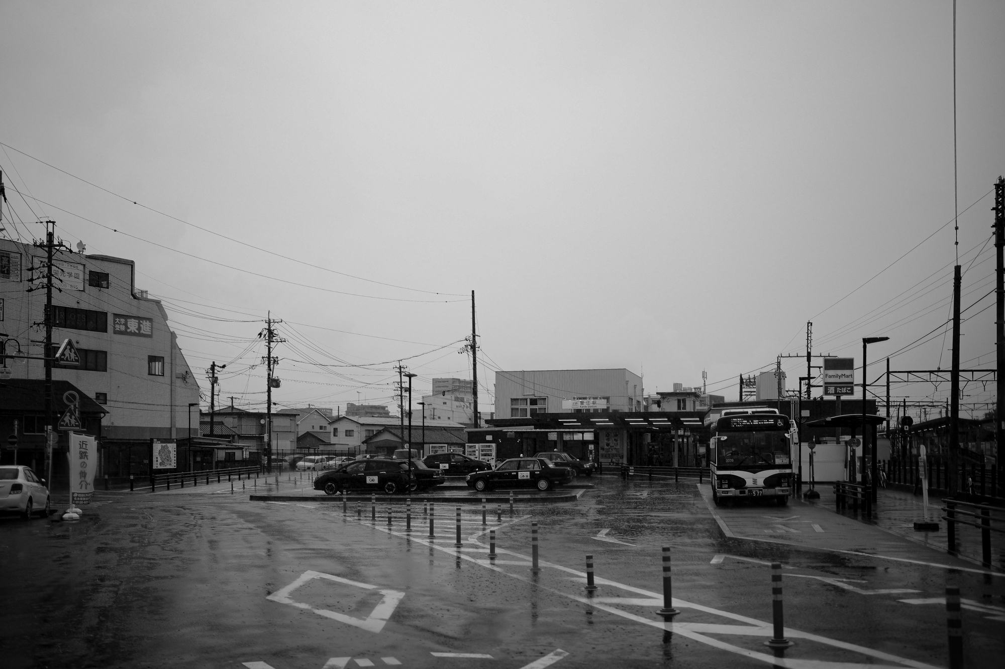 kanie 蟹江町 かに丸くん 海部郡蟹江町 養老町 養老公園 養老天命反転地 養老の滝 岐阜県  養老町観光協会 MC20 マセラティ WATCH ART GRAND EXHIBITION DISCOVERING THE WORLD OF PATEK PHILIPPE TOKYO 2023 パテックフィリップ 5270J グランドコンプリケーション パテック フィリップ、《ウォッチアート・グランド・エキシビション（東京2023）》を開催。パテック フィリップは、6回目となるこの世界的グランド・エキシビションの開催地として、フラッグシップ市場のひとつである日本を選択した。2023年6月10日から25日まで、一般公衆と愛好家は、2,500 m²を超える広さの展示会場を訪れ、ジュネーブの通りやレマン湖岸の雰囲気、およびパテック フィリップの舞台裏を発見し、ジュネーブ最後の独立した家族経営の時計マニュファクチュールの世界に浸ることができる。このイベントは、当社がこれまでに開催した最大のエキシビションであり、6点のリミテッド・エディション、および希少なハンドクラフト作品のコレクションも発表される。《ウォッチアート・グランド・エキシビション（東京2023）》では、これまで同様、パテック フィリップのすべてのセグメントを網羅するリミテッド・エディションの発表が合わせて行われる。6点のリミテッド・エディションには、新しい自動巻のカドラプル・コンプリケーション（5308P-010モデル）、現地時刻と同期した日付表示を備える最初のワールドタイム（5330G-010モデル）という、世界初公開の2つの技術的壮挙が含まれている。この他ミニット・リピーター・ワールドタイムのエクスクルーシブなバージョン（5531R-014モデル）、婦人用ムーンフェイズ・モデルの洗練されたバリエーション（7121/200G-010モデル）、および2点のピュアなデザインのカラトラバ・モデル（6127G-010モデルと7127G-010モデル）がある。パテック フィリップが細心の配慮を注いで保護育成してきた希少なハンドクラフト技術（七宝細密画、クロワゾネ七宝、手彫金、細密な木象嵌、手仕上げのギヨシェ装飾、ジェム・セッティング）も展示される。40点のユニークピースとリミテッド・エディション（ドーム・テーブルクロック、懐中時計、腕時計）には、日本の文化、その豊かな芸術性、および先祖代々伝えられた技術・ノウハウがインスピレーションを与えている。また見学者の目の前で職人たちによる作業の実演が行われる。パテック フィリップは、ウォッチアート・グランド・エキシビション（東京2023）を記念し、限定版カタログを刊行します。このカタログでは、ウォッチアート・グランド・エキシビション（東京2023）期間中に展示される、ジュネーブのパテック フィリップ・ミュージアムから貸与された180点の歴史的タイムピース、パテック フィリップの2023年新作および現行コレクション、東京スペシャル・エディション、希少なハンドクラフト、ムーブメント、および17点のチャイム・タイムピースにハイライトが当てられています。ウォッチアート・グランド・エキシビション（東京2023）展示会場内のブックストアでお買い求めいただけるウォッチアート・グランド・エキシビション記念限定版カタログの全販売収益は、公益社団法人 日本ユネスコ協会連盟に寄付されます。LOUIS VUTTON YAYOI KUSAMA トランク ドット柄 草間彌生　ルイヴィトン PATEK PHILIPPE 5270J グランドコンプリケーション 情熱の薔薇 THE BLUE HEARTS ザ・ブルーハーツ ヒロト 甲本ヒロト ブルーハーツ Rose of Passion 「2.27(mon)」,「2.28(tue)」,「3.01(wed)」 お休みとなります ROLEX DAYDATE 18028 White Roman Dial ロレックス デイデイト ホワイト アラビック Mickey MR.BRAINWASH 2010 ミッキー ミスターブレインウォッシュ Mickey / MR.BRAINWASH 2010 ミッキー ミッキーマウス ミスターブレインウォッシュ Banksy Thrower / MR.BRAINWASH バンクシー Flower Thrower Banksy ミスターブレインウォッシュ 愛知 名古屋 Alto e Diritto altoediritto アルトエデリット ART アート BANKSY ミスターブレインウォッシュの名を広く世に知らしめたのは、ストリートアーティスト・バンクシーの初監督作品にしてアカデミー賞にノミネートされたドキュメンタリー映画「イグジットスルーザギフトショップ」（2010年公開）でした。 この映画が、アートの本質や意義を問うと共に、監督であるバンクシーや奇しくも”アーティスト”となったミスターブレインウォッシュの存在を広め、そして昨今に及ぶストリートアートのムーブメントに繋がる大きな役割を担ったことは、言うまでもありません。ＭR．BRAINWASH（ミスターブレインウォッシュ）ストリートアーティスト/映像作家。本名ティエリー・グウェッタ。フランス生まれ、1980年代にLAへ移住。2007年から映像作家としてキャリアをスタート。出演したバンクシー映画「イグジット・スルー・ザ・ギフトショップ」をきっかけに本格的にストリートアーティストとして活動をはじめる。 ミニチュアダックスフント チョコ「1.17(tue)」,「1.18(wed)」 お休みとなります 2022年11月26日 土曜 世界の秘密 Vaundy 一升びん　https://www.isshobin.com/　「一升びん」店名の由来昭和37年の創業当時、松阪には飲食店も今ほどは無く、会食といえば家でご馳走を作って宴会というのが多かったそうです。円卓（ちゃぶ台）を大勢で囲んで、お酒の一升瓶を中心に置いて、わいわいと皆様に楽しんで食事をしていただける様な店にしたい！！そういう思いを込めて「一升びん」と名付けました。松阪牛「A5」といえば、言わずと知れた和牛の最高峰。一般的に、すき焼きやしゃぶしゃぶの最上級肉として供されるこのクラスは、焼肉用とされることはほぼありません。一升びんでは、その『松阪牛「A5」』を焼肉として提供！箸で掴んで近づけただけでも違いの分かる素晴らしい香りと、一口噛めば口中にほとばしる肉汁とともに、融けるような舌触りは、ちょっと他では味わえません！牛肉は（社）日本食肉格付協会によって格付が行われています。2つの等級があり、1つは歩留（ブド）まり等級、もう1つは肉質等級です。歩留まり等級はA･B･Cの3段階に分かれてAが最も良く、肉質等級は5・4・3・2・1の5段階に分かれ、5が最も良い等級となります。一升びん本店では格付けA5の松阪牛をご提供させて頂きます。牛肉は、脂の霜降り（サシ）がよく入っている部位が、ほんのり甘く、柔らかくて人気です。松阪牛がおいしいと評判なのは、肉やサシが独特の飼育法でまんべんなく体にまわっているから。食欲増進のためにビールを飲ませたり、血行をよくするためにマッサージをするなど、丹精こめて育てられ、とろけるほどの柔らかい上質の松阪肉ができるのです。一升びんの創業は、1962年（昭和37年）今の平生町店から始まりました。最高のお肉を更に美味しく召し上がっていただく秘密が秘伝の味噌ダレ！創業以来、脈々と伝わってきた門外不出の逸品です。その味わいは、こくのある自家製ダレでありながら、決して自己主張しすぎることはなく、あくまでも肉の味わいを最大限に引き立てる脇役に徹します。ぜひ、ご賞味下さい！松阪牛焼肉・ホルモン一升びん本店松阪牛すき焼・しゃぶしゃぶ一升びん本店"はなれ"松阪牛焼肉・ホルモン一升びん宮町店松坂牛焼肉・ホルモン一升びん平生町店松阪牛焼肉・ホルモン鍋一升びん塚本店松阪牛焼肉・ホルモン一升びん川井町店松阪牛焼肉・ホルモン一升びん久居インターガーデン店松阪牛焼肉一升びん名古屋ラシック店松阪牛焼肉・ホルモン一升びん鈴鹿店松阪牛焼肉一升びん伊勢松寿亭松阪牛焼肉・ホルモン一升びん四日市泊店松阪牛焼肉・すき焼・しゃぶしゃぶ・串焼き一升びん伊勢内宮店イオンモールNagoya Noritake Garden 1F回転焼肉　一升びん　名古屋則武新町店松阪牛一升びん名古屋名駅店 Chrome Hearts CHROME HEARTS クロムハーツ クロムハーツ名古屋 Chrome Hearts Nagoya ラシック 愛知 名古屋 https://www.chromehearts.com/ OFFEE CAKE "BONBON" ボンボン 洋菓子ボンボン BONBON https://cake-bonbon.com/ 名古屋の老舗洋菓子店「ボンボン」 喫茶ボンボン 1949年（昭和24年）創業。名古屋市東区の老舗洋菓子・純喫茶ボンボン。開店当時から「いいものをお値打ちで」という思いを込めて、素材にこだわったケーキをひとつひとつ丁寧に作り続けてまいります。当店でしか味わうことができない逸品の数々。昭和レトロ感漂う店内で是非ご堪能ください。 〒461-0001 愛知県名古屋市東区泉2-1-22 CHROME HEARTS "TAPE DISPENSER" クロムハーツ テープ　ディスペンサー 愛知 名古屋 Alto e Diritto altoediritto アルトエデリット セロハンテープ マネークリップ クロムハーツボールペン リチャードスターク CHROME HEARTS MONEY CLIP CH CROSS 925silver CHROME HEARTS “PEN 4COLOR FERNIE 925silver Wolfgang's Steakhouse Signature Aoyama WOLFGANS'S STEAKHOUSE ウルフギャング ステーキハウス Tボーンステーキ 東京都 港区 北青山 2-5-8　青山OM-SQUARE1F 03-5843-0822 100席 (ダイニング58席、個室A：10席、個室B：8席、バー＆ウイスキーラウンジ24席) BARONROUGE バロンルージュ 〒460-0008 愛知県名古屋市中区栄5丁目19番12 @nagoya_baronrouge 050-5872-9950 移転 renewal open 。大人がひっそりと訪れる酒と料理を嗜むお店 25年続くお店が少しだけ移転しリニューアルオープン。新築のビル2階に佇む大人のためのレストラン＆バー。大人の階段を上り重厚な扉を開けると1日の疲れをリセット。大人の日常にそっと手を差し伸べる程よい非日常空間。プロが作る美味い酒 と しっかり食べられる料理。酒だけでも 料理だけでも 会話だけでも お気軽に。初めてご来店の方も いつもの馴染みのお店にしてください。八乃助 ISAMUKATAYAMABACKLASH イサムカタヤマバックラッシュ 片山勇 バックラッシュ ATSUTA JINGU ///【LEICA M10-P ASC 100 Edition + SUMMILUX-M F1.4/50mm ASPH】2022年5月11日 火曜 熱田神宮 Wolfgang's Steakhouse Signature Aoyama WOLFGANS'S STEAKHOUSE ウルフギャング ステーキハウス Tボーンステーキ 東京都 港区 北青山 2-5-8　青山OM-SQUARE1F 03-5843-0822 100席 (ダイニング58席、個室A：10席、個室B：8席、バー＆ウイスキーラウンジ24席) THE RITZ-CARLTON TOKYO "CLUB LEVEL" // 2022.5.06-5.08 ザ・リッツ・カールトン クラブ®レベル ザ・リッツ・カールトンの最高峰のおもてなしを、最上級の空間と設備でご体験いただける「ザ・リッツ・カールトン クラブレベル」。そのおもてなしの中心となるクラブラウンジは、レジデンスをテーマにしたラウンジの概念を超えた空間です。 レセプション、ガーデンテラス、ダイニングルーム、ライブラリーラウンジの4つの エリアに分かれた「クラブラウンジ」では、時間帯によって多彩な趣きでお客様をお迎えいたしております。お客様のクラブレベルのステイをより快適なものにするクラブコンシェルジュは、お客様一人ひとりをお名前でお呼びし、それぞれのお好みに合わせたパーソナルなサービスをお届けいたします。お誕生日や記念日、プロポーズなど特別な日のご滞在には、ご要望に合わせて心に残るひとときを演出するプランをご提案します。 ザ・ロビーラウンジ ラウンジ ホテルの45階、お客様をお迎えするメインロビーに位置する「ザ・ロビーラウンジ」は、お待ち合わせや語らいの時間を特別なものにします。毎週金～日曜日の15時～16時20分の間、「ハープ＆アフタヌーンティー」を提供しております。確かな技術を有するハープ奏者が奏でる美しい音色を聴きながらペストリーシェフによるアフタヌーンティーをお召し上がり頂けます。夕暮れへと移ろいゆく美しい東京の景色と共に、ゆったりとした午後のひとときをお楽しみ下さい45階の開放的な空間で楽しむ伝統的なアフタヌーンティー ザ・リッツ・カールトン東京の45階、お客様をお迎えするメインロビーに位置する「ザ・ロビーラウンジ」は、お待ち合わせや語らいの時間を特別なものにします。 心地よいピアノの生演奏が流れるラグジュアリーな空間で、モダンなアフタヌーンティーセットや厳選された世界各地の茶葉によるティーセレクションと共に、優雅なひと時をお楽しみ下さい。東京の中心に位置する六本木というロケーションに相応しい、西洋と東洋のモダンな融合を表現したインテリアには、オリエンタルな紫、赤、モノトーンを基調とした配色や、和をモチーフとしたファブリックなどを用い、全体として和洋の調和を感じさせる空間となっており、時間の移ろいに合わせた生演奏が彩りを添えます。ISAIA Napoli TOKYO MIDTOWN イザイア ナポリ 東京ミッドタウン スーツ、ジャケット、シャツ、パンツ、シューズ、ネクタイ、チーフ、カバン 愛知 名古屋 Alto e Diritto altoediritto アルトエデリット 20224月19日 ミシュラン ヴァガボンド 2021年12月14日 LA VAGABONDE ラ・ヴァガボンド フレンチ フランス料理 鶴舞 ラヴァカボンド chef ryousuke iwamoto 岩本龍介 予約のとれないフレンチ 名店 美食家 放浪者 旅人 愛知県名古屋市中区千代田2丁目14-24 キャノンピア鶴舞 1F 愛知 名古屋 Alto e Diritto altoediritto アルトエデリット 超絶フレンチ ドレスコード ディナー 中華風家庭料理 ふーみん (表参道/中華料理)　〒107-0062 東京都港区南青山５丁目７−１７ 03-3498-4466　表参道・青山エリアの南青山の中華料理店、中華風家庭料理 ふーみんのオフィシャルページです　CHACOあまみや　千駄ヶ谷の有名なステーキ屋「CHACOあめみや」 炭焼きステーキ 〒151-0051 東京都渋谷区千駄ケ谷１丁目７−１２ 03-3402-6066 http://chacoamemiya.com/sp/ １９７９年（昭和５４年）に開店してから当時のままの姿の店内は重みを感じる。　（お客様からは「昭和の香りがする・・」と言われます）真っ白だった壁も年月を感じさせる趣がある。店内に入るとまず目に入るのが、大きな炭焼きの竈。営業当時からの肉の旨みを沢山吸い込んでいるかも・・・。１９７９年（昭和５４年）に開店してから当時のままの姿の店内は重みを感じる。　（お客様からは「昭和の香りがする・・」と言われます）真っ白だった壁も年月を感じさせる趣がある。店内に入るとまず目に入るのが、大きな炭焼きの竈。営業当時からの肉の旨みを沢山吸い込んでいるかも・・・。炭で焼かれたステーキのお皿は鉄板ではなく鋳物です。牛肉は融点が高いため冷めやすい鉄板ではすぐに肉が固くなってしまいます。チャコのお皿は長い時間温かいので柔らかい牛肉をゆっくりご賞味いただけます。ワイン片手に語らいながら心安らぐ美味しい時間をお過ごしください。LA BISBOCCIA　ラ・ビスボッチャ/LA BISBOCCIA (広尾/イタリアン) RISTORANTE LA BISBOCCIA 〒150-0013 東京都渋谷区恵比寿2-36-13 広尾MTRビル1F "イタリア政府公認レストラン"として選ばれた本格的イタリアン。スタッフもイタリア人が中心で、イタリアにいる気分になれそうな空間。 https://labisboccia.tokyo/ 愛知 名古屋 Vineria Cassini ヴィネリア カッシーニ 東別院 イタリアン 愛知県名古屋市中区伊勢山1-9-13 伊勢山ハイツ1F #1F Iseyamahaitsu, 1-9-13 Iseyama Naka-ku, Nagoya-shi, Aichi-ken 460-0026, Japan イタリアを旅するような気分で楽しむ郷土料理と様々なワイン "Vineria(ヴィネリア)とは、イタリア語でVino(ワイン)＋Osteria(食堂)を足した造語です。 イタリアの郷土料理とその土地で造られた様々なワインをイタリアを旅するような気分でお楽しみいただけます。 「イタリア現地の味」を目指した素材を生かすストレートかつ伝統的なイタリア料理をアラカルトもしくはコースでお楽しみください。 約200種類のイタリアワインの中から、ソムリエがベストなワインを選びます。お料理やお好みに合わせたグラスワインやワインコースもご用意しております。"2021年10月15日 煖 MEI メイ イタリアン 国際センター 名古屋市西区那古野1-23-2 四間道糸重3 mei-nagoya.com shikemichi サンタキアラ Santa Chiara コース 18時一斉スタート きのこ キノコ 森内敬子　モーゼ十戒　ナナツモリピノノワール 2016 pinot noir ドメーヌタカヒコ 曽我貴彦 北海道余市郡余市町登町1395 ワイン名古屋市東区徳川町　天然キノコ MEI 那古野 ネコ 猫　にゃんこ 愛知 名古屋 Alto e Diritto altoediritto アルトエデリット カウンター7席 えごま　味噌カツ ミソカツ みそかつ とんかつ 東別院 〒460-0021 愛知県名古屋市中区平和2丁目16-15 052-323-0963 鶴舞線のガード下にあるトンカツの美味しいお店 みそかつ えごま　和食 美奈登 ミナト 老舗焼肉店 神宮前/焼肉 レトロ モクモク 味噌ダレ とんちゃん 熱田 ホルモン ヤキニク とんねるず ペレ きたなシュラン 懐かし 名鉄堀田駅から徒歩20分 瑞穂区 〒467-0879 愛知県名古屋市瑞穂区平郷町2-6-2 LA VAGABONDE ラ・ヴァガボンド フレンチ フランス料理 鶴舞 ラヴァカボンド chef ryousuke iwamoto 岩本龍介 予約のとれないフレンチ 名店 美食家 放浪者 旅人 愛知県名古屋市中区千代田2丁目14-24 キャノンピア鶴舞 1F 愛知 名古屋 Alto e Diritto altoediritto アルトエデリット 超絶フレンチ ドレスコード ディナー STEAK HOUSE Beef Okuma ステーキハウス ビーフオークマ 名古屋店 霜降り黒毛和牛 サーロイン フィレ シャトーブリアン 仙台牛 宮城牛 近江牛 150g 200g ハンバーグ 松坂屋 名古屋店 愛知　名古屋 Alto e Diritto altoediritto GW休暇 Alto e Diritto アルトエデリット altoediritto 愛知 名古屋 ゴールデンウィーク 休暇 炭火焼肉 煖 だん ダン 愛知 名古屋 焼き肉 名駅店 瑞穂本店 Alto e Diritto altoediritto アルトエデリット 夢 希望 Dream FREEMASONRY フリーメーソン AUDEMARS PIGUET オーデマピゲ SEX PISTOLS セックスピストルズ JOY DIVISION ジョイディヴィジョン DAVID BOWIE デヴィットボーウィ THE VELVET UNDERGROUND ザベルベットアンダーグラウンド THE ROLLING STONES ザローリングストーンズ QUEEN クイーン LED ZEPPELIN レッドツェッペリン Alto e Diritto アルトエデリット 愛知 名古屋 Italy MOORER ムーレー / BELVEST ベルベスト / ISAIA イザイア / LUCA GRASSIA ルカグラシア / Alfredo Rifugio アルフレードリフージオ / LARDINI ラルディーニ / De Petrillo デ・ペトリロ / TAGLIATORE タリアトーレ / Sealup シーラップ / EMMETI エンメティ / CINQUANTA チンクアンタ / SILENCE サイレンス / MOLEC モレック / Finamore フィナモレ / ORIAN オリアン / AVINO Laboratorio Napoletano アヴィーノ / INCOTEX インコテックス / INCOTEX SLACKS インコテックススラックス / PT TORINO ピーティートリノ / BERWICH ベルウィッチ / VIGANO ヴィガーノ / RICHARD J.BROWN リチャードJブラウン / FEDELI フェデーリ / MANRICO CASHMERE マンリコカシミヤ / ZANONE ザノーネ / Cruciani クルチアーニ / GRAN SASSO グランサッソ / Settefili Cashmere セッテフィーリカシミア / Girelli Bruni ジレリブルーニ / ENZO BONAFE エンツォボナフェ / FERRANTE フェランテ / GHOUD ゴード / ACATE アカーテ / Cisei シセイ / STEFANO RICCI ステファノリッチ / ALPO アル France Georges de Patricia ジョルジュドパトリシア / SAINT LAURENTサンローラン / CELINE セリーヌ / AUBERCY オーベルシー / lucien pellat-finet ルシアンペラフィネ / NATIONAL STANDARD ナショナルスタンダー U.S.A. South Paradiso Leather サウスパラディソ / JACQUESMARIEMAGE ジャックマリーマージュ / MARC MARMEL マークマーメル / WHITE'S BOOTS ホワイツブーツ / JUTTA NEUMANN ユッタニューマン England GRENFELL グレンフェル / J&M DAVIDSON ジェイアンドエムディヴィッドソン / JAMES GROSE ジェームスグロース / JOHN SMEDLEY ジョンスメドレー / Johnstons ジョンストンズ Other FIXER フィクサー / cuervo bopoha クエルボ ヴァローナ / BACKLASH The Line バックラッシュ ザライン / RIVORA リヴォラ / C.QP / Order Suit オーダースーツ 愛知 名古屋 Alto e Diritto altoediritto アルトエデリッライカM10 アポズミクロン 2021 October.27 21年目スタート 21年目からは楽しくゆっくりすごしてゆけたらなと思ってます ジョーストラマー 「10.26(tue)」,「10.27(wed)」 お休みとなります Thames LONDON / HERBIE YAMAGUCHI 1983 テムズ川 ロンドン ハービー山口 1983年 イギリス England イングランド 写真家 写真 Not Banksy ノットバンクシー BANKSY バンクシー 我々の敵はあなたの敵じゃない 共に生きよう LEICA // APO-SUMMICRON-M f2/35mm ASPH. ライカ アポ・ズミクロンM f2/35mm ASPH. 愛知 名古屋 Alto e Diritto altoediritto アルトエデリット 世界最高峰のレンズと称賛され続けているライカMレンズにおいて、アポ・ズミクロンM f2/35mm ASPH.もそのMレンズの名にふさわしい優れた性能を誇ります。さらに、アポ・ズミクロンMシリーズのレンズとしてはもちろんのこと、これまでにない新しいタイプのMレンズとして目をひく存在でもあります。その特長は、Mレンズの中で最短で唯一ともいえる最短撮影距離と、きわめてシャープな描写力、美しいボケ味、そして開放F値F2という明るさにあります。ドイツならではの高度な製造技術が生み出したこのレンズを活用すれば、M型カメラはもとより、「ライカSL2」や「ライカSL2-S」でも、優れた描写力を活用してあらゆるシーンでの撮影が楽しめます。 光学系の設計に全撮影距離で高画質が得られるフローティングシステムを採用しているため、近距離撮影でも高い描写力を発揮しながら、Mレンズでは唯一となるわずか30cmという最短撮影距離を実現しています。フォーカスリングの回転角は300°ときわめて大きく、最短撮影距離が短くなっているにも関わらず緻密なピント合わせが可能です。開放値はF2.0という明るさで、クリエイティブな作品づくりも多彩に楽しめます。その時々の貴重な瞬間を、ライカらしい高品位な写真として記録することができます。イギリスの写真家ヒュー・ジョン氏は、ポートレート撮影でもアポ・ズミクロンM f2/35mm ASPH.が威力を発揮することを実感しました。「被写界深度がこれほど浅くなるとは驚きました。まつげの部分が驚くほどシャープに描写され、そこから徐々にボケていく。これは元のサイズのまま一部をトリミングしたものですが、85mm、いや、105mmのレンズで撮影したかのような仕上がりです！」「アポ・ズミクロンM f2/35mm ASPH.は、美しいボケ味でポートレート写真に新たな可能性をもたらすレンズですね。それに接写もこなせるので、まさにオールラウンドな1本だと言えます。色の再現性も絶妙で、シャープな解像感も素晴らしい。これさえあれば他のレンズはいらないと言ってもいいかもしれません！」2021年8月18日 Leica Nagoya ライカ松坂屋名古屋店 ライカ名古屋 460-8430 愛知県中区栄3-16-1 松坂屋名古屋店 北館3Ｆ 052-264-2840 入鹿池　いるかいけ 名古屋近郊のボート釣りのメッカ 愛知県犬山市の入鹿、飛騨木曽川国定公園内にある人工の農業用ため池 わかさぎ釣り・ブラックバス釣りなら入鹿池にある見晴茶屋へ https://inuyama.gr.jp/miharashi.html 犬山観光情報 ワカサギやブラックバス釣りのメッカとして知られる入鹿池 ブラックバス釣果 犬山名物 でんがく 五平餅 見晴茶屋 愛知県犬山市堤下60 蓬ぜん 犬山 犬山口 愛知 名古屋名物 ひつまぶし http://houzen.s-d.jp/index.html 犬山城 ミシュランガイド愛知2019 あつた蓬莱軒 22年間修行 店主 うなぎ ウナギ 鰻 愛知県犬山市上坂町4-168 0568-39-5077 犬山市観光協会 ミシュラン 博多串焼き 八乃助 焼き鳥 焼鳥 愛知 名古屋 とみやBLOG 富屋酒店 とみやBLOG ライカ LEICA LEICA M10-p ASC100 EDITION ライカM10-P ズミルックス 2021年7月27日 煖 MEI メイ イタリアン 国際センター 名古屋市西区那古野1-23-2 四間道糸重3 mei-nagoya.com shikemichi サンタキアラ Santa Chiara コース 18時一斉スタート きのこ キノコ 森内敬子　モーゼ十戒　ナナツモリピノノワール 2016 pinot noir ドメーヌタカヒコ 曽我貴彦 北海道余市郡余市町登町1395 ワイン名古屋市東区徳川町　天然キノコ MEI 那古野 ネコ 猫　にゃんこ 愛知 名古屋 Alto e Diritto altoediritto アルトエデリット カウンター7席 えごま　味噌カツ ミソカツ みそかつ とんかつ 東別院 〒460-0021 愛知県名古屋市中区平和2丁目16-15 052-323-0963 鶴舞線のガード下にあるトンカツの美味しいお店 みそかつ えごま　和食 美奈登 ミナト 老舗焼肉店 神宮前/焼肉 レトロ モクモク 味噌ダレ とんちゃん 熱田 ホルモン ヤキニク とんねるず ペレ きたなシュラン 懐かし 名鉄堀田駅から徒歩20分 瑞穂区 〒467-0879 愛知県名古屋市瑞穂区平郷町2-6-2 LA VAGABONDE ラ・ヴァガボンド フレンチ フランス料理 鶴舞 ラヴァカボンド chef ryousuke iwamoto 岩本龍介 予約のとれないフレンチ 名店 美食家 放浪者 旅人 愛知県名古屋市中区千代田2丁目14-24 キャノンピア鶴舞 1F 愛知 名古屋 Alto e Diritto altoediritto アルトエデリット 超絶フレンチ ドレスコード ディナー STEAK HOUSE Beef Okuma ステーキハウス ビーフオークマ 名古屋店 霜降り黒毛和牛 サーロイン フィレ シャトーブリアン 仙台牛 宮城牛 近江牛 150g 200g ハンバーグ 松坂屋 名古屋店 愛知　名古屋 Alto e Diritto altoediritto GW休暇 Alto e Diritto アルトエデリット altoediritto 愛知 名古屋 ゴールデンウィーク 休暇 炭火焼肉 煖 だん ダン 愛知 名古屋 焼き肉 名駅店 瑞穂本店 Alto e Diritto altoediritto アルトエデリット 夢 希望 Dream FREEMASONRY フリーメーソン AUDEMARS PIGUET オーデマピゲ SEX PISTOLS セックスピストルズ JOY DIVISION ジョイディヴィジョン DAVID BOWIE デヴィットボーウィ THE VELVET UNDERGROUND ザベルベットアンダーグラウンド THE ROLLING STONES ザローリングストーンズ QUEEN クイーン LED ZEPPELIN レッドツェッペリン Alto e Diritto アルトエデリット 愛知 名古屋 Italy MOORER ムーレー / BELVEST ベルベスト / ISAIA イザイア / LUCA GRASSIA ルカグラシア / Alfredo Rifugio アルフレードリフージオ / LARDINI ラルディーニ / De Petrillo デ・ペトリロ / TAGLIATORE タリアトーレ / Sealup シーラップ / EMMETI エンメティ / CINQUANTA チンクアンタ / SILENCE サイレンス / MOLEC モレック / Finamore フィナモレ / ORIAN オリアン / AVINO Laboratorio Napoletano アヴィーノ / INCOTEX インコテックス / INCOTEX SLACKS インコテックススラックス / PT TORINO ピーティートリノ / BERWICH ベルウィッチ / VIGANO ヴィガーノ / RICHARD J.BROWN リチャードJブラウン / FEDELI フェデーリ / MANRICO CASHMERE マンリコカシミヤ / ZANONE ザノーネ / Cruciani クルチアーニ / GRAN SASSO グランサッソ / Settefili Cashmere セッテフィーリカシミア / Girelli Bruni ジレリブルーニ / ENZO BONAFE エンツォボナフェ / FERRANTE フェランテ / GHOUD ゴード / ACATE アカーテ / Cisei シセイ / STEFANO RICCI ステファノリッチ / ALPO アル France Georges de Patricia ジョルジュドパトリシア / SAINT LAURENTサンローラン / CELINE セリーヌ / AUBERCY オーベルシー / lucien pellat-finet ルシアンペラフィネ / NATIONAL STANDARD ナショナルスタンダー U.S.A. South Paradiso Leather サウスパラディソ / JACQUESMARIEMAGE ジャックマリーマージュ / MARC MARMEL マークマーメル / WHITE'S BOOTS ホワイツブーツ / JUTTA NEUMANN ユッタニューマン England GRENFELL グレンフェル / J&M DAVIDSON ジェイアンドエムディヴィッドソン / JAMES GROSE ジェームスグロース / JOHN SMEDLEY ジョンスメドレー / Johnstons ジョンストンズ Other FIXER フィクサー / cuervo bopoha クエルボ ヴァローナ / BACKLASH The Line バックラッシュ ザライン / RIVORA リヴォラ / C.QP / Order Suit オーダースーツ 愛知 名古屋 Alto e Diritto