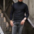 cuervo bopoha (クエルボ ヴァローナ) Sartoria Collection (サルトリア コレクション) John (ジョン) 27G STONE WASH WOOL (27ゲージストーンウォッシュウール) タートルネック セーター BLACK (ブラック) made in italy (イタリア製) 2023秋冬新作のイメージ