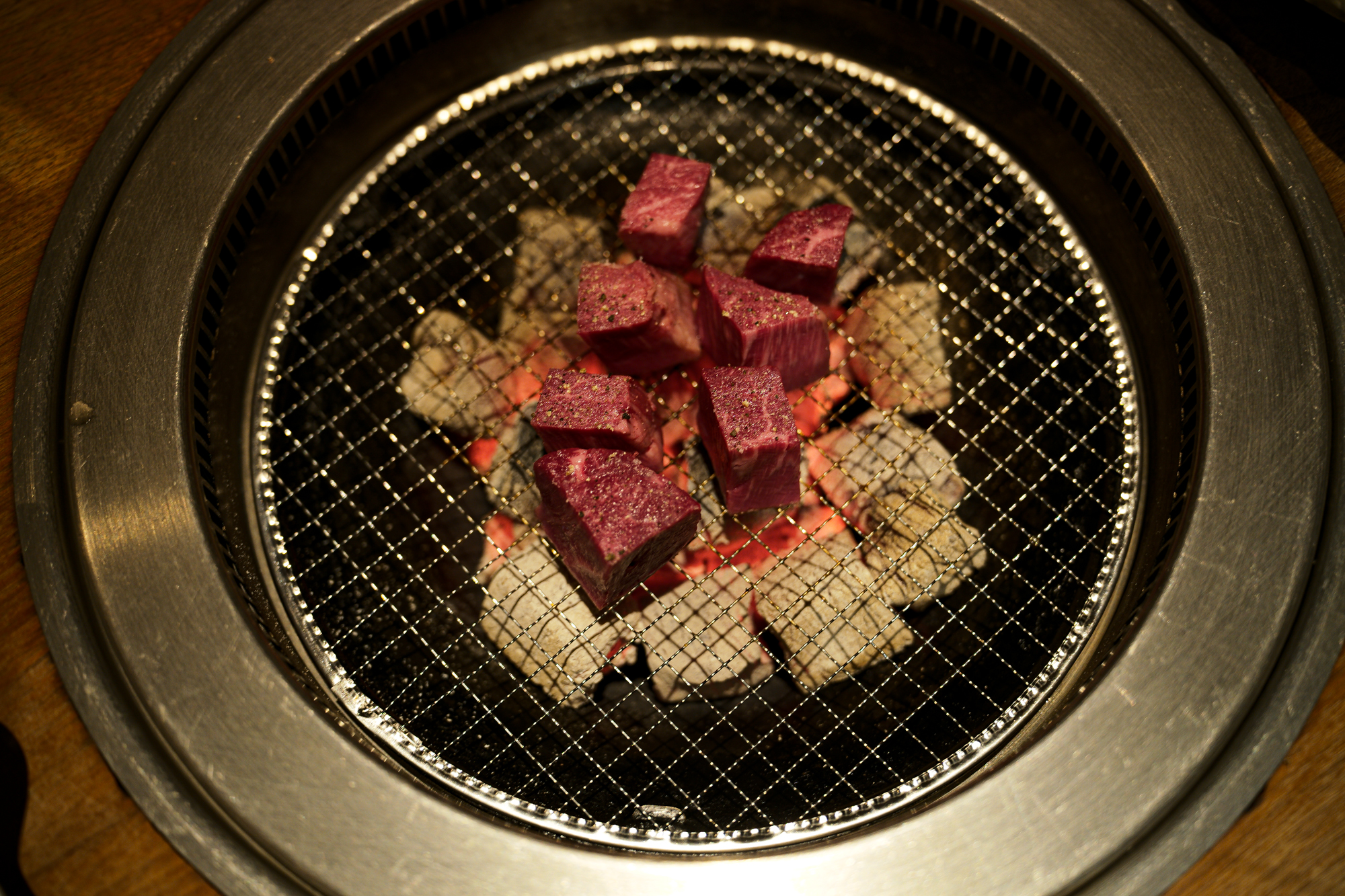 煖　だん 焼き肉 ヤキニク　2023821 2023年8月18日金曜日 ドライブ 「8.14(mon)」,「8.15(tue)」, 「8.16(wed)」,「8.17(thu)」, 「8.18(fri)」, お休みとなります WATCH ART GRAND EXHIBITION DISCOVERING THE WORLD OF PATEK PHILIPPE TOKYO 2023 パテックフィリップ 5270J グランドコンプリケーション パテック フィリップ、《ウォッチアート・グランド・エキシビション（東京2023）》を開催。パテック フィリップは、6回目となるこの世界的グランド・エキシビションの開催地として、フラッグシップ市場のひとつである日本を選択した。2023年6月10日から25日まで、一般公衆と愛好家は、2,500 m²を超える広さの展示会場を訪れ、ジュネーブの通りやレマン湖岸の雰囲気、およびパテック フィリップの舞台裏を発見し、ジュネーブ最後の独立した家族経営の時計マニュファクチュールの世界に浸ることができる。このイベントは、当社がこれまでに開催した最大のエキシビションであり、6点のリミテッド・エディション、および希少なハンドクラフト作品のコレクションも発表される。《ウォッチアート・グランド・エキシビション（東京2023）》では、これまで同様、パテック フィリップのすべてのセグメントを網羅するリミテッド・エディションの発表が合わせて行われる。6点のリミテッド・エディションには、新しい自動巻のカドラプル・コンプリケーション（5308P-010モデル）、現地時刻と同期した日付表示を備える最初のワールドタイム（5330G-010モデル）という、世界初公開の2つの技術的壮挙が含まれている。この他ミニット・リピーター・ワールドタイムのエクスクルーシブなバージョン（5531R-014モデル）、婦人用ムーンフェイズ・モデルの洗練されたバリエーション（7121/200G-010モデル）、および2点のピュアなデザインのカラトラバ・モデル（6127G-010モデルと7127G-010モデル）がある。パテック フィリップが細心の配慮を注いで保護育成してきた希少なハンドクラフト技術（七宝細密画、クロワゾネ七宝、手彫金、細密な木象嵌、手仕上げのギヨシェ装飾、ジェム・セッティング）も展示される。40点のユニークピースとリミテッド・エディション（ドーム・テーブルクロック、懐中時計、腕時計）には、日本の文化、その豊かな芸術性、および先祖代々伝えられた技術・ノウハウがインスピレーションを与えている。また見学者の目の前で職人たちによる作業の実演が行われる。パテック フィリップは、ウォッチアート・グランド・エキシビション（東京2023）を記念し、限定版カタログを刊行します。このカタログでは、ウォッチアート・グランド・エキシビション（東京2023）期間中に展示される、ジュネーブのパテック フィリップ・ミュージアムから貸与された180点の歴史的タイムピース、パテック フィリップの2023年新作および現行コレクション、東京スペシャル・エディション、希少なハンドクラフト、ムーブメント、および17点のチャイム・タイムピースにハイライトが当てられています。ウォッチアート・グランド・エキシビション（東京2023）展示会場内のブックストアでお買い求めいただけるウォッチアート・グランド・エキシビション記念限定版カタログの全販売収益は、公益社団法人 日本ユネスコ協会連盟に寄付されます。LOUIS VUTTON YAYOI KUSAMA トランク ドット柄 草間彌生　ルイヴィトン PATEK PHILIPPE 5270J グランドコンプリケーション 情熱の薔薇 THE BLUE HEARTS ザ・ブルーハーツ ヒロト 甲本ヒロト ブルーハーツ Rose of Passion 「2.27(mon)」,「2.28(tue)」,「3.01(wed)」 お休みとなります ROLEX DAYDATE 18028 White Roman Dial ロレックス デイデイト ホワイト アラビック Mickey MR.BRAINWASH 2010 ミッキー ミスターブレインウォッシュ Mickey / MR.BRAINWASH 2010 ミッキー ミッキーマウス ミスターブレインウォッシュ Banksy Thrower / MR.BRAINWASH バンクシー Flower Thrower Banksy ミスターブレインウォッシュ 愛知 名古屋 Alto e Diritto altoediritto アルトエデリット ART アート BANKSY ミスターブレインウォッシュの名を広く世に知らしめたのは、ストリートアーティスト・バンクシーの初監督作品にしてアカデミー賞にノミネートされたドキュメンタリー映画「イグジットスルーザギフトショップ」（2010年公開）でした。 この映画が、アートの本質や意義を問うと共に、監督であるバンクシーや奇しくも”アーティスト”となったミスターブレインウォッシュの存在を広め、そして昨今に及ぶストリートアートのムーブメントに繋がる大きな役割を担ったことは、言うまでもありません。ＭR．BRAINWASH（ミスターブレインウォッシュ）ストリートアーティスト/映像作家。本名ティエリー・グウェッタ。フランス生まれ、1980年代にLAへ移住。2007年から映像作家としてキャリアをスタート。出演したバンクシー映画「イグジット・スルー・ザ・ギフトショップ」をきっかけに本格的にストリートアーティストとして活動をはじめる。 ミニチュアダックスフント チョコ「1.17(tue)」,「1.18(wed)」 お休みとなります 2022年11月26日 土曜 世界の秘密 Vaundy 一升びん　https://www.isshobin.com/　「一升びん」店名の由来昭和37年の創業当時、松阪には飲食店も今ほどは無く、会食といえば家でご馳走を作って宴会というのが多かったそうです。円卓（ちゃぶ台）を大勢で囲んで、お酒の一升瓶を中心に置いて、わいわいと皆様に楽しんで食事をしていただける様な店にしたい！！そういう思いを込めて「一升びん」と名付けました。松阪牛「A5」といえば、言わずと知れた和牛の最高峰。一般的に、すき焼きやしゃぶしゃぶの最上級肉として供されるこのクラスは、焼肉用とされることはほぼありません。一升びんでは、その『松阪牛「A5」』を焼肉として提供！箸で掴んで近づけただけでも違いの分かる素晴らしい香りと、一口噛めば口中にほとばしる肉汁とともに、融けるような舌触りは、ちょっと他では味わえません！牛肉は（社）日本食肉格付協会によって格付が行われています。2つの等級があり、1つは歩留（ブド）まり等級、もう1つは肉質等級です。歩留まり等級はA･B･Cの3段階に分かれてAが最も良く、肉質等級は5・4・3・2・1の5段階に分かれ、5が最も良い等級となります。一升びん本店では格付けA5の松阪牛をご提供させて頂きます。牛肉は、脂の霜降り（サシ）がよく入っている部位が、ほんのり甘く、柔らかくて人気です。松阪牛がおいしいと評判なのは、肉やサシが独特の飼育法でまんべんなく体にまわっているから。食欲増進のためにビールを飲ませたり、血行をよくするためにマッサージをするなど、丹精こめて育てられ、とろけるほどの柔らかい上質の松阪肉ができるのです。一升びんの創業は、1962年（昭和37年）今の平生町店から始まりました。最高のお肉を更に美味しく召し上がっていただく秘密が秘伝の味噌ダレ！創業以来、脈々と伝わってきた門外不出の逸品です。その味わいは、こくのある自家製ダレでありながら、決して自己主張しすぎることはなく、あくまでも肉の味わいを最大限に引き立てる脇役に徹します。ぜひ、ご賞味下さい！松阪牛焼肉・ホルモン一升びん本店松阪牛すき焼・しゃぶしゃぶ一升びん本店"はなれ"松阪牛焼肉・ホルモン一升びん宮町店松坂牛焼肉・ホルモン一升びん平生町店松阪牛焼肉・ホルモン鍋一升びん塚本店松阪牛焼肉・ホルモン一升びん川井町店松阪牛焼肉・ホルモン一升びん久居インターガーデン店松阪牛焼肉一升びん名古屋ラシック店松阪牛焼肉・ホルモン一升びん鈴鹿店松阪牛焼肉一升びん伊勢松寿亭松阪牛焼肉・ホルモン一升びん四日市泊店松阪牛焼肉・すき焼・しゃぶしゃぶ・串焼き一升びん伊勢内宮店イオンモールNagoya Noritake Garden 1F回転焼肉　一升びん　名古屋則武新町店松阪牛一升びん名古屋名駅店 Chrome Hearts CHROME HEARTS クロムハーツ クロムハーツ名古屋 Chrome Hearts Nagoya ラシック 愛知 名古屋 https://www.chromehearts.com/ OFFEE CAKE "BONBON" ボンボン 洋菓子ボンボン BONBON https://cake-bonbon.com/ 名古屋の老舗洋菓子店「ボンボン」 喫茶ボンボン 1949年（昭和24年）創業。名古屋市東区の老舗洋菓子・純喫茶ボンボン。開店当時から「いいものをお値打ちで」という思いを込めて、素材にこだわったケーキをひとつひとつ丁寧に作り続けてまいります。当店でしか味わうことができない逸品の数々。昭和レトロ感漂う店内で是非ご堪能ください。 〒461-0001 愛知県名古屋市東区泉2-1-22 CHROME HEARTS "TAPE DISPENSER" クロムハーツ テープ　ディスペンサー 愛知 名古屋 Alto e Diritto altoediritto アルトエデリット セロハンテープ マネークリップ クロムハーツボールペン リチャードスターク CHROME HEARTS MONEY CLIP CH CROSS 925silver CHROME HEARTS “PEN 4COLOR FERNIE 925silver Wolfgang's Steakhouse Signature Aoyama WOLFGANS'S STEAKHOUSE ウルフギャング ステーキハウス Tボーンステーキ 東京都 港区 北青山 2-5-8　青山OM-SQUARE1F 03-5843-0822 100席 (ダイニング58席、個室A：10席、個室B：8席、バー＆ウイスキーラウンジ24席) BARONROUGE バロンルージュ 〒460-0008 愛知県名古屋市中区栄5丁目19番12 @nagoya_baronrouge 050-5872-9950 移転 renewal open 。大人がひっそりと訪れる酒と料理を嗜むお店 25年続くお店が少しだけ移転しリニューアルオープン。新築のビル2階に佇む大人のためのレストラン＆バー。大人の階段を上り重厚な扉を開けると1日の疲れをリセット。大人の日常にそっと手を差し伸べる程よい非日常空間。プロが作る美味い酒 と しっかり食べられる料理。酒だけでも 料理だけでも 会話だけでも お気軽に。初めてご来店の方も いつもの馴染みのお店にしてください。八乃助 ISAMUKATAYAMABACKLASH イサムカタヤマバックラッシュ 片山勇 バックラッシュ ATSUTA JINGU ///【LEICA M10-P ASC 100 Edition + SUMMILUX-M F1.4/50mm ASPH】2022年5月11日 火曜 熱田神宮 Wolfgang's Steakhouse Signature Aoyama WOLFGANS'S STEAKHOUSE ウルフギャング ステーキハウス Tボーンステーキ 東京都 港区 北青山 2-5-8　青山OM-SQUARE1F 03-5843-0822 100席 (ダイニング58席、個室A：10席、個室B：8席、バー＆ウイスキーラウンジ24席) THE RITZ-CARLTON TOKYO "CLUB LEVEL" // 2022.5.06-5.08 ザ・リッツ・カールトン クラブ®レベル ザ・リッツ・カールトンの最高峰のおもてなしを、最上級の空間と設備でご体験いただける「ザ・リッツ・カールトン クラブレベル」。そのおもてなしの中心となるクラブラウンジは、レジデンスをテーマにしたラウンジの概念を超えた空間です。 レセプション、ガーデンテラス、ダイニングルーム、ライブラリーラウンジの4つの エリアに分かれた「クラブラウンジ」では、時間帯によって多彩な趣きでお客様をお迎えいたしております。お客様のクラブレベルのステイをより快適なものにするクラブコンシェルジュは、お客様一人ひとりをお名前でお呼びし、それぞれのお好みに合わせたパーソナルなサービスをお届けいたします。お誕生日や記念日、プロポーズなど特別な日のご滞在には、ご要望に合わせて心に残るひとときを演出するプランをご提案します。 ザ・ロビーラウンジ ラウンジ ホテルの45階、お客様をお迎えするメインロビーに位置する「ザ・ロビーラウンジ」は、お待ち合わせや語らいの時間を特別なものにします。毎週金～日曜日の15時～16時20分の間、「ハープ＆アフタヌーンティー」を提供しております。確かな技術を有するハープ奏者が奏でる美しい音色を聴きながらペストリーシェフによるアフタヌーンティーをお召し上がり頂けます。夕暮れへと移ろいゆく美しい東京の景色と共に、ゆったりとした午後のひとときをお楽しみ下さい45階の開放的な空間で楽しむ伝統的なアフタヌーンティー ザ・リッツ・カールトン東京の45階、お客様をお迎えするメインロビーに位置する「ザ・ロビーラウンジ」は、お待ち合わせや語らいの時間を特別なものにします。 心地よいピアノの生演奏が流れるラグジュアリーな空間で、モダンなアフタヌーンティーセットや厳選された世界各地の茶葉によるティーセレクションと共に、優雅なひと時をお楽しみ下さい。東京の中心に位置する六本木というロケーションに相応しい、西洋と東洋のモダンな融合を表現したインテリアには、オリエンタルな紫、赤、モノトーンを基調とした配色や、和をモチーフとしたファブリックなどを用い、全体として和洋の調和を感じさせる空間となっており、時間の移ろいに合わせた生演奏が彩りを添えます。ISAIA Napoli TOKYO MIDTOWN イザイア ナポリ 東京ミッドタウン スーツ、ジャケット、シャツ、パンツ、シューズ、ネクタイ、チーフ、カバン 愛知 名古屋 Alto e Diritto altoediritto アルトエデリット 20224月19日 ミシュラン ヴァガボンド 2021年12月14日 LA VAGABONDE ラ・ヴァガボンド フレンチ フランス料理 鶴舞 ラヴァカボンド chef ryousuke iwamoto 岩本龍介 予約のとれないフレンチ 名店 美食家 放浪者 旅人 愛知県名古屋市中区千代田2丁目14-24 キャノンピア鶴舞 1F 愛知 名古屋 Alto e Diritto altoediritto アルトエデリット 超絶フレンチ ドレスコード ディナー 中華風家庭料理 ふーみん (表参道/中華料理)　〒107-0062 東京都港区南青山５丁目７−１７ 03-3498-4466　表参道・青山エリアの南青山の中華料理店、中華風家庭料理 ふーみんのオフィシャルページです　CHACOあまみや　千駄ヶ谷の有名なステーキ屋「CHACOあめみや」 炭焼きステーキ 〒151-0051 東京都渋谷区千駄ケ谷１丁目７−１２ 03-3402-6066 http://chacoamemiya.com/sp/ １９７９年（昭和５４年）に開店してから当時のままの姿の店内は重みを感じる。　（お客様からは「昭和の香りがする・・」と言われます）真っ白だった壁も年月を感じさせる趣がある。店内に入るとまず目に入るのが、大きな炭焼きの竈。営業当時からの肉の旨みを沢山吸い込んでいるかも・・・。１９７９年（昭和５４年）に開店してから当時のままの姿の店内は重みを感じる。　（お客様からは「昭和の香りがする・・」と言われます）真っ白だった壁も年月を感じさせる趣がある。店内に入るとまず目に入るのが、大きな炭焼きの竈。営業当時からの肉の旨みを沢山吸い込んでいるかも・・・。炭で焼かれたステーキのお皿は鉄板ではなく鋳物です。牛肉は融点が高いため冷めやすい鉄板ではすぐに肉が固くなってしまいます。チャコのお皿は長い時間温かいので柔らかい牛肉をゆっくりご賞味いただけます。ワイン片手に語らいながら心安らぐ美味しい時間をお過ごしください。LA BISBOCCIA　ラ・ビスボッチャ/LA BISBOCCIA (広尾/イタリアン) RISTORANTE LA BISBOCCIA 〒150-0013 東京都渋谷区恵比寿2-36-13 広尾MTRビル1F "イタリア政府公認レストラン"として選ばれた本格的イタリアン。スタッフもイタリア人が中心で、イタリアにいる気分になれそうな空間。 https://labisboccia.tokyo/ 愛知 名古屋 Vineria Cassini ヴィネリア カッシーニ 東別院 イタリアン 愛知県名古屋市中区伊勢山1-9-13 伊勢山ハイツ1F #1F Iseyamahaitsu, 1-9-13 Iseyama Naka-ku, Nagoya-shi, Aichi-ken 460-0026, Japan イタリアを旅するような気分で楽しむ郷土料理と様々なワイン "Vineria(ヴィネリア)とは、イタリア語でVino(ワイン)＋Osteria(食堂)を足した造語です。 イタリアの郷土料理とその土地で造られた様々なワインをイタリアを旅するような気分でお楽しみいただけます。 「イタリア現地の味」を目指した素材を生かすストレートかつ伝統的なイタリア料理をアラカルトもしくはコースでお楽しみください。 約200種類のイタリアワインの中から、ソムリエがベストなワインを選びます。お料理やお好みに合わせたグラスワインやワインコースもご用意しております。"2021年10月15日 煖 MEI メイ イタリアン 国際センター 名古屋市西区那古野1-23-2 四間道糸重3 mei-nagoya.com shikemichi サンタキアラ Santa Chiara コース 18時一斉スタート きのこ キノコ 森内敬子　モーゼ十戒　ナナツモリピノノワール 2016 pinot noir ドメーヌタカヒコ 曽我貴彦 北海道余市郡余市町登町1395 ワイン名古屋市東区徳川町　天然キノコ MEI 那古野 ネコ 猫　にゃんこ 愛知 名古屋 Alto e Diritto altoediritto アルトエデリット カウンター7席 えごま　味噌カツ ミソカツ みそかつ とんかつ 東別院 〒460-0021 愛知県名古屋市中区平和2丁目16-15 052-323-0963 鶴舞線のガード下にあるトンカツの美味しいお店 みそかつ えごま　和食 美奈登 ミナト 老舗焼肉店 神宮前/焼肉 レトロ モクモク 味噌ダレ とんちゃん 熱田 ホルモン ヤキニク とんねるず ペレ きたなシュラン 懐かし 名鉄堀田駅から徒歩20分 瑞穂区 〒467-0879 愛知県名古屋市瑞穂区平郷町2-6-2 LA VAGABONDE ラ・ヴァガボンド フレンチ フランス料理 鶴舞 ラヴァカボンド chef ryousuke iwamoto 岩本龍介 予約のとれないフレンチ 名店 美食家 放浪者 旅人 愛知県名古屋市中区千代田2丁目14-24 キャノンピア鶴舞 1F 愛知 名古屋 Alto e Diritto altoediritto アルトエデリット 超絶フレンチ ドレスコード ディナー STEAK HOUSE Beef Okuma ステーキハウス ビーフオークマ 名古屋店 霜降り黒毛和牛 サーロイン フィレ シャトーブリアン 仙台牛 宮城牛 近江牛 150g 200g ハンバーグ 松坂屋 名古屋店 愛知　名古屋 Alto e Diritto altoediritto GW休暇 Alto e Diritto アルトエデリット altoediritto 愛知 名古屋 ゴールデンウィーク 休暇 炭火焼肉 煖 だん ダン 愛知 名古屋 焼き肉 名駅店 瑞穂本店 Alto e Diritto altoediritto アルトエデリット 夢 希望 Dream FREEMASONRY フリーメーソン AUDEMARS PIGUET オーデマピゲ SEX PISTOLS セックスピストルズ JOY DIVISION ジョイディヴィジョン DAVID BOWIE デヴィットボーウィ THE VELVET UNDERGROUND ザベルベットアンダーグラウンド THE ROLLING STONES ザローリングストーンズ QUEEN クイーン LED ZEPPELIN レッドツェッペリン Alto e Diritto アルトエデリット 愛知 名古屋 Italy MOORER ムーレー / BELVEST ベルベスト / ISAIA イザイア / LUCA GRASSIA ルカグラシア / Alfredo Rifugio アルフレードリフージオ / LARDINI ラルディーニ / De Petrillo デ・ペトリロ / TAGLIATORE タリアトーレ / Sealup シーラップ / EMMETI エンメティ / CINQUANTA チンクアンタ / SILENCE サイレンス / MOLEC モレック / Finamore フィナモレ / ORIAN オリアン / AVINO Laboratorio Napoletano アヴィーノ / INCOTEX インコテックス / INCOTEX SLACKS インコテックススラックス / PT TORINO ピーティートリノ / BERWICH ベルウィッチ / VIGANO ヴィガーノ / RICHARD J.BROWN リチャードJブラウン / FEDELI フェデーリ / MANRICO CASHMERE マンリコカシミヤ / ZANONE ザノーネ / Cruciani クルチアーニ / GRAN SASSO グランサッソ / Settefili Cashmere セッテフィーリカシミア / Girelli Bruni ジレリブルーニ / ENZO BONAFE エンツォボナフェ / FERRANTE フェランテ / GHOUD ゴード / ACATE アカーテ / Cisei シセイ / STEFANO RICCI ステファノリッチ / ALPO アル France Georges de Patricia ジョルジュドパトリシア / SAINT LAURENTサンローラン / CELINE セリーヌ / AUBERCY オーベルシー / lucien pellat-finet ルシアンペラフィネ / NATIONAL STANDARD ナショナルスタンダー U.S.A. South Paradiso Leather サウスパラディソ / JACQUESMARIEMAGE ジャックマリーマージュ / MARC MARMEL マークマーメル / WHITE'S BOOTS ホワイツブーツ / JUTTA NEUMANN ユッタニューマン England GRENFELL グレンフェル / J&M DAVIDSON ジェイアンドエムディヴィッドソン / JAMES GROSE ジェームスグロース / JOHN SMEDLEY ジョンスメドレー / Johnstons ジョンストンズ Other FIXER フィクサー / cuervo bopoha クエルボ ヴァローナ / BACKLASH The Line バックラッシュ ザライン / RIVORA リヴォラ / C.QP / Order Suit オーダースーツ 愛知 名古屋 Alto e Diritto altoediritto アルトエデリッライカM10 アポズミクロン 2021 October.27 21年目スタート 21年目からは楽しくゆっくりすごしてゆけたらなと思ってます ジョーストラマー 「10.26(tue)」,「10.27(wed)」 お休みとなります Thames LONDON / HERBIE YAMAGUCHI 1983 テムズ川 ロンドン ハービー山口 1983年 イギリス England イングランド 写真家 写真 Not Banksy ノットバンクシー BANKSY バンクシー 我々の敵はあなたの敵じゃない 共に生きよう LEICA // APO-SUMMICRON-M f2/35mm ASPH. ライカ アポ・ズミクロンM f2/35mm ASPH. 愛知 名古屋 Alto e Diritto altoediritto アルトエデリット 世界最高峰のレンズと称賛され続けているライカMレンズにおいて、アポ・ズミクロンM f2/35mm ASPH.もそのMレンズの名にふさわしい優れた性能を誇ります。さらに、アポ・ズミクロンMシリーズのレンズとしてはもちろんのこと、これまでにない新しいタイプのMレンズとして目をひく存在でもあります。その特長は、Mレンズの中で最短で唯一ともいえる最短撮影距離と、きわめてシャープな描写力、美しいボケ味、そして開放F値F2という明るさにあります。ドイツならではの高度な製造技術が生み出したこのレンズを活用すれば、M型カメラはもとより、「ライカSL2」や「ライカSL2-S」でも、優れた描写力を活用してあらゆるシーンでの撮影が楽しめます。 光学系の設計に全撮影距離で高画質が得られるフローティングシステムを採用しているため、近距離撮影でも高い描写力を発揮しながら、Mレンズでは唯一となるわずか30cmという最短撮影距離を実現しています。フォーカスリングの回転角は300°ときわめて大きく、最短撮影距離が短くなっているにも関わらず緻密なピント合わせが可能です。開放値はF2.0という明るさで、クリエイティブな作品づくりも多彩に楽しめます。その時々の貴重な瞬間を、ライカらしい高品位な写真として記録することができます。イギリスの写真家ヒュー・ジョン氏は、ポートレート撮影でもアポ・ズミクロンM f2/35mm ASPH.が威力を発揮することを実感しました。「被写界深度がこれほど浅くなるとは驚きました。まつげの部分が驚くほどシャープに描写され、そこから徐々にボケていく。これは元のサイズのまま一部をトリミングしたものですが、85mm、いや、105mmのレンズで撮影したかのような仕上がりです！」「アポ・ズミクロンM f2/35mm ASPH.は、美しいボケ味でポートレート写真に新たな可能性をもたらすレンズですね。それに接写もこなせるので、まさにオールラウンドな1本だと言えます。色の再現性も絶妙で、シャープな解像感も素晴らしい。これさえあれば他のレンズはいらないと言ってもいいかもしれません！」2021年8月18日 Leica Nagoya ライカ松坂屋名古屋店 ライカ名古屋 460-8430 愛知県中区栄3-16-1 松坂屋名古屋店 北館3Ｆ 052-264-2840 入鹿池　いるかいけ 名古屋近郊のボート釣りのメッカ 愛知県犬山市の入鹿、飛騨木曽川国定公園内にある人工の農業用ため池 わかさぎ釣り・ブラックバス釣りなら入鹿池にある見晴茶屋へ https://inuyama.gr.jp/miharashi.html 犬山観光情報 ワカサギやブラックバス釣りのメッカとして知られる入鹿池 ブラックバス釣果 犬山名物 でんがく 五平餅 見晴茶屋 愛知県犬山市堤下60 蓬ぜん 犬山 犬山口 愛知 名古屋名物 ひつまぶし http://houzen.s-d.jp/index.html 犬山城 ミシュランガイド愛知2019 あつた蓬莱軒 22年間修行 店主 うなぎ ウナギ 鰻 愛知県犬山市上坂町4-168 0568-39-5077 犬山市観光協会 ミシュラン 博多串焼き 八乃助 焼き鳥 焼鳥 愛知 名古屋 とみやBLOG 富屋酒店 とみやBLOG ライカ LEICA LEICA M10-p ASC100 EDITION ライカM10-P ズミルックス 2021年7月27日 煖 MEI メイ イタリアン 国際センター 名古屋市西区那古野1-23-2 四間道糸重3 mei-nagoya.com shikemichi サンタキアラ Santa Chiara コース 18時一斉スタート きのこ キノコ 森内敬子　モーゼ十戒　ナナツモリピノノワール 2016 pinot noir ドメーヌタカヒコ 曽我貴彦 北海道余市郡余市町登町1395 ワイン名古屋市東区徳川町　天然キノコ MEI 那古野 ネコ 猫　にゃんこ 愛知 名古屋 Alto e Diritto altoediritto アルトエデリット カウンター7席 えごま　味噌カツ ミソカツ みそかつ とんかつ 東別院 〒460-0021 愛知県名古屋市中区平和2丁目16-15 052-323-0963 鶴舞線のガード下にあるトンカツの美味しいお店 みそかつ えごま　和食 美奈登 ミナト 老舗焼肉店 神宮前/焼肉 レトロ モクモク 味噌ダレ とんちゃん 熱田 ホルモン ヤキニク とんねるず ペレ きたなシュラン 懐かし 名鉄堀田駅から徒歩20分 瑞穂区 〒467-0879 愛知県名古屋市瑞穂区平郷町2-6-2 LA VAGABONDE ラ・ヴァガボンド フレンチ フランス料理 鶴舞 ラヴァカボンド chef ryousuke iwamoto 岩本龍介 予約のとれないフレンチ 名店 美食家 放浪者 旅人 愛知県名古屋市中区千代田2丁目14-24 キャノンピア鶴舞 1F 愛知 名古屋 Alto e Diritto altoediritto アルトエデリット 超絶フレンチ ドレスコード ディナー STEAK HOUSE Beef Okuma ステーキハウス ビーフオークマ 名古屋店 霜降り黒毛和牛 サーロイン フィレ シャトーブリアン 仙台牛 宮城牛 近江牛 150g 200g ハンバーグ 松坂屋 名古屋店 愛知　名古屋 Alto e Diritto altoediritto GW休暇 Alto e Diritto アルトエデリット altoediritto 愛知 名古屋 ゴールデンウィーク 休暇 炭火焼肉 煖 だん ダン 愛知 名古屋 焼き肉 名駅店 瑞穂本店 Alto e Diritto altoediritto アルトエデリット 夢 希望 Dream FREEMASONRY フリーメーソン AUDEMARS PIGUET オーデマピゲ SEX PISTOLS セックスピストルズ JOY DIVISION ジョイディヴィジョン DAVID BOWIE デヴィットボーウィ THE VELVET UNDERGROUND ザベルベットアンダーグラウンド THE ROLLING STONES ザローリングストーンズ QUEEN クイーン LED ZEPPELIN レッドツェッペリン Alto e Diritto アルトエデリット 愛知 名古屋 Italy MOORER ムーレー / BELVEST ベルベスト / ISAIA イザイア / LUCA GRASSIA ルカグラシア / Alfredo Rifugio アルフレードリフージオ / LARDINI ラルディーニ / De Petrillo デ・ペトリロ / TAGLIATORE タリアトーレ / Sealup シーラップ / EMMETI エンメティ / CINQUANTA チンクアンタ / SILENCE サイレンス / MOLEC モレック / Finamore フィナモレ / ORIAN オリアン / AVINO Laboratorio Napoletano アヴィーノ / INCOTEX インコテックス / INCOTEX SLACKS インコテックススラックス / PT TORINO ピーティートリノ / BERWICH ベルウィッチ / VIGANO ヴィガーノ / RICHARD J.BROWN リチャードJブラウン / FEDELI フェデーリ / MANRICO CASHMERE マンリコカシミヤ / ZANONE ザノーネ / Cruciani クルチアーニ / GRAN SASSO グランサッソ / Settefili Cashmere セッテフィーリカシミア / Girelli Bruni ジレリブルーニ / ENZO BONAFE エンツォボナフェ / FERRANTE フェランテ / GHOUD ゴード / ACATE アカーテ / Cisei シセイ / STEFANO RICCI ステファノリッチ / ALPO アル France Georges de Patricia ジョルジュドパトリシア / SAINT LAURENTサンローラン / CELINE セリーヌ / AUBERCY オーベルシー / lucien pellat-finet ルシアンペラフィネ / NATIONAL STANDARD ナショナルスタンダー U.S.A. South Paradiso Leather サウスパラディソ / JACQUESMARIEMAGE ジャックマリーマージュ / MARC MARMEL マークマーメル / WHITE'S BOOTS ホワイツブーツ / JUTTA NEUMANN ユッタニューマン England GRENFELL グレンフェル / J&M DAVIDSON ジェイアンドエムディヴィッドソン / JAMES GROSE ジェームスグロース / JOHN SMEDLEY ジョンスメドレー / Johnstons ジョンストンズ Other FIXER フィクサー / cuervo bopoha クエルボ ヴァローナ / BACKLASH The Line バックラッシュ ザライン / RIVORA リヴォラ / C.QP / Order Suit オーダースーツ 愛知 名古屋 Alto e Diritto