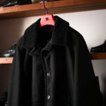 ISAIA (イザイア) PORTOFINO Mouton Coat (ポルトフィーノ ムートン コート) EXTERNAL CURLY SHEARLING ムートン チェスターコート BLACK (ブラック・990) 2023秋冬新作 【入荷しました】【フリー分発売開始】愛知 名古屋 Alto e Diritto altoediritto アルトエデリット コート 黒ムートン