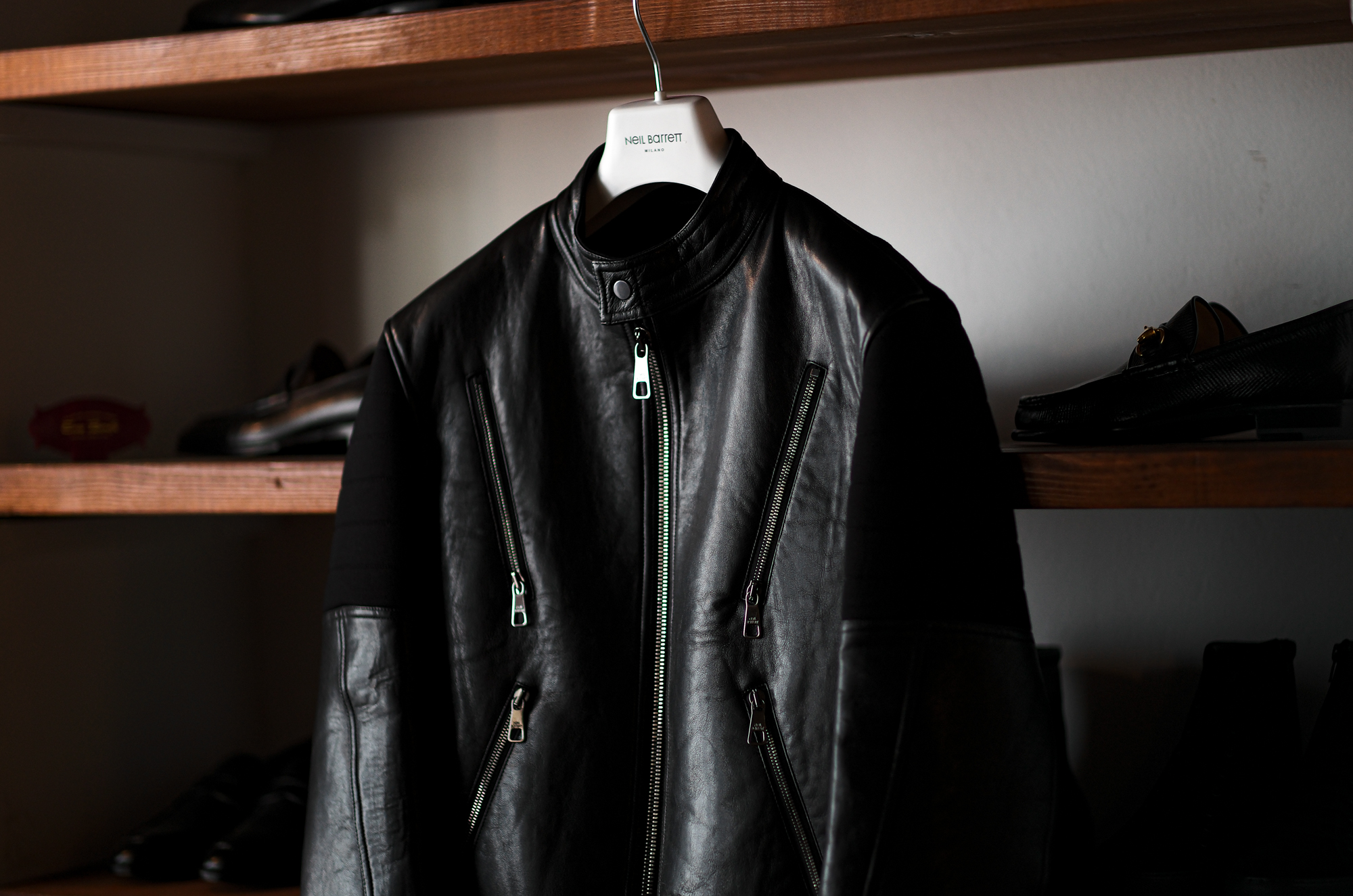 Neil Barrett (ニールバレット) Leather Front Sweatshirt Biker Jacket (レザーフロント スエットシャツ バイカージャケット) シングルライダース BLACK (ブラック・001) 2023秋冬新作 【入荷しました】【フリー分発売開始】愛知 名古屋 Alto e Diritto altoediritto アルトエデリット 