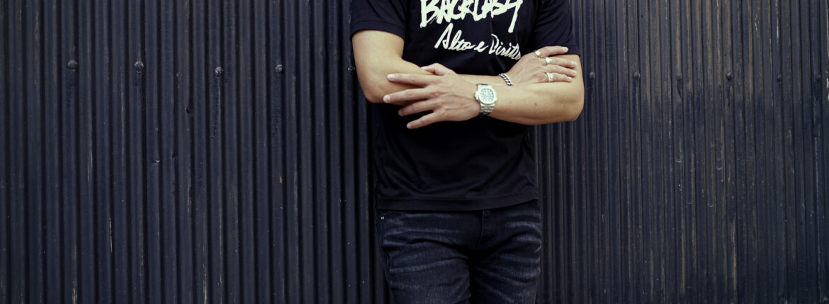 ISAMU KATAYAMA BACKLASH × Alto e Diritto (イサムカタヤマ バックラッシュ × アルト エ デリット) Crew Neck T-shirt ロゴプリントTシャツ BLACK (ブラック) MADE IN JAPAN (日本製) 2023 alto e diritto altoediritto アルトエデリット 愛知 名古屋