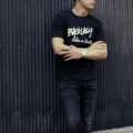 ISAMU KATAYAMA BACKLASH × Alto e Diritto (イサムカタヤマ バックラッシュ × アルト エ デリット) Crew Neck T-shirt ロゴプリントTシャツ BLACK (ブラック) MADE IN JAPAN (日本製) 2023 【Special Model】【Alto e Diritto別注】【片山氏直筆スペシャルプリント】のイメージ