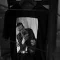 ISAMU KATAYAMA BACKLASH xx FIXER x HERBIE YAMAGUCHI (イサムカタヤマバックラッシュ xx フィクサー x ハービー山口) Joe with a roll up LONDON Photo Print T-shirt FIX-2117-01 フォトプリントTシャツ BLACK (ブラック) MADE IN JAPAN (日本製) 2024春夏【Special Model】のイメージ