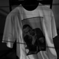 ISAMU KATAYAMA BACKLASH xx FIXER x HERBIE YAMAGUCHI (イサムカタヤマバックラッシュ xx フィクサー x ハービー山口) Joe with a roll up LONDON Photo Print T-shirt FIX-2117-01 フォトプリントTシャツ WHITE (ホワイト) MADE IN JAPAN (日本製) 2024春夏【Special Model】のイメージ