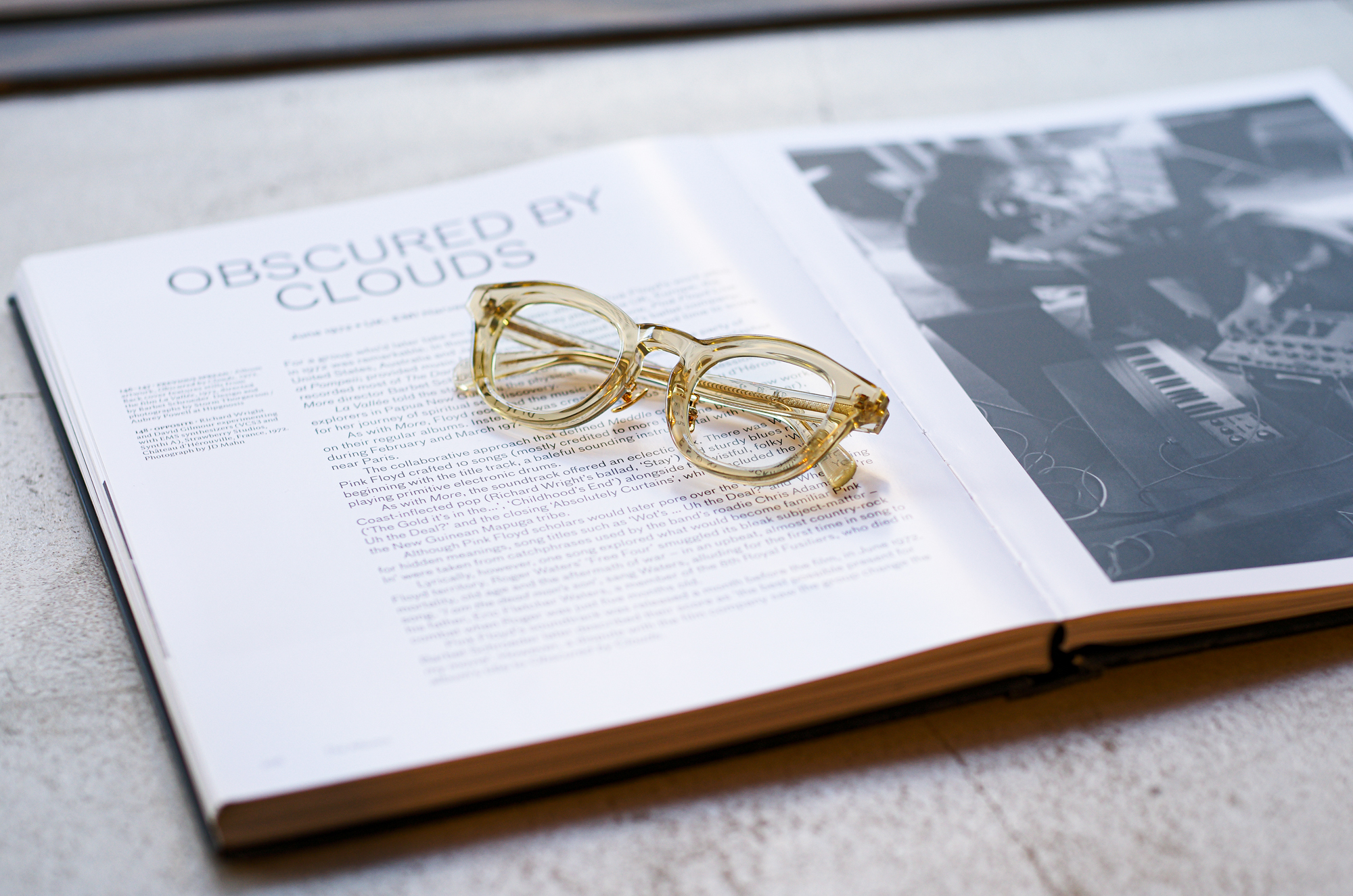 CASABLANCA SPECTACLES "STIFF" 18K GOLD CLEAR YELLOW × LIGHT GRAY LENS 2023 愛知 名古屋 Alto e Diritto altoediritto アルトエデリット カサブランカ 名古屋ポップアップストア 眼鏡 サングラス SUBPPOP STIFF BLUE BEAT ACE 「Mr.CASANOVA」のクリエイティブデザイナーを務める「山口啓祐」が、最高品質の素材を採用し、「トラディショナル」をコンセプトに設立。最高品質のアセテート、シルバー925を採用したパーツ、90%以上のチタンで構成されているTITAN-Pを採用するなど、最高品質の素材のみを厳選し、世界有数の眼鏡生産地である福井県鯖江市の職人による手作業によって製作されています。年齢を重ねると共に、着用する人の人生が反映されるアイウェアを提案します。Established in 2023 by Keisuke Yamaguchi, the creative designer of Mr. CASANOVA, using the highest quality materials and with the concept of "traditional. "We carefully select only the highest quality materials, such as parts made of the highest quality acetate, 925 silver, and TITAN-P, which is made of over 90% titanium, and handcraft eyewear by craftsmen in Sabae City, Fukui Prefecture. A brand that proposes eyewear that reflects the wearer’s life as they age. 「SUBPOP/サブポップ」「STIFF/スティッフ」「BLUE BEAT/ブルービート」「ACE/エース」