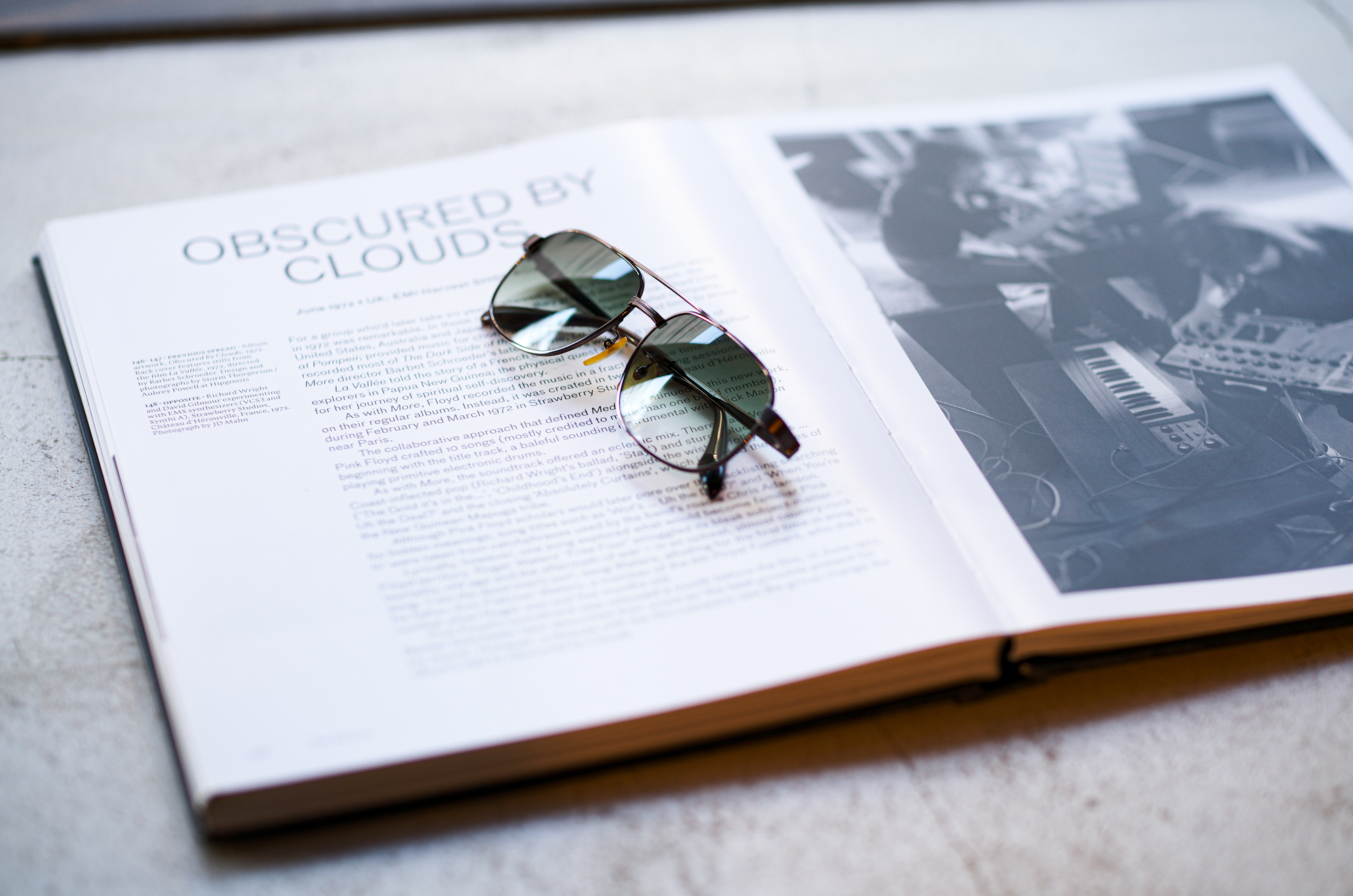 CASABLANCA SPECTACLES "BLUE BEAT" 925 STERLING SILVER GUNMETAL BRONZE × GREEN GRADATION LENS 2023 愛知 名古屋 Alto e Diritto altoediritto アルトエデリット カサブランカ 名古屋ポップアップストア 眼鏡 サングラス SUBPPOP STIFF BLUE BEAT ACE 「Mr.CASANOVA」のクリエイティブデザイナーを務める「山口啓祐」が、最高品質の素材を採用し、「トラディショナル」をコンセプトに設立。最高品質のアセテート、シルバー925を採用したパーツ、90%以上のチタンで構成されているTITAN-Pを採用するなど、最高品質の素材のみを厳選し、世界有数の眼鏡生産地である福井県鯖江市の職人による手作業によって製作されています。年齢を重ねると共に、着用する人の人生が反映されるアイウェアを提案します。Established in 2023 by Keisuke Yamaguchi, the creative designer of Mr. CASANOVA, using the highest quality materials and with the concept of "traditional. "We carefully select only the highest quality materials, such as parts made of the highest quality acetate, 925 silver, and TITAN-P, which is made of over 90% titanium, and handcraft eyewear by craftsmen in Sabae City, Fukui Prefecture. A brand that proposes eyewear that reflects the wearer’s life as they age. 「SUBPOP/サブポップ」「STIFF/スティッフ」「BLUE BEAT/ブルービート」「ACE/エース」