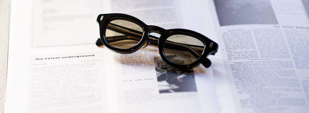 CASABLANCA SPECTACLES "SUBPOP" 925 STERLING SILVER BLACK × BLACK SMOKE LENS コマツ 愛知 名古屋 Alto e Diritto altoediritto アルトエデリット カサブランカ 名古屋ポップアップストア 眼鏡 サングラス SUBPPOP STIFF BLUE BEAT ACE 「Mr.CASANOVA」のクリエイティブデザイナーを務める「山口啓祐」が、最高品質の素材を採用し、「トラディショナル」をコンセプトに設立。最高品質のアセテート、シルバー925を採用したパーツ、90%以上のチタンで構成されているTITAN-Pを採用するなど、最高品質の素材のみを厳選し、世界有数の眼鏡生産地である福井県鯖江市の職人による手作業によって製作されています。年齢を重ねると共に、着用する人の人生が反映されるアイウェアを提案します。Established in 2023 by Keisuke Yamaguchi, the creative designer of Mr. CASANOVA, using the highest quality materials and with the concept of "traditional. "We carefully select only the highest quality materials, such as parts made of the highest quality acetate, 925 silver, and TITAN-P, which is made of over 90% titanium, and handcraft eyewear by craftsmen in Sabae City, Fukui Prefecture. A brand that proposes eyewear that reflects the wearer’s life as they age. 「SUBPOP/サブポップ」「STIFF/スティッフ」「BLUE BEAT/ブルービート」「ACE/エース」