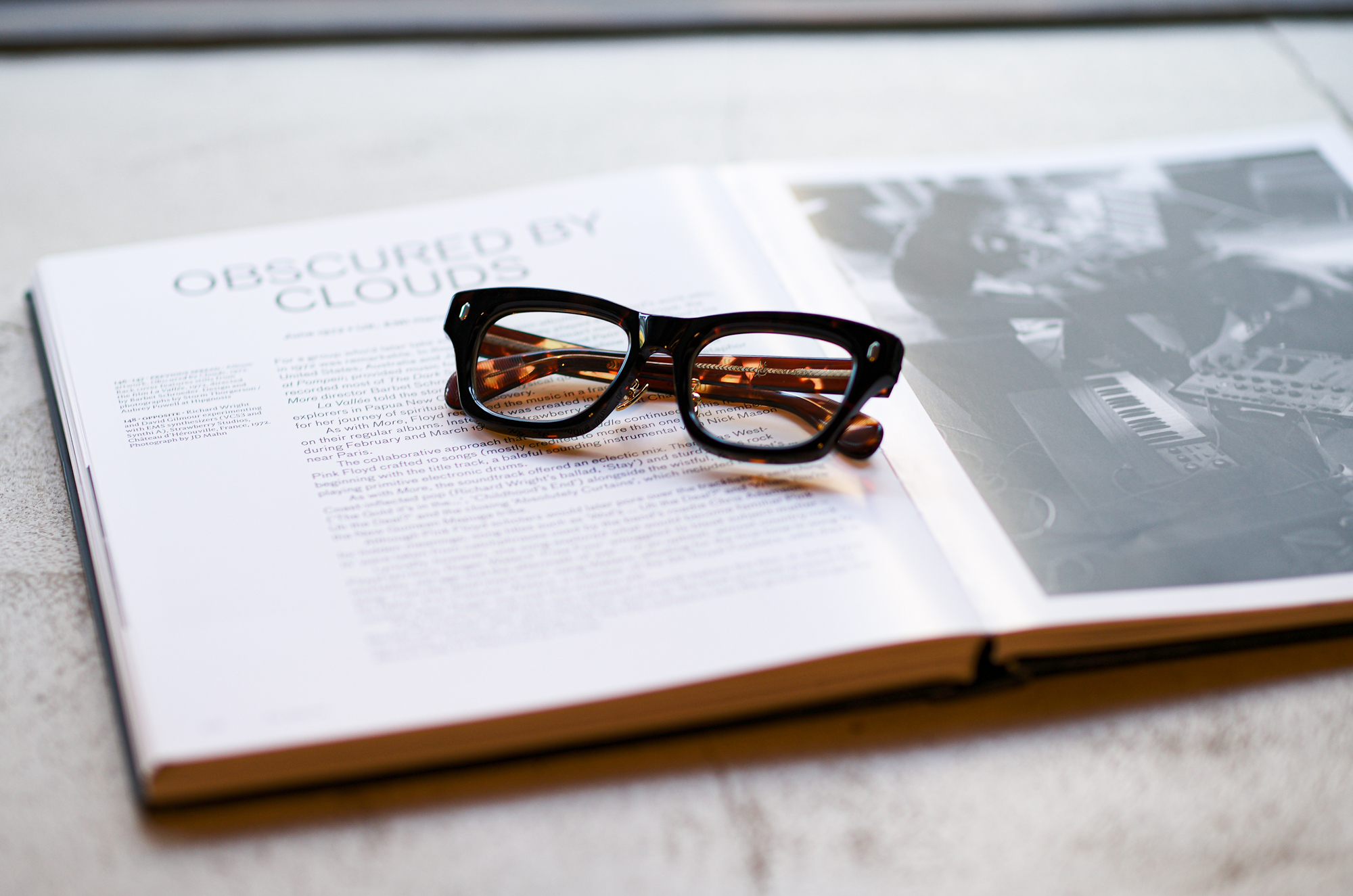 CASABLANCA SPECTACLES "SUBPOP" 925 STERLING SILVER DARK BROWN DEMI × CLEAR LENS 2023 コマツ 愛知 名古屋 Alto e Diritto altoediritto アルトエデリット カサブランカ 名古屋ポップアップストア 眼鏡 サングラス SUBPPOP STIFF BLUE BEAT ACE 「Mr.CASANOVA」のクリエイティブデザイナーを務める「山口啓祐」が、最高品質の素材を採用し、「トラディショナル」をコンセプトに設立。最高品質のアセテート、シルバー925を採用したパーツ、90%以上のチタンで構成されているTITAN-Pを採用するなど、最高品質の素材のみを厳選し、世界有数の眼鏡生産地である福井県鯖江市の職人による手作業によって製作されています。年齢を重ねると共に、着用する人の人生が反映されるアイウェアを提案します。Established in 2023 by Keisuke Yamaguchi, the creative designer of Mr. CASANOVA, using the highest quality materials and with the concept of "traditional. "We carefully select only the highest quality materials, such as parts made of the highest quality acetate, 925 silver, and TITAN-P, which is made of over 90% titanium, and handcraft eyewear by craftsmen in Sabae City, Fukui Prefecture. A brand that proposes eyewear that reflects the wearer’s life as they age. 「SUBPOP/サブポップ」「STIFF/スティッフ」「BLUE BEAT/ブルービート」「ACE/エース」