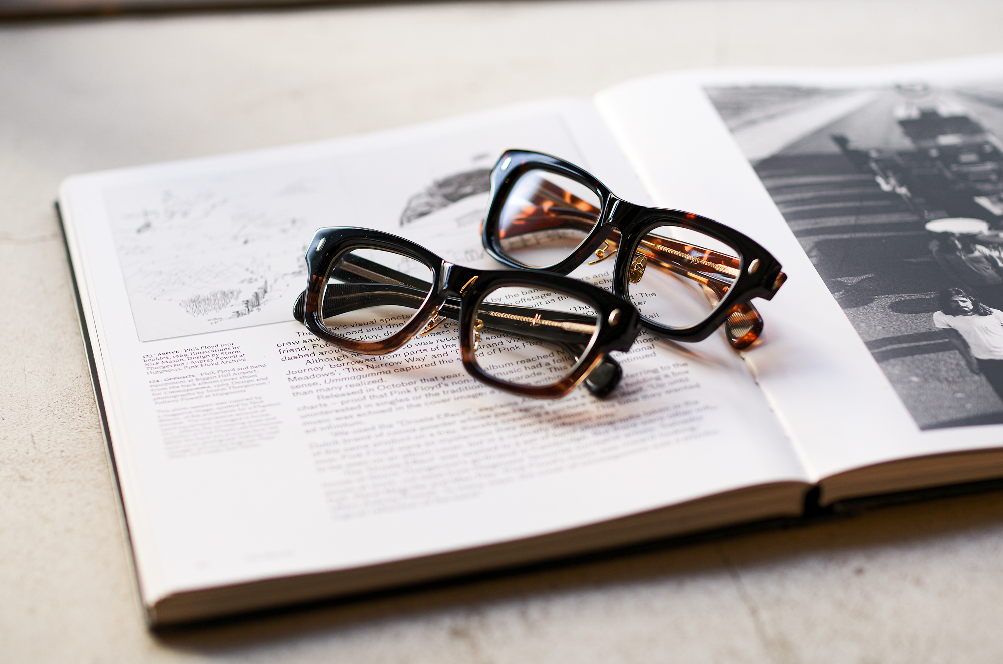 CASABLANCA SPECTACLES "SUBPOP" 925 STERLING SILVER BLACK TO SASA × CLEAR LENS 2023 × CASABLANCA SPECTACLES "SUBPOP" 925 STERLING SILVER DARK BROWN DEMI × CLEAR LENS 2023 CASABLANCA SPECTACLES "SUBPOP" 925 STERLING SILVER BLACK × BLACK SMOKE LENS コマツ 愛知 名古屋 Alto e Diritto altoediritto アルトエデリット カサブランカ 名古屋ポップアップストア 眼鏡 サングラス SUBPPOP STIFF BLUE BEAT ACE 「Mr.CASANOVA」のクリエイティブデザイナーを務める「山口啓祐」が、最高品質の素材を採用し、「トラディショナル」をコンセプトに設立。最高品質のアセテート、シルバー925を採用したパーツ、90%以上のチタンで構成されているTITAN-Pを採用するなど、最高品質の素材のみを厳選し、世界有数の眼鏡生産地である福井県鯖江市の職人による手作業によって製作されています。年齢を重ねると共に、着用する人の人生が反映されるアイウェアを提案します。Established in 2023 by Keisuke Yamaguchi, the creative designer of Mr. CASANOVA, using the highest quality materials and with the concept of "traditional. "We carefully select only the highest quality materials, such as parts made of the highest quality acetate, 925 silver, and TITAN-P, which is made of over 90% titanium, and handcraft eyewear by craftsmen in Sabae City, Fukui Prefecture. A brand that proposes eyewear that reflects the wearer’s life as they age. 「SUBPOP/サブポップ」「STIFF/スティッフ」「BLUE BEAT/ブルービート」「ACE/エース」