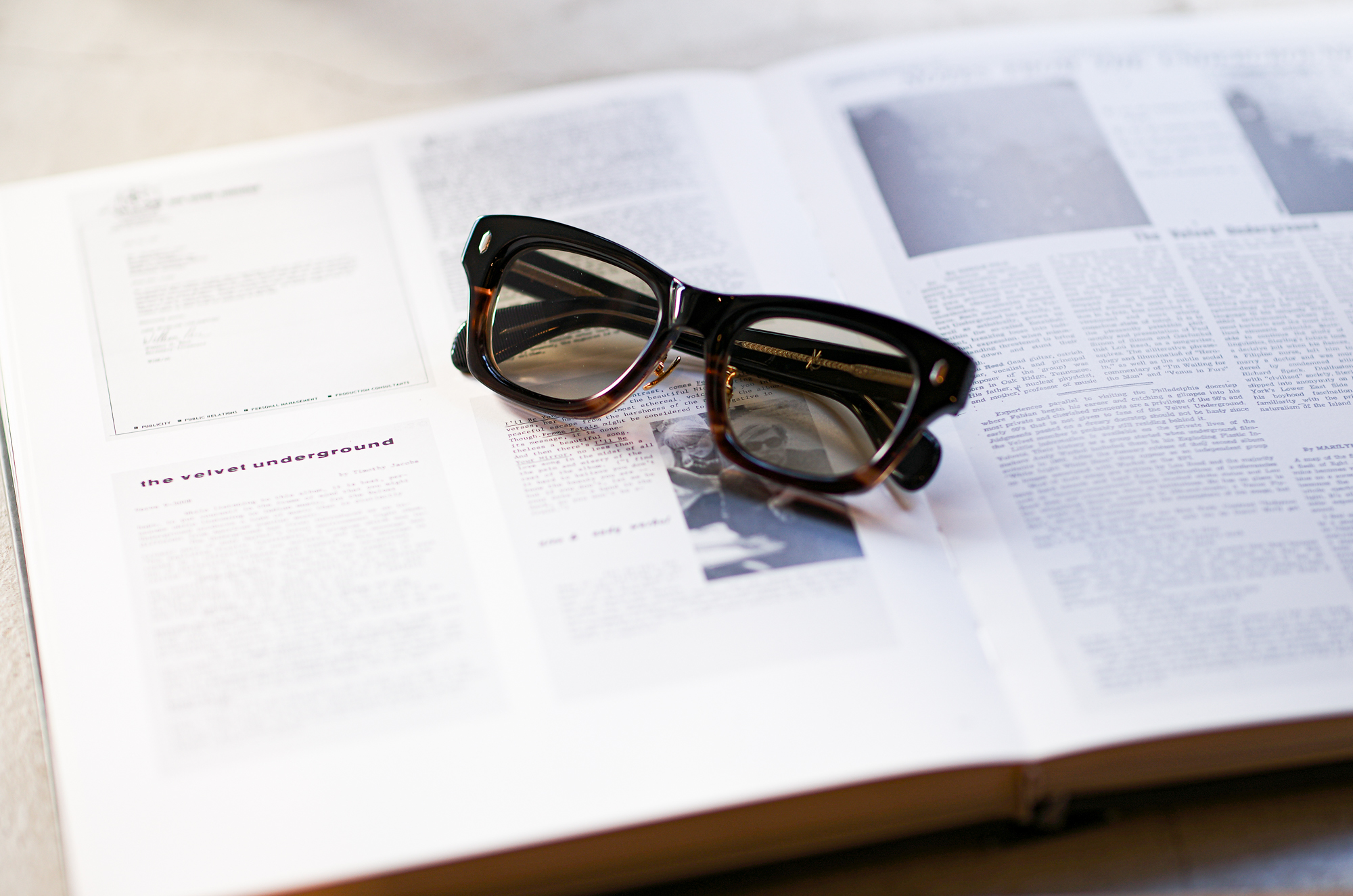 CASABLANCA SPECTACLES "SUBPOP" 925 STERLING SILVER BLACK × BLACK SMOKE LENS コマツ 愛知 名古屋 Alto e Diritto altoediritto アルトエデリット カサブランカ 名古屋ポップアップストア 眼鏡 サングラス SUBPPOP STIFF BLUE BEAT ACE 「Mr.CASANOVA」のクリエイティブデザイナーを務める「山口啓祐」が、最高品質の素材を採用し、「トラディショナル」をコンセプトに設立。最高品質のアセテート、シルバー925を採用したパーツ、90%以上のチタンで構成されているTITAN-Pを採用するなど、最高品質の素材のみを厳選し、世界有数の眼鏡生産地である福井県鯖江市の職人による手作業によって製作されています。年齢を重ねると共に、着用する人の人生が反映されるアイウェアを提案します。Established in 2023 by Keisuke Yamaguchi, the creative designer of Mr. CASANOVA, using the highest quality materials and with the concept of "traditional. "We carefully select only the highest quality materials, such as parts made of the highest quality acetate, 925 silver, and TITAN-P, which is made of over 90% titanium, and handcraft eyewear by craftsmen in Sabae City, Fukui Prefecture. A brand that proposes eyewear that reflects the wearer’s life as they age. 「SUBPOP/サブポップ」「STIFF/スティッフ」「BLUE BEAT/ブルービート」「ACE/エース」