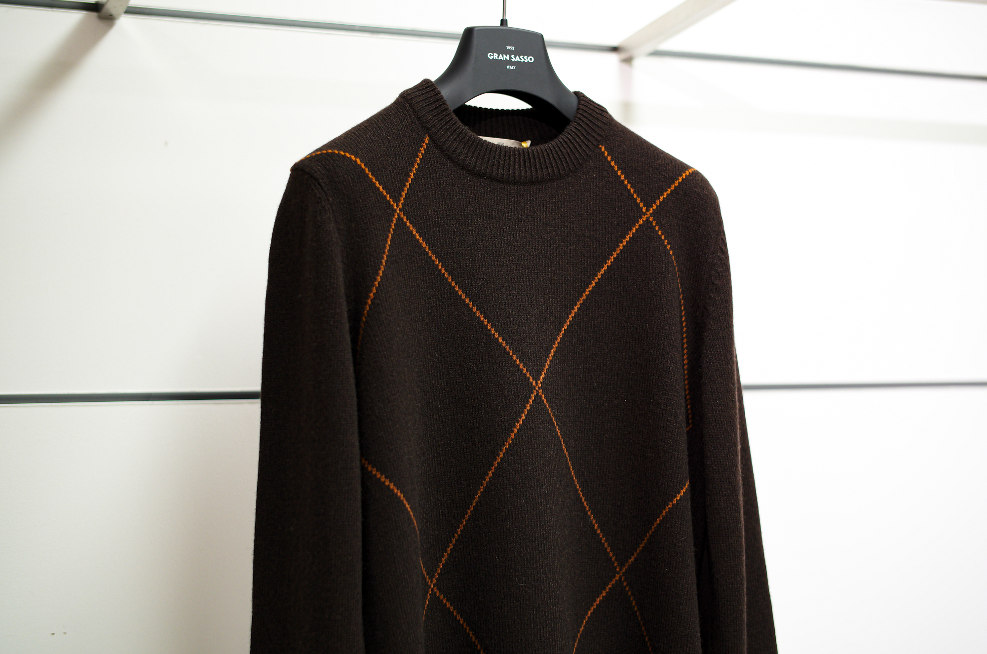 Gran Sasso "15911" アーガイル柄 8ゲージ Cashmere Wool Sewater カシミヤウール クルーネックセーター DARK BROWN × ORANGE (ダークブラウン × オレンジ・195) 2024秋冬 【ご予約開始】 愛知 名古屋 Alto e Diritto altoediritto アルトエデリット